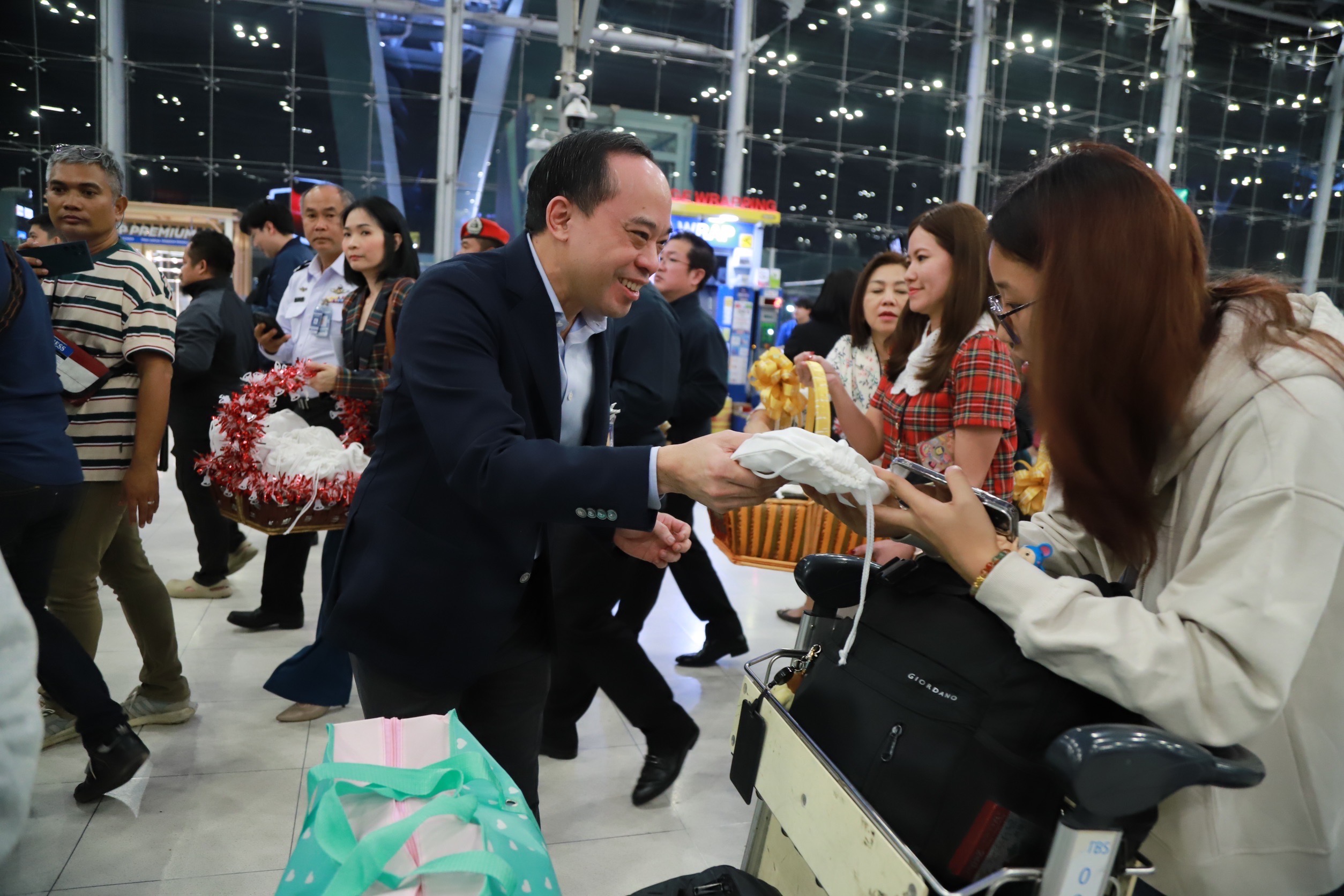 กรรมการผู้อำนวยการใหญ่ AOT ลงพื้นที่ท่าอากาศยานสุวรรณภูมิตรวจเยี่ยมความพร้อมรองรับผู้โดยสาร ช่วงเทศกาลปีใหม่ เมื่อวันที่ 26 ธันวาคม 2567 ดร.กีรติ กิจมานะวัฒน์ กรรมการผู้อำนวยการใหญ่ บริษัท ท่าอากาศยานไทย จำกัด (มหาชน) (AOT) พร้อมด้วย นายกิตติพงศ์ กิตติขจร ผู้อำนวยการท่าอากาศยานสุวรรณภูมิ ลงพื้นที่ตรวจความพร้อมสิ่งอำนวยความสะดวกและการบริการภายในอาคารผู้โดยสาร ท่าอากาศยานสุวรรณภูมิ (ทสภ.) เพื่อให้ เกิดความมั่นใจว่าจะสามารถรองรับการเดินทางของผู้โดยสารในช่วงเทศกาลปีใหม่ 2568 ได้อย่างมีประสิทธิภาพ ทั้งนี้ในช่วงเทศกาลดังกล่าว ทสภ. คาดการณ์ว่าจะมีผู้โดยสารใช้บริการเป็นจำนวนมากกว่า 200,000 คน ต่อวัน ดังนั้นเพื่อให้ผู้โดยสารได้รับความสะดวก รวดเร็ว ในการใช้บริการ ทสภ. จึงได้มีการเพิ่มกำลังเจ้าหน้าที่ให้บริการผู้โดยสารในทุกจุด อาทิ การจัดเจ้าหน้าที่ Airport Help พร้อมอำนวยความสะดวกและให้คำแนะนำการเช็กอินด้วยระบบเช็กอินอัตโนมัติ (CUSS) และเครื่องโหลดสัมภาระอัตโนมัติ (CUBD) รวมถึงแนะนำให้ผู้โดยสารลงทะเบียนระบบสแกนใบหน้าเพื่อใช้งานระบบ Biometric ซึ่งจะทำให้ผู้โดยสารผ่านกระบวนการขาออกได้อย่างรวดเร็วยิ่งขึ้น ในส่วนของด้านการรักษาความปลอดภัย ทสภ. ได้เพิ่มความถี่และเข้มงวดตรวจตราภายในอาคารผู้โดยสาร รวมถึงเน้นย้ำเจ้าหน้าที่และผู้ปฏิบัติงานในท่าอากาศยานให้ดูแลและใส่ใจการให้บริการผู้โดยสาร ให้ครบทุกด้าน รวมถึง ทสภ. ยังได้มีการบูรณาการความร่วมมือกับหน่วยงานราชการ สายการบิน และผู้ประกอบการต่างๆ เพื่อให้ผู้โดยสารได้รับการบริการที่สะดวก รวดเร็ว และปลอดภัย ในโอกาสนี้ ดร.กีรติ และนายกิตติพงศ์ ได้ร่วมแจกชุด Travel Kit มอบเป็นของขวัญเนื่องในโอกาสปีใหม่ ให้ผู้โดยสาร ณ โถงผู้โดยสารขาออกชั้น 4 อาคารผู้โดยสาร นอกจากนี้ ทสภ. ยังได้มีการนำน้ำดื่มตราสัญลักษณ์ ทสภ. มาแจกผู้โดยสารตามจุดต่างๆ อีกด้วย ทสภ. พร้อมเป็นประตูต้อนรับนักท่องเที่ยวจากทุกมุมโลก โดยมุ่งมั่นพัฒนาการบริการให้ได้มาตรฐานระดับโลก เพื่อก้าวสู่การเป็น 1 ใน 20 ท่าอากาศยานที่ดีที่สุดในโลกภายใน 5 ปี ร่วมเป็นส่วนหนึ่งในการขับเคลื่อนอุตสาหกรรมการบินและการท่องเที่ยวไทยให้เติบโตอย่างยั่งยืน เพื่อสร้างรายได้และพัฒนาเศรษฐกิจของประเทศให้เติบโต ตามนโยบายหลักของรัฐบาลต่อไป