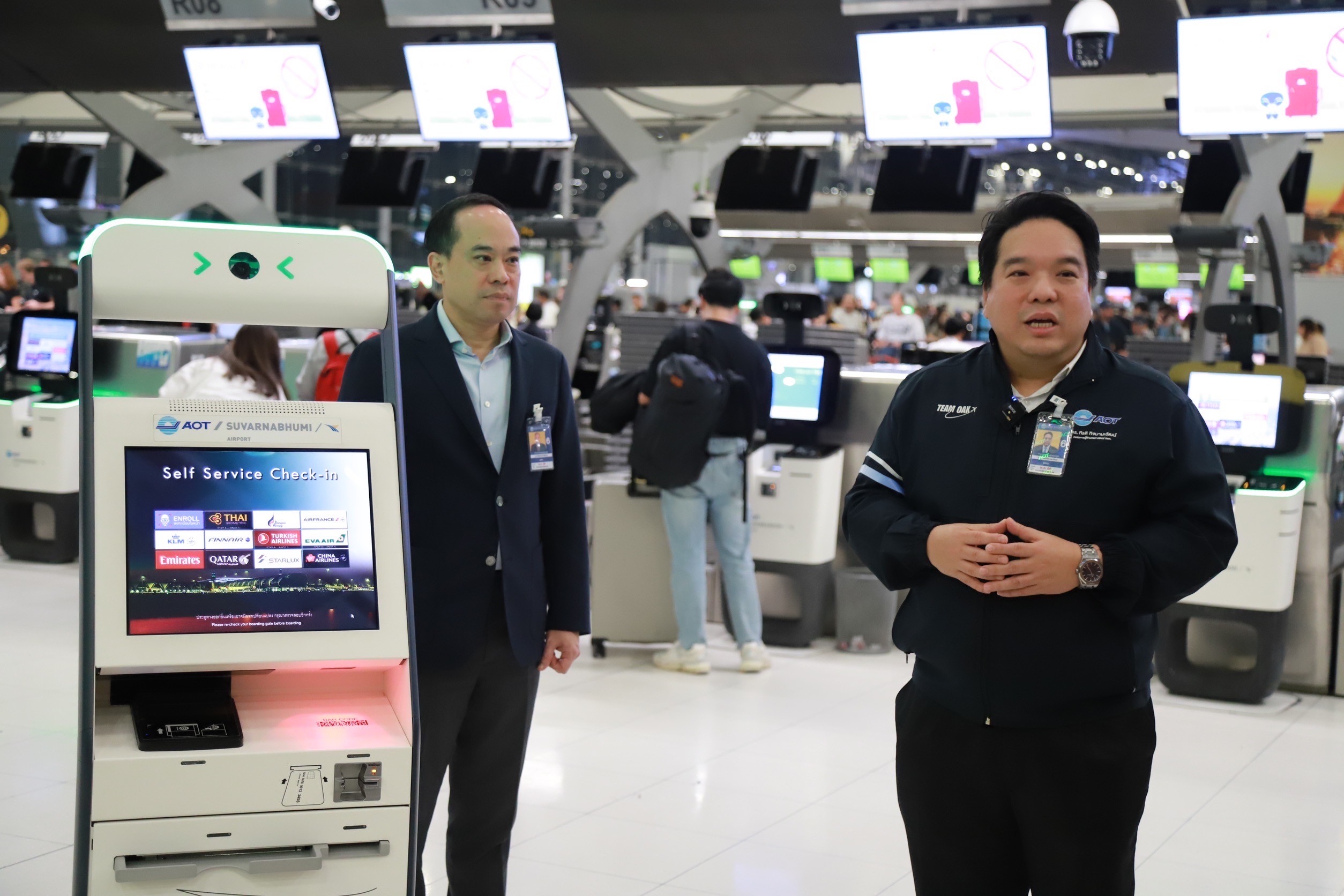 กรรมการผู้อำนวยการใหญ่ AOT ลงพื้นที่ท่าอากาศยานสุวรรณภูมิตรวจเยี่ยมความพร้อมรองรับผู้โดยสาร ช่วงเทศกาลปีใหม่ เมื่อวันที่ 26 ธันวาคม 2567 ดร.กีรติ กิจมานะวัฒน์ กรรมการผู้อำนวยการใหญ่ บริษัท ท่าอากาศยานไทย จำกัด (มหาชน) (AOT) พร้อมด้วย นายกิตติพงศ์ กิตติขจร ผู้อำนวยการท่าอากาศยานสุวรรณภูมิ ลงพื้นที่ตรวจความพร้อมสิ่งอำนวยความสะดวกและการบริการภายในอาคารผู้โดยสาร ท่าอากาศยานสุวรรณภูมิ (ทสภ.) เพื่อให้ เกิดความมั่นใจว่าจะสามารถรองรับการเดินทางของผู้โดยสารในช่วงเทศกาลปีใหม่ 2568 ได้อย่างมีประสิทธิภาพ ทั้งนี้ในช่วงเทศกาลดังกล่าว ทสภ. คาดการณ์ว่าจะมีผู้โดยสารใช้บริการเป็นจำนวนมากกว่า 200,000 คน ต่อวัน ดังนั้นเพื่อให้ผู้โดยสารได้รับความสะดวก รวดเร็ว ในการใช้บริการ ทสภ. จึงได้มีการเพิ่มกำลังเจ้าหน้าที่ให้บริการผู้โดยสารในทุกจุด อาทิ การจัดเจ้าหน้าที่ Airport Help พร้อมอำนวยความสะดวกและให้คำแนะนำการเช็กอินด้วยระบบเช็กอินอัตโนมัติ (CUSS) และเครื่องโหลดสัมภาระอัตโนมัติ (CUBD) รวมถึงแนะนำให้ผู้โดยสารลงทะเบียนระบบสแกนใบหน้าเพื่อใช้งานระบบ Biometric ซึ่งจะทำให้ผู้โดยสารผ่านกระบวนการขาออกได้อย่างรวดเร็วยิ่งขึ้น ในส่วนของด้านการรักษาความปลอดภัย ทสภ. ได้เพิ่มความถี่และเข้มงวดตรวจตราภายในอาคารผู้โดยสาร รวมถึงเน้นย้ำเจ้าหน้าที่และผู้ปฏิบัติงานในท่าอากาศยานให้ดูแลและใส่ใจการให้บริการผู้โดยสาร ให้ครบทุกด้าน รวมถึง ทสภ. ยังได้มีการบูรณาการความร่วมมือกับหน่วยงานราชการ สายการบิน และผู้ประกอบการต่างๆ เพื่อให้ผู้โดยสารได้รับการบริการที่สะดวก รวดเร็ว และปลอดภัย ในโอกาสนี้ ดร.กีรติ และนายกิตติพงศ์ ได้ร่วมแจกชุด Travel Kit มอบเป็นของขวัญเนื่องในโอกาสปีใหม่ ให้ผู้โดยสาร ณ โถงผู้โดยสารขาออกชั้น 4 อาคารผู้โดยสาร นอกจากนี้ ทสภ. ยังได้มีการนำน้ำดื่มตราสัญลักษณ์ ทสภ. มาแจกผู้โดยสารตามจุดต่างๆ อีกด้วย ทสภ. พร้อมเป็นประตูต้อนรับนักท่องเที่ยวจากทุกมุมโลก โดยมุ่งมั่นพัฒนาการบริการให้ได้มาตรฐานระดับโลก เพื่อก้าวสู่การเป็น 1 ใน 20 ท่าอากาศยานที่ดีที่สุดในโลกภายใน 5 ปี ร่วมเป็นส่วนหนึ่งในการขับเคลื่อนอุตสาหกรรมการบินและการท่องเที่ยวไทยให้เติบโตอย่างยั่งยืน เพื่อสร้างรายได้และพัฒนาเศรษฐกิจของประเทศให้เติบโต ตามนโยบายหลักของรัฐบาลต่อไป