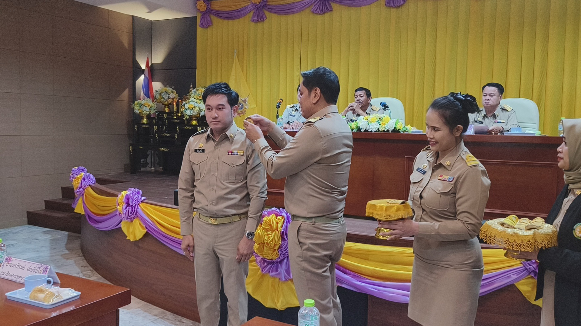 นายอำนวย บุญริ้ว นายกเทศมนตรี แถลงนโยบายต่อสภาเทศบาลเมืองแพรกษาใหม่              เมื่อเวลา 13.00 น.วันที่ 20 มกราคม 2568 ที่ห้องประชุม ชั้น 3 เทศบาลเมืองแพรกษาใหม่ อำเภอเมืองสมุทรปราการ จังหวัดสมุทรปราการ ได้มีการประชุมสภาสมัยวิสามัญ สมัยที่ 1 ประจำปี พ.ศ.2568 มีนายภักต์ บุญเสริม ทำหน้าที่ประธานสภา จากนั้นนายอำนวย บุญริ้ว นายกเทศมนตรีเมืองแพรกษาใหม่ ได้แถลงนโยบายต่อสภา ว่ามีความมุ่งมั่นที่จะนำพาเทศบาลเมืองแพรกษาใหม่ สู่องค์กรปกครองส่วนท้องถิ่นที่เป็นความหวังเป็นโอกาสในการสร้างคุณภาพชีวิตทีดี เพื่ออนาคตของประชาชนทุกคนในพื้นที่ ภายใต้ความท้าทายจากปัญหาที่เกิดขึ้นของเศรษฐกิจระดับประเทศ การเปลี่ยนแปลงเทคโนโลยีและการแข่งขันทางการค้าต่างประเทศ ทำให้ต้องปรับปรุงรูปแบบการบริการประชาชนให้เข้าถึงข้อมูลข่าวสารได้โดยง่าย และมีประสิทธิภาพ                โดยมีนโยบายเร่งด่วนที่เทศบาลเมืองแพรกษาใหม่ ต้องทำทันทีเพื่อนำความหวังของชาวตำบลแพรกษาใหม่กลับมาให้เร็วที่สุดคือ การพัฒนากลุ่มอาชีพให้เข้มแข็งและมีประสิทธิภาพ มีรายได้เพียงพอต่อการดำรงชีพ การพัฒนาโครงสร้างพื้นฐานให้แข็งแรง สะดวก ปลอดภัยตอบสนองทุกชุมชน การพัฒนาระบบการศึกษาให้อนาคตของท้องถิ่น มีคุณภาพการศึกษาที่ทันสมัย และเท่าเทียม การพัฒนาคุณภาพชีวิตผู้สูงอายุ ให้มีความภาคภูมิใจในตนเอง ดำรงชีพอย่างมีศักดิ์ศรีและมีเกียรติ การส่งเสริมความเสมอภาคทางเพศให้ทุกคนอยู่ร่วมกันได้อย่างมีความสุข การส่งเสริมยกระดับการบริหารประชาชนอย่างรวดเร็ว เป็นทำโปร่งใส สร้างความเข้าใจที่ถูกต้อง การส่งเสริมคุณภาพชีวิตสิ่งแวดล้อมให้ปลอดภัยไร้มลพิษ 8. ส่งเสริมระบบสาธารณสุขให้สะดวก รวดเร็ว ทั่วถึง ตรงต่อความต้องการของประชาชน การ พัฒนาเทคโนโลยีให้ประชาชนเข้าถึงโดยง่ายและสร้างโอกาสที่หลากหลาย และการพัฒนาองค์กรให้ประชาชนมีส่วนร่วม ร่วมคิด ร่วมทำ ร่วมตัดสิน เพื่ออนาคตของทุกคน   โดยนายกเทศมนตรีเมืองแพรกษาใหม่ ยังได้กล่าวอีกว่า ตน ในฐานะนายกเทศมนตรีเมืองแพรกษาใหม่ ขอย้ำเจตนารมณ์ในการบริหารราชการส่วนท้องถิ่น ภายใต้การส่งเสริมของสถาบันชาติ ศาสนา และพระมหากษัตริย์ อันเทิดไว้เหนือเกล้า เหนือกระหม่อม ให้ทุกสถาบันเป็นกลไกสร้างคุณธรรมจริยธรรมในการดำรงชีวิตเพื่อเป้าหมายความสงบสุข ร่มเย็นคุณภาพชีวิตที่ดีงามของประชาชนสืบไป                นอกจากนี้ ภายในที่ประชุม นายอำนวย บุญริ้ว นายกเทศมนตรีเมืองแพรกษาใหม่ ยังได้ประดับขีดให้กับคณะผู้บริหารประกอบไปด้วย นายณัฐพล บุญริ้ว นายบุญธรรม อินทรแย้ม นางสาวศิริพร ทับคล้าย รองนายกเทศมนตรีเมืองแพรกษาใหม่ พ.จ.อ.พิรภพ แสงเพชร ที่ปรึกษานายกเทศมนตรี นางสาวมยุรี ทรงวัฒนาสกุล และนายธนกร พลีเกตุ เลขานุการนายกเทศมนตรี   เมื่อเสร็จสิ้นการประชุมทางสมาชิกสภาเทศบาลเมืองแพรกษาใหม่ ตลอดจนกำนัน ผู้ใหญ่บ้าน หัวหน้าส่วนราชการ พนักงานเทศบาล และชาวชุมชนแพรกษาใหม่ นำกระเช้าของขวัญ ดอกไม้ มาร่วมแสดงความยินดี กับนายอำนวย บุญริ้ว นายกเทศมนตรีเมืองแพรกษาใหม่ ที่สามารถชนะการเลือกตั้งกลับมาทำหน้าที่นายกเทศมนตรีอีกสมัย บรรยากาศ เต็มไปด้วยความอบอุ่นและรอยยิ้มของประชาชนที่เข้ามาร่วมแสดงความยินดี