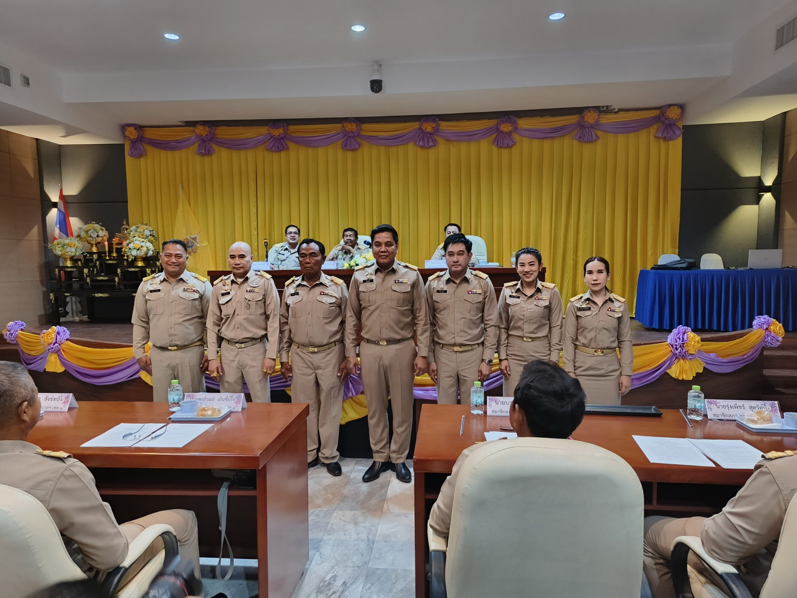 นายอำนวย บุญริ้ว นายกเทศมนตรี แถลงนโยบายต่อสภาเทศบาลเมืองแพรกษาใหม่              เมื่อเวลา 13.00 น.วันที่ 20 มกราคม 2568 ที่ห้องประชุม ชั้น 3 เทศบาลเมืองแพรกษาใหม่ อำเภอเมืองสมุทรปราการ จังหวัดสมุทรปราการ ได้มีการประชุมสภาสมัยวิสามัญ สมัยที่ 1 ประจำปี พ.ศ.2568 มีนายภักต์ บุญเสริม ทำหน้าที่ประธานสภา จากนั้นนายอำนวย บุญริ้ว นายกเทศมนตรีเมืองแพรกษาใหม่ ได้แถลงนโยบายต่อสภา ว่ามีความมุ่งมั่นที่จะนำพาเทศบาลเมืองแพรกษาใหม่ สู่องค์กรปกครองส่วนท้องถิ่นที่เป็นความหวังเป็นโอกาสในการสร้างคุณภาพชีวิตทีดี เพื่ออนาคตของประชาชนทุกคนในพื้นที่ ภายใต้ความท้าทายจากปัญหาที่เกิดขึ้นของเศรษฐกิจระดับประเทศ การเปลี่ยนแปลงเทคโนโลยีและการแข่งขันทางการค้าต่างประเทศ ทำให้ต้องปรับปรุงรูปแบบการบริการประชาชนให้เข้าถึงข้อมูลข่าวสารได้โดยง่าย และมีประสิทธิภาพ                โดยมีนโยบายเร่งด่วนที่เทศบาลเมืองแพรกษาใหม่ ต้องทำทันทีเพื่อนำความหวังของชาวตำบลแพรกษาใหม่กลับมาให้เร็วที่สุดคือ การพัฒนากลุ่มอาชีพให้เข้มแข็งและมีประสิทธิภาพ มีรายได้เพียงพอต่อการดำรงชีพ การพัฒนาโครงสร้างพื้นฐานให้แข็งแรง สะดวก ปลอดภัยตอบสนองทุกชุมชน การพัฒนาระบบการศึกษาให้อนาคตของท้องถิ่น มีคุณภาพการศึกษาที่ทันสมัย และเท่าเทียม การพัฒนาคุณภาพชีวิตผู้สูงอายุ ให้มีความภาคภูมิใจในตนเอง ดำรงชีพอย่างมีศักดิ์ศรีและมีเกียรติ การส่งเสริมความเสมอภาคทางเพศให้ทุกคนอยู่ร่วมกันได้อย่างมีความสุข การส่งเสริมยกระดับการบริหารประชาชนอย่างรวดเร็ว เป็นทำโปร่งใส สร้างความเข้าใจที่ถูกต้อง การส่งเสริมคุณภาพชีวิตสิ่งแวดล้อมให้ปลอดภัยไร้มลพิษ 8. ส่งเสริมระบบสาธารณสุขให้สะดวก รวดเร็ว ทั่วถึง ตรงต่อความต้องการของประชาชน การ พัฒนาเทคโนโลยีให้ประชาชนเข้าถึงโดยง่ายและสร้างโอกาสที่หลากหลาย และการพัฒนาองค์กรให้ประชาชนมีส่วนร่วม ร่วมคิด ร่วมทำ ร่วมตัดสิน เพื่ออนาคตของทุกคน   โดยนายกเทศมนตรีเมืองแพรกษาใหม่ ยังได้กล่าวอีกว่า ตน ในฐานะนายกเทศมนตรีเมืองแพรกษาใหม่ ขอย้ำเจตนารมณ์ในการบริหารราชการส่วนท้องถิ่น ภายใต้การส่งเสริมของสถาบันชาติ ศาสนา และพระมหากษัตริย์ อันเทิดไว้เหนือเกล้า เหนือกระหม่อม ให้ทุกสถาบันเป็นกลไกสร้างคุณธรรมจริยธรรมในการดำรงชีวิตเพื่อเป้าหมายความสงบสุข ร่มเย็นคุณภาพชีวิตที่ดีงามของประชาชนสืบไป                นอกจากนี้ ภายในที่ประชุม นายอำนวย บุญริ้ว นายกเทศมนตรีเมืองแพรกษาใหม่ ยังได้ประดับขีดให้กับคณะผู้บริหารประกอบไปด้วย นายณัฐพล บุญริ้ว นายบุญธรรม อินทรแย้ม นางสาวศิริพร ทับคล้าย รองนายกเทศมนตรีเมืองแพรกษาใหม่ พ.จ.อ.พิรภพ แสงเพชร ที่ปรึกษานายกเทศมนตรี นางสาวมยุรี ทรงวัฒนาสกุล และนายธนกร พลีเกตุ เลขานุการนายกเทศมนตรี   เมื่อเสร็จสิ้นการประชุมทางสมาชิกสภาเทศบาลเมืองแพรกษาใหม่ ตลอดจนกำนัน ผู้ใหญ่บ้าน หัวหน้าส่วนราชการ พนักงานเทศบาล และชาวชุมชนแพรกษาใหม่ นำกระเช้าของขวัญ ดอกไม้ มาร่วมแสดงความยินดี กับนายอำนวย บุญริ้ว นายกเทศมนตรีเมืองแพรกษาใหม่ ที่สามารถชนะการเลือกตั้งกลับมาทำหน้าที่นายกเทศมนตรีอีกสมัย บรรยากาศ เต็มไปด้วยความอบอุ่นและรอยยิ้มของประชาชนที่เข้ามาร่วมแสดงความยินดี