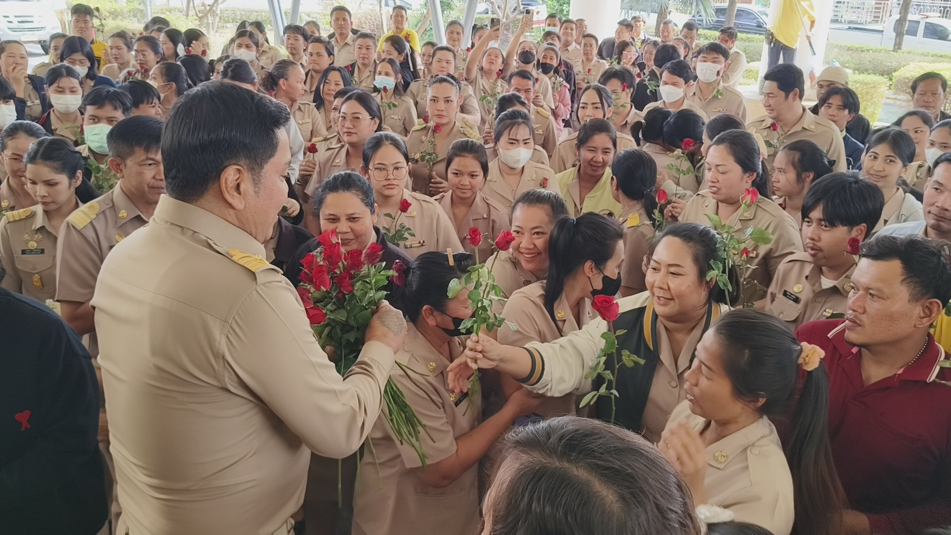 นายอำนวย บุญริ้ว นายกเทศมนตรี แถลงนโยบายต่อสภาเทศบาลเมืองแพรกษาใหม่              เมื่อเวลา 13.00 น.วันที่ 20 มกราคม 2568 ที่ห้องประชุม ชั้น 3 เทศบาลเมืองแพรกษาใหม่ อำเภอเมืองสมุทรปราการ จังหวัดสมุทรปราการ ได้มีการประชุมสภาสมัยวิสามัญ สมัยที่ 1 ประจำปี พ.ศ.2568 มีนายภักต์ บุญเสริม ทำหน้าที่ประธานสภา จากนั้นนายอำนวย บุญริ้ว นายกเทศมนตรีเมืองแพรกษาใหม่ ได้แถลงนโยบายต่อสภา ว่ามีความมุ่งมั่นที่จะนำพาเทศบาลเมืองแพรกษาใหม่ สู่องค์กรปกครองส่วนท้องถิ่นที่เป็นความหวังเป็นโอกาสในการสร้างคุณภาพชีวิตทีดี เพื่ออนาคตของประชาชนทุกคนในพื้นที่ ภายใต้ความท้าทายจากปัญหาที่เกิดขึ้นของเศรษฐกิจระดับประเทศ การเปลี่ยนแปลงเทคโนโลยีและการแข่งขันทางการค้าต่างประเทศ ทำให้ต้องปรับปรุงรูปแบบการบริการประชาชนให้เข้าถึงข้อมูลข่าวสารได้โดยง่าย และมีประสิทธิภาพ                โดยมีนโยบายเร่งด่วนที่เทศบาลเมืองแพรกษาใหม่ ต้องทำทันทีเพื่อนำความหวังของชาวตำบลแพรกษาใหม่กลับมาให้เร็วที่สุดคือ การพัฒนากลุ่มอาชีพให้เข้มแข็งและมีประสิทธิภาพ มีรายได้เพียงพอต่อการดำรงชีพ การพัฒนาโครงสร้างพื้นฐานให้แข็งแรง สะดวก ปลอดภัยตอบสนองทุกชุมชน การพัฒนาระบบการศึกษาให้อนาคตของท้องถิ่น มีคุณภาพการศึกษาที่ทันสมัย และเท่าเทียม การพัฒนาคุณภาพชีวิตผู้สูงอายุ ให้มีความภาคภูมิใจในตนเอง ดำรงชีพอย่างมีศักดิ์ศรีและมีเกียรติ การส่งเสริมความเสมอภาคทางเพศให้ทุกคนอยู่ร่วมกันได้อย่างมีความสุข การส่งเสริมยกระดับการบริหารประชาชนอย่างรวดเร็ว เป็นทำโปร่งใส สร้างความเข้าใจที่ถูกต้อง การส่งเสริมคุณภาพชีวิตสิ่งแวดล้อมให้ปลอดภัยไร้มลพิษ 8. ส่งเสริมระบบสาธารณสุขให้สะดวก รวดเร็ว ทั่วถึง ตรงต่อความต้องการของประชาชน การ พัฒนาเทคโนโลยีให้ประชาชนเข้าถึงโดยง่ายและสร้างโอกาสที่หลากหลาย และการพัฒนาองค์กรให้ประชาชนมีส่วนร่วม ร่วมคิด ร่วมทำ ร่วมตัดสิน เพื่ออนาคตของทุกคน   โดยนายกเทศมนตรีเมืองแพรกษาใหม่ ยังได้กล่าวอีกว่า ตน ในฐานะนายกเทศมนตรีเมืองแพรกษาใหม่ ขอย้ำเจตนารมณ์ในการบริหารราชการส่วนท้องถิ่น ภายใต้การส่งเสริมของสถาบันชาติ ศาสนา และพระมหากษัตริย์ อันเทิดไว้เหนือเกล้า เหนือกระหม่อม ให้ทุกสถาบันเป็นกลไกสร้างคุณธรรมจริยธรรมในการดำรงชีวิตเพื่อเป้าหมายความสงบสุข ร่มเย็นคุณภาพชีวิตที่ดีงามของประชาชนสืบไป                นอกจากนี้ ภายในที่ประชุม นายอำนวย บุญริ้ว นายกเทศมนตรีเมืองแพรกษาใหม่ ยังได้ประดับขีดให้กับคณะผู้บริหารประกอบไปด้วย นายณัฐพล บุญริ้ว นายบุญธรรม อินทรแย้ม นางสาวศิริพร ทับคล้าย รองนายกเทศมนตรีเมืองแพรกษาใหม่ พ.จ.อ.พิรภพ แสงเพชร ที่ปรึกษานายกเทศมนตรี นางสาวมยุรี ทรงวัฒนาสกุล และนายธนกร พลีเกตุ เลขานุการนายกเทศมนตรี   เมื่อเสร็จสิ้นการประชุมทางสมาชิกสภาเทศบาลเมืองแพรกษาใหม่ ตลอดจนกำนัน ผู้ใหญ่บ้าน หัวหน้าส่วนราชการ พนักงานเทศบาล และชาวชุมชนแพรกษาใหม่ นำกระเช้าของขวัญ ดอกไม้ มาร่วมแสดงความยินดี กับนายอำนวย บุญริ้ว นายกเทศมนตรีเมืองแพรกษาใหม่ ที่สามารถชนะการเลือกตั้งกลับมาทำหน้าที่นายกเทศมนตรีอีกสมัย บรรยากาศ เต็มไปด้วยความอบอุ่นและรอยยิ้มของประชาชนที่เข้ามาร่วมแสดงความยินดี