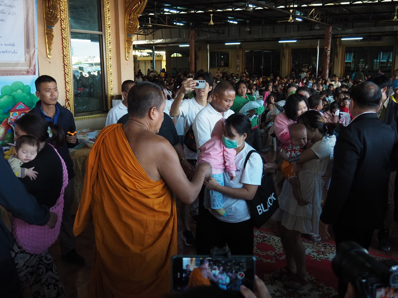 วัดบางพลีใหญ่กลางจัดกิจกรรมวันเด็กแห่งชาติมีเด็กร่วมงานกว่า3พันคน ที่วัดบางพลีใหญ่กลาง อ.บางพลี จ.สมุทรปราการ พระครูปลัดสุวัฒนศีลคุณ ดร. หรือที่ชาวบ้านเรียกว่า “พระครูแจ้” เจ้าอาวาสวัดบางพลีใหญ่กลาง จัดกิจกรรมวัดเด็กแห่งชาติ ประจำปี 2568 ภายในงานได้มีการแจกของขวัญ ทั้งจักรยาน ชุดนักเรียน รองเท้าสมุด ดินสอ ขนม นม และแจกเงินให้เด็กที่มาร่วมงานทุกคนขั้นต่ำคนละ200 บาท โดยมี นายสมศักดิ์ แก้วเสนา ปลัดจังหวัดสมุทรปราการ คณะไวยาวัจกร กรรมการวัดบางพลีใหญ่กลาง อบต.บางพลีใหญ่ กองพิสูจน์หลักฐาน เจ้าหน้าที่ตำรวจ สภ.บางปู สภ.บางพลี เจ้าหน้าที่ ศูนย์แพทย์ชุมชนวัดบางพลีใหญ่กลาง สำนักงานวัฒนธรรมจังหวัดสมุทรปราการ คณะสื่อมวลชน ผู้ปกครอง และเด็กๆ เข้าร่วมกิจกรรม กันจำนวน3,000 คน