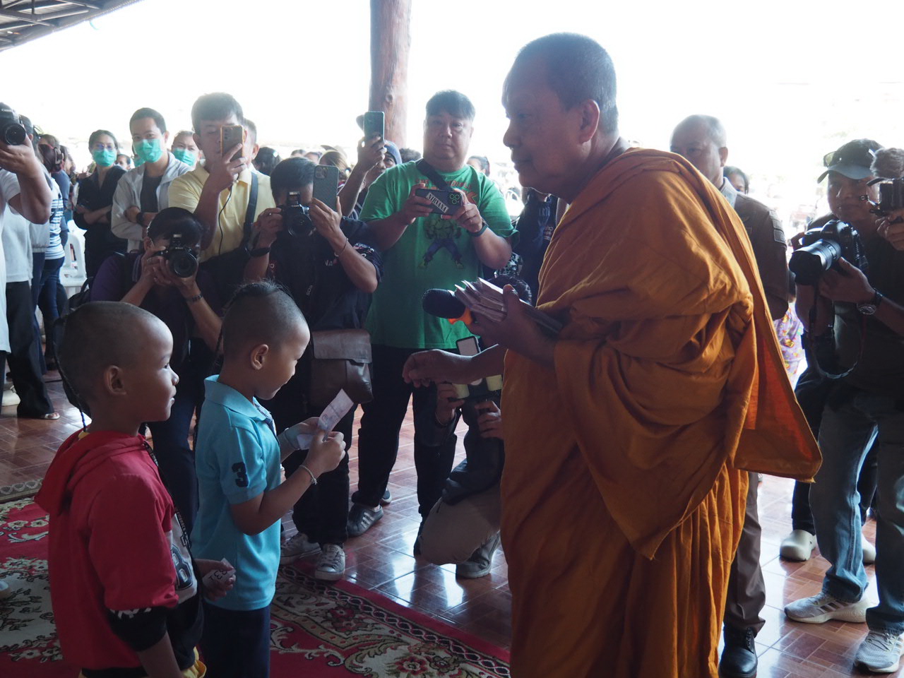 วัดบางพลีใหญ่กลางจัดกิจกรรมวันเด็กแห่งชาติมีเด็กร่วมงานกว่า3พันคน ที่วัดบางพลีใหญ่กลาง อ.บางพลี จ.สมุทรปราการ พระครูปลัดสุวัฒนศีลคุณ ดร. หรือที่ชาวบ้านเรียกว่า “พระครูแจ้” เจ้าอาวาสวัดบางพลีใหญ่กลาง จัดกิจกรรมวัดเด็กแห่งชาติ ประจำปี 2568 ภายในงานได้มีการแจกของขวัญ ทั้งจักรยาน ชุดนักเรียน รองเท้าสมุด ดินสอ ขนม นม และแจกเงินให้เด็กที่มาร่วมงานทุกคนขั้นต่ำคนละ200 บาท โดยมี นายสมศักดิ์ แก้วเสนา ปลัดจังหวัดสมุทรปราการ คณะไวยาวัจกร กรรมการวัดบางพลีใหญ่กลาง อบต.บางพลีใหญ่ กองพิสูจน์หลักฐาน เจ้าหน้าที่ตำรวจ สภ.บางปู สภ.บางพลี เจ้าหน้าที่ ศูนย์แพทย์ชุมชนวัดบางพลีใหญ่กลาง สำนักงานวัฒนธรรมจังหวัดสมุทรปราการ คณะสื่อมวลชน ผู้ปกครอง และเด็กๆ เข้าร่วมกิจกรรม กันจำนวน3,000 คน