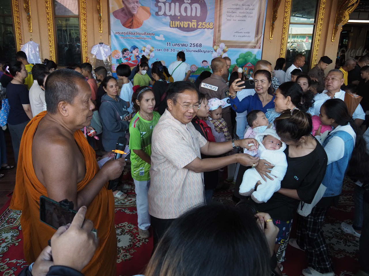 วัดบางพลีใหญ่กลางจัดกิจกรรมวันเด็กแห่งชาติมีเด็กร่วมงานกว่า3พันคน ที่วัดบางพลีใหญ่กลาง อ.บางพลี จ.สมุทรปราการ พระครูปลัดสุวัฒนศีลคุณ ดร. หรือที่ชาวบ้านเรียกว่า “พระครูแจ้” เจ้าอาวาสวัดบางพลีใหญ่กลาง จัดกิจกรรมวัดเด็กแห่งชาติ ประจำปี 2568 ภายในงานได้มีการแจกของขวัญ ทั้งจักรยาน ชุดนักเรียน รองเท้าสมุด ดินสอ ขนม นม และแจกเงินให้เด็กที่มาร่วมงานทุกคนขั้นต่ำคนละ200 บาท โดยมี นายสมศักดิ์ แก้วเสนา ปลัดจังหวัดสมุทรปราการ คณะไวยาวัจกร กรรมการวัดบางพลีใหญ่กลาง อบต.บางพลีใหญ่ กองพิสูจน์หลักฐาน เจ้าหน้าที่ตำรวจ สภ.บางปู สภ.บางพลี เจ้าหน้าที่ ศูนย์แพทย์ชุมชนวัดบางพลีใหญ่กลาง สำนักงานวัฒนธรรมจังหวัดสมุทรปราการ คณะสื่อมวลชน ผู้ปกครอง และเด็กๆ เข้าร่วมกิจกรรม กันจำนวน3,000 คน