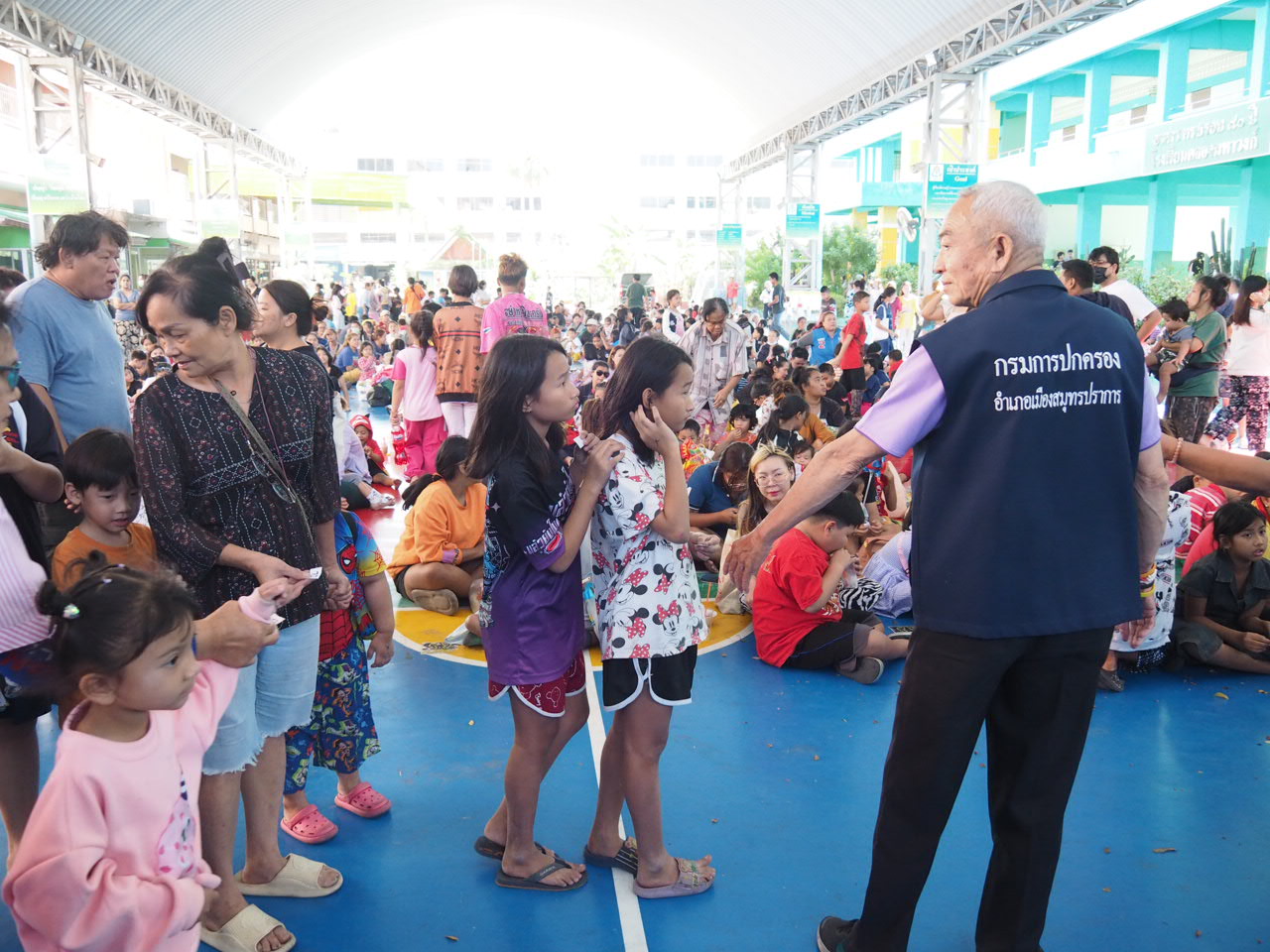 โรงเรียนคลองมหาวงก์จัดงานวันเด็กคึกคัก เมื่อเวลา 13.00น.วันที่ 10 มกราคม พ.ศ.2568 ที่โรงเรียนคลองมหาวงก์ เลขที่ 239 ม.2 ต.บางเมือง อ.เมืองสมุทรปราการ จ.สมุทรปราการได้จัดกิจกรรมวันเด็กแห่งชาติ โดยมีผู้ใหญ่ใจดี ร่วมสนับสนุนของขวัญ ขนมและทุนการศึกษาจำนวนมากในการกิจกรรมวันเด็กแห่งชาติในครั้งนี้ โดยมีคณะครูอาจารย์โรงเรียนคลองมหาวงก์รวมทั้งน.ส.ขวัญเรือน นาคทิม กำนันตำบลบางเมือง พร้อมเจ้าหน้าที่ฝ่ายปกครองรวมทั้งผู้ใหญ่ใจดีร่วมกันจัดกิจกรรม และได้รับเกียรติจากนาวาเอก อนุศักดิ์ นาคทิม นายกเทศมนตรีตำบลบางเมือง เข้าร่วมกิจกรรมดังกล่าวด้วย โดยมีเด็กนักเรียนจำนวนมากเข้าร่วมกิจกรรมและรับของแจกที่ผู้ใหญ่ใจดีนำมามอบให้ ขณะที่โดยรอบโรงเรียนได้มีอาหาร น้ำดื่ม ขนม มาแจกเด็กๆทุกคนที่เข้ามาร่วมงาน ภายในงานได้มีของรางวัลวางเรียงรายบนเวทีจำนวนมาก อาทิ รถจักรยาน พัดลม ตุ๊กตา เงินสด และของรางวัลอื่นๆจำนวนมาก โดยมีกิจกรรมต่างๆ อาทิ การแสดงของครูอาจารย์ ที่แต่งตัวเป็นเด็กนักเรียนออกมาแสดงโชว์ สร้างสีสันภายในงานได้เป็นอย่างดี ขณะที่คณะครูอาจารย์ อยากให้เด็กนักเรียนทุกคนได้รางวัล ไม่อยากให้กลับบ้านมือเปล่า จึงได้จับเบอร์ เพื่อให้นักเรียนได้ลุ้นรางวัลกันทุกคนและเดินเข้าแถวรับรางวัลอย่างเป็นระเบียบ สร้างรอยยิ้มให้กับเด็กๆทุกคนที่มาร่วมงานเป็นอย่างมาก