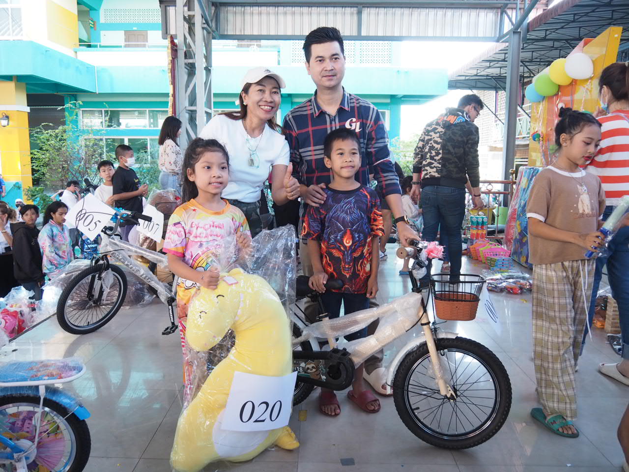 โรงเรียนคลองมหาวงก์จัดงานวันเด็กคึกคัก เมื่อเวลา 13.00น.วันที่ 10 มกราคม พ.ศ.2568 ที่โรงเรียนคลองมหาวงก์ เลขที่ 239 ม.2 ต.บางเมือง อ.เมืองสมุทรปราการ จ.สมุทรปราการได้จัดกิจกรรมวันเด็กแห่งชาติ โดยมีผู้ใหญ่ใจดี ร่วมสนับสนุนของขวัญ ขนมและทุนการศึกษาจำนวนมากในการกิจกรรมวันเด็กแห่งชาติในครั้งนี้ โดยมีคณะครูอาจารย์โรงเรียนคลองมหาวงก์รวมทั้งน.ส.ขวัญเรือน นาคทิม กำนันตำบลบางเมือง พร้อมเจ้าหน้าที่ฝ่ายปกครองรวมทั้งผู้ใหญ่ใจดีร่วมกันจัดกิจกรรม และได้รับเกียรติจากนาวาเอก อนุศักดิ์ นาคทิม นายกเทศมนตรีตำบลบางเมือง เข้าร่วมกิจกรรมดังกล่าวด้วย โดยมีเด็กนักเรียนจำนวนมากเข้าร่วมกิจกรรมและรับของแจกที่ผู้ใหญ่ใจดีนำมามอบให้ ขณะที่โดยรอบโรงเรียนได้มีอาหาร น้ำดื่ม ขนม มาแจกเด็กๆทุกคนที่เข้ามาร่วมงาน ภายในงานได้มีของรางวัลวางเรียงรายบนเวทีจำนวนมาก อาทิ รถจักรยาน พัดลม ตุ๊กตา เงินสด และของรางวัลอื่นๆจำนวนมาก โดยมีกิจกรรมต่างๆ อาทิ การแสดงของครูอาจารย์ ที่แต่งตัวเป็นเด็กนักเรียนออกมาแสดงโชว์ สร้างสีสันภายในงานได้เป็นอย่างดี ขณะที่คณะครูอาจารย์ อยากให้เด็กนักเรียนทุกคนได้รางวัล ไม่อยากให้กลับบ้านมือเปล่า จึงได้จับเบอร์ เพื่อให้นักเรียนได้ลุ้นรางวัลกันทุกคนและเดินเข้าแถวรับรางวัลอย่างเป็นระเบียบ สร้างรอยยิ้มให้กับเด็กๆทุกคนที่มาร่วมงานเป็นอย่างมาก