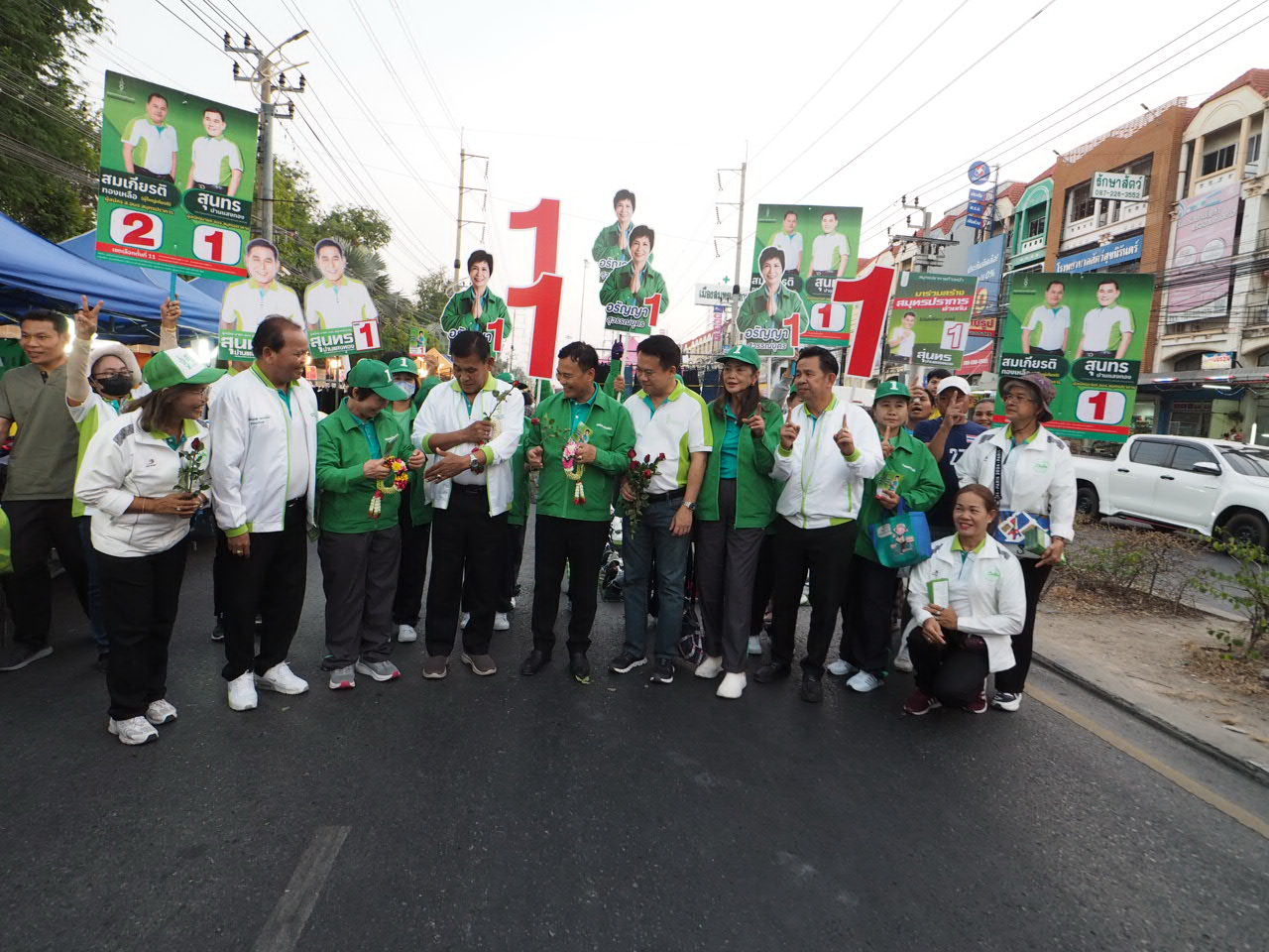สมุทรปราการ สุทธิวิทย์ ชยุตม์วรกานต์ ผู้สมัครนายกเทศมนตรีและผู้สมัครนายกอบจ.มาหาเสียงที่เดียวกันเจอกันโดยบังเอิญ เมื่อเวลา18.00น.วันที่ 19 มกราคม 2568 นางอรัญญา สุวรรณบุตร ผู้สมัครรับเลือกตั้งนายกเทศมนตรีตำบลแพรกษาหมายเลข 1 ได้ลงพื้นที่หาเสียงบริเวณ “ถนนคนเดินแพรกษา” อ.เมือง จ.สมุทรปราการ พร้อมด้วยดร.ยงยุทธ สุวรรณบุตร อดีตส.ส.สมุทรปราการ และทีมงานแพรกษาก้าวหน้า เพื่อแจกบัตรแนะนำตัวกับบรรดาพ่อค้าแม่ค้าที่มาตั้งร้านค้าขายของ ซึ่งมีประชาชนมาจับจ่ายซื้อของกันจำนวนมาก โดยการเลือกตั้งนายกเทศมนตรีตำบลแพรกษาจะมีขึ้นในวันที่ 16 กุมภาพันธ์ 2568 ขณะที่ทีมของนางอรัญญา สุวรรณบุตร ได้หาเสียงอยู่นั้น ก็ได้ไปเจอกับกลุ่มหาเสียง ของนายสุนทร ปานแสงทอง ผู้สมัครรับเลือกตั้ง นายกองค์การบริหารส่วนจังหวัดสมุทรปราการ หมายเลข1 และนายสมเกียรติ ทองเหลือ ผู้สมัครสมาชิกสภาองค์การบริหารส่วนจังหวัดสมุทรปราการ หมายเลข2 โดยสวมชุดสีเขียว-ขาว ซึ่งจะมีการเลือกตั้งในวันที่ 1 กุมภาพันธ์ 2568 ลงพื้นที่หาเสียงที่ถนนคนเดินแพรกษาเช่นกัน โดยเมื่อทั้งสองฝ่ายได้เจอกัน จึงได้เดินเข้าหาด้วยรอยยิ้มและจับมือทักทาย พร้อมกับเดินหาเสียงไปด้วยกัน เนื่องจากผู้สมัครนายกเทศมนตรีตำบลแพรกษา และผู้สมัครนายกองค์การบริหารส่วนจังหวัดสมุทรปราการ ได้หมายเลข 1 เหมือนกัน จึงทำให้การหาเสียงไม่ทำให้ประชาชนเกิดการสับสน พร้อมกับเดินทักทายประชาชนที่เดินมาจับจ่ายใช้สอยรวมทั้งพ่อค้าแม่ค้าที่ขายของบริเวณดังกล่าว ทำให้บรรยากาศการหาเสียงครั้งนี้เป็นไปด้วยความคึกคัก เนื่องจากมีทีมหาเสียง มากถึง 2 ทีม แต่สามารถเดินหาเสียงไปพร้อมๆกันได้ เนื่องจากทั้ง2ฝ่ายมองว่า ที่ถนนคนเดินแพรกษา มักจะมีประชาชนมาซื้อของจำนวนมาก และพ่อค้าแม่ค้านำสินค้ามาขายหลากหลายอย่างจึงทำให้ เป็นจุดหมายเดียวกันในการหาเสียงและทำให้มาเจอกันโดยบังเอิญ