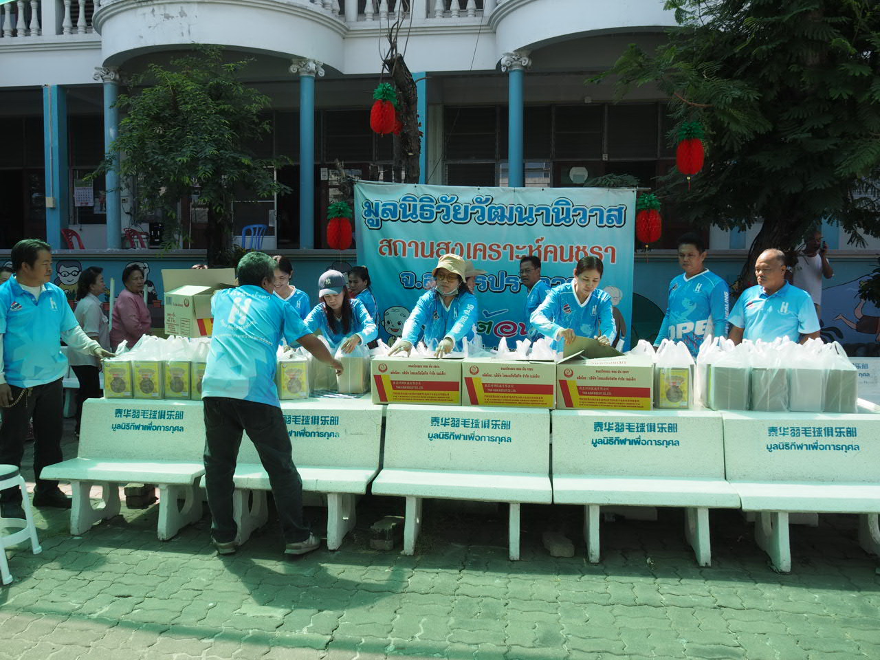 ครอบครัว “พาณิชย์พิศาล” และชมรมโฮบฯ จัดเลี้ยงอาหารกลางวันให้คนชรา