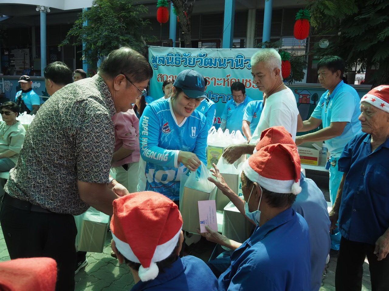 ครอบครัว “พาณิชย์พิศาล” และชมรมโฮบฯ จัดเลี้ยงอาหารกลางวันให้คนชรา