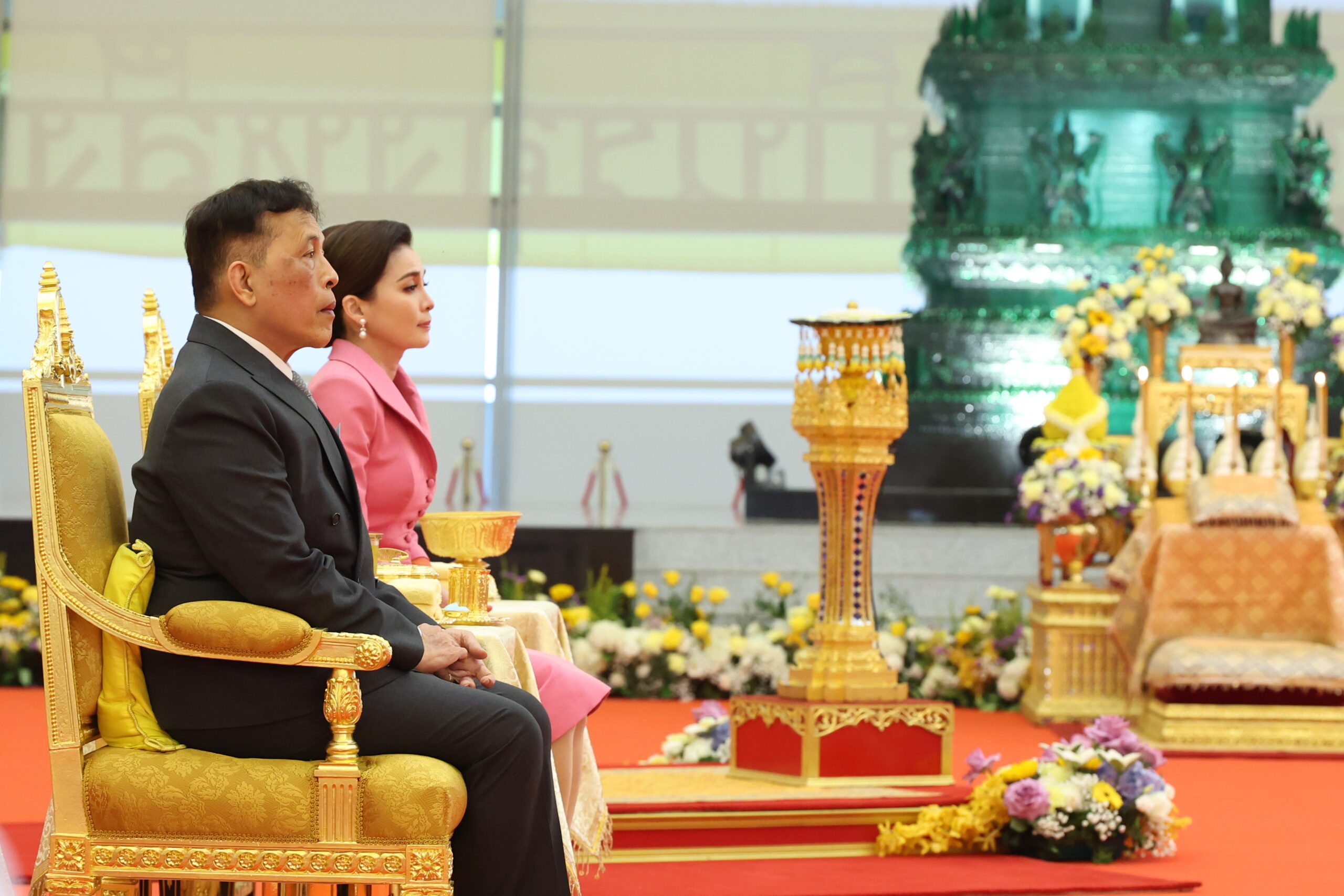 พระบาทสมเด็จพระเจ้าอยู่หัว และสมเด็จพระนางเจ้า ฯ พระบรมราชินี เสด็จพระราชดำเนินไปทรงเปิดอาคารเทียบเครื่องบินรองหลังที่ 1 และทางวิ่งเส้นที่ 3 ท่าอากาศยานสุวรรณภูมิ วันพฤหัสบดีที่ 20 มีนาคม 2568 เวลา 17.24 น. พระบาทสมเด็จพระเจ้าอยู่หัว และสมเด็จพระนางเจ้า ฯ พระบรมราชินี เสด็จพระราชดำเนินไปทรงเปิดอาคารเทียบเครื่องบินรองหลังที่ 1 และทางวิ่งเส้นที่ 3 ท่าอากาศยานสุวรรณภูมิ เนื่องในโอกาสพระราชพิธีมหามงคลเฉลิมพระชนมพรรษา 6 รอบ 28 กรกฎาคม 2567 ณ อาคารเทียบเครื่องบินรองหลังที่ 1 อำเภอบางพลี จังหวัดสมุทรปราการ โดยมี นางสาวแพทองธาร ชินวัตร นายกรัฐมนตรี นายสุริยะ จึงรุ่งเรืองกิจ รองนายกรัฐมนตรีและรัฐมนตรีว่าการกระทรวงคมนาคม นายศุภมิตร ชิณศรี ผู้ว่าราชการจังหวัดสมุทรปราการ นายชัยพรรษ เสริมสุวรรณ ผู้พิพากษาหัวหน้าคณะในศาลอุทธรณ์ช่วยทำงานชั่วคราว ในตำแหน่งอธิบดีผู้พิพากษาภาค 1 พลโทอมฤต บุญสุยา แม่ทัพภาคที่ 1 พลตำรวจโทสุรพล เปรมบุตร ผู้บัญชาการตำรวจภูธรภาค 1 นายกีรติ กิจมานะวัฒน์ กรรมการผู้อำนวยการใหญ่ บริษัท ท่าอากาศยานไทย จำกัด (มหาชน) และ นายกิตติพงศ์ กิตติขจร ผู้อำนวยการท่าอากาศยานสุวรรณภูมิ เฝ้าทูลละอองธุลีพระบาทรับเสด็จในการนี้ พระบาทสมเด็จพระเจ้าอยู่หัว และสมเด็จพระนางเจ้า ฯ พระบรมราชินี เสด็จพระราชดำเนินเข้าอาคารเทียบเครื่องบินรองหลังที่ 1 ชั้น G ประตู S101 ไปยังโถงผู้โดยสารขาออก ชั้น 3 และเสด็จเข้ามณฑลพิธี พระบาทสมเด็จพระเจ้าอยู่หัว ทรงจุดธูปเทียนเครื่องนมัสการบูชาพระพุทธนวราชบพิตร ทรงกราบ ทรงศีล ประธานสงฆ์ถวายศีล จบเสร็จแล้ว จากนั้น พระราชทานพระบรมราชวโรกาสให้ นางสาวแพทองธาร ชินวัตร นายกรัฐมนตรี เฝ้า ฯ ทูลเกล้า ฯ ถวายสูจิบัตรแด่พระบาทสมเด็จพระเจ้าอยู่หัว นายสุริยะ จึงรุ่งเรืองกิจ รองนายกรัฐมนตรี และรัฐมนตรีว่าการกระทรวงคมนาคม เฝ้า ฯ ทูลเกล้า ฯ ถวายสูจิบัตรแด่สมเด็จพระนางเจ้า ฯ พระบรมราชินี เสร็จแล้ว นางสาวแพทองธาร ชินวัตร นายกรัฐมนตรี กราบบังคมทูลรายงานความเป็นมา และวัตถุประสงค์ในการก่อสร้าง อาคารเทียบเครื่องบินรองหลังที่ 1 และทางวิ่งเส้นที่ 3 ท่าอากาศยานสุวรรณภูมิ จากนั้น พระบาทสมเด็จพระเจ้าอยู่หัว และสมเด็จพระนางเจ้า ฯ พระบรมราชินี เสด็จฯ ไปยังแท่นมณฑลพิธี พระบาทสมเด็จพระเจ้าอยู่หัวทรงกดปุ่มไฟฟ้าเปิดแพรคลุมป้าย “อาคารเทียบเครื่องบินรองหลังที่ 1” ทั้ง 2 ทิศทางของอาคาร พระสงฆ์เจริญชัยมงคลคาถา ชาวพนักงานลั่นฆ้องชัย ประโคมสังข์ แตร ดุริยางค์ เสร็จแล้ว เสด็จเข้ามณฑลพิธี ทรงประเคนจตุปัจจัยไทยธรรมถวายพระสงฆ์ ทรงหลั่งทักษิโณทก พระสงฆ์ถวายอนุโมทนา ถวายอดิเรก ทั้งนี้ พระบาทสมเด็จพระเจ้าอยู่หัว ทรงพระกรุณาโปรดเกล้าโปรดกระหม่อมพระราชทานพระบรมราชานุญาตให้เชิญตราสัญลักษณ์พระราชพิธีมหามงคลเฉลิมพระชนมพรรษา 6 รอบ 28 กรกฎาคม 2567 ประดิษฐานเหนือป้ายชื่ออาคารเทียบเครื่องบินรองหลังที่ 1 จากนั้นพระราชทานพระบรมราชวโรกาสให้ นายกีรติ กิจมานะวัฒน์ กรรมการผู้อำนวยการใหญ่ บริษัท ท่าอากาศยานไทย จำกัด (มหาชน) กราบบังคมทูลเบิกผู้ให้การสนับสนุนโครงการพัฒนาท่าอากาศยานสุวรรณภูมิ สำเร็จตามเป้าหมาย เฝ้ารับพระราชทานของที่ระลึก จำนวน 80 ราย เสร็จแล้ว พระราชทานพระบรมราชวโรกาสให้ นายชยธรรม์ พรหมศร ปลัดกระทรวงคมนาคม เฝ้าฯ ทูลเกล้า ฯ ถวายของที่ระลึกแด่พระบาทสมเด็จพระเจ้าอยู่หัว นายอภิรัฐ ไชยวงศ์น้อย ประธานกรรมการ บริษัท ท่าอากาศยานไทย จำกัด (มหาชน) เฝ้าฯ ทูลเกล้า ฯ ถวายของที่ระลึกแด่สมเด็จพระนางเจ้า ฯ พระบรมราชินี จากนั้น พระราชทานพระบรมราชวโรกาสให้ นายสุริยะ จึงรุ่งเรืองกิจ รองนายกรัฐมนตรีและรัฐมนตรี ว่าการกระทรวงคมนาคม เฝ้าฯ ทูลเกล้า ฯ ถวายเงินในนาม บริษัท ท่าอากาศยานไทย จำกัด (มหาชน) แด่พระบาทสมเด็จพระเจ้าอยู่หัวเพื่อโดยเสด็จพระราชกุศลตามพระราชอัธยาศัย เสร็จแล้ว นายกีรติ กิจมานะวัฒน์ กรรมการผู้อำนวยการใหญ่ บริษัท ท่าอากาศยานไทย จำกัด (มหาชน) เฝ้า ฯ ทูลเกล้า ฯ ถวายแผ่นศิลาเพื่อทรง ลงพระปรมาภิไธย จากนั้น พระบาทสมเด็จพระเจ้าอยู่หัวและสมเด็จพระนางเจ้า ฯ พระบรมราชินี ทรงลง พระปรมาภิไธย และทรงลงพระนามาภิไทยในแผ่นศิลา เสร็จแล้ว เสด็จฯ ไปทรงกราบที่หน้าเครื่องนมัสการ ทรงลาพระสงฆ์ เสด็จออกจากมณฑลพิธีไปยังห้องประทับรับรอง สมควรแก่เวลา เสด็จออกจากห้องรับรองที่ประทับไปยังบริเวณที่จัดนิทรรศการ ทอดพระเนตรนิทรรศการ “คมนาคมรวมใจ นำไทยสู่ศูนย์กลางการบิน” โดยกระทรวงคมนาคม ได้นำเสนอ นโยบายและโครงการพัฒนาโครงสร้างพื้นฐานด้านการคมนาคม ครอบคลุมทั้งทางบก ทางน้ำ ทางราง ทางอากาศ วิสัยทัศน์และพันธกิจในการยกระดับระบบคมนาคมของประเทศไทย จากนั้น ทรงทอดพระเนตร นิทรรศการของ บริษัท ท่าอากาศยานไทย จำกัด (มหาชน) ที่ได้บอกเล่าการดำเนินกิจการท่าอากาศยานไทยทั้งหมด 6 แห่ง ได้แก่ ท่าอากาศยานสุวรรณภูมิ ท่าอากาศยานดอนเมือง ท่าอากาศยานเชียงใหม่ ท่าอากาศยานหาดใหญ่ ท่าอากาศยานภูเก็ต และท่าอากาศยานแม่ฟ้าหลวง เชียงราย โครงการในพระราชดำริการระบายน้ำ ท่าอากาศยานสุวรรณภูมิ โดยพระบาทสมเด็จพระบรมชนกาธิเบศรมหาภูมิพล อดุลยเดชมหาราชบรมนาถบพิตร และได้ทอดพระเนตร แบบจำลองท่าอากาศยานสุวรรณภูมิเมื่อมีการพัฒนา เต็มรูปแบบ ต่อจากนั้นทรงทอดพระเนตรนิทรรศการของหน่วยงานที่เกี่ยวข้อง ได้แก่ สำนักงานการบินพลเรือนแห่งประเทศไทย ที่นำเสนอภาพรวมอุตสาหกรรมการบินของประเทศ และแผนโครงการส่งเสริมการเป็นศูนย์กลางการบิน นิทรรศการของ บริษัท วิทยุการบินแห่งประเทศไทย จำกัด นำเสนอเกี่ยวกับ พระราชกรณียกิจที่เกี่ยวเนื่อง กับการพัฒนาระบบการบินของประเทศ โครงการพัฒนาระบบเทคโนโลยีการบินและการจราจรทางอากาศ และนิทรรศการของ บริษัท การบินไทย จำกัด (มหาชน) ที่ได้จัดแสดง ให้เห็นถึง อัจฉริยะภาพด้านการบินของพระบาทสมเด็จพระเจ้าอยู่หัว และการดำเนินกิจการและแผนพัฒนาอุตสาหกรรมด้านการบิน นิทรรศการนี้ แสดงให้เห็นถึงความมุ่งมั่นของทุกภาคส่วนในการพัฒนาอุตสาหกรรรมการบินของประเทศไทยสู่การเป็นศูนย์กลางการบินที่สำคัญของภูมิภาค ในการ... ในการนี้ ทรงฉายพระบรมฉายาลักษณ์ร่วมกับนางสาวแพทองธาร ชินวัตร นายกรัฐมนตรี นายสุริยะ จึงรุ่งเรืองกิจ รองนายกรัฐมนตรีและรัฐมนตรีว่าการกระทรวงคมนาคม ผู้บริหารกระทรวงคมนาคม คณะกรรมการ และผู้บริหาร บริษัท ท่าอากาศยานไทย จำกัด (มหาชน) จำนวน 2 ชุด สมควรแก่เวลา จึงเสด็จ ฯ ออกจากอาคารเทียบเครื่องบินรองหลังที่ 1 ไปยังรถยนต์พระที่นั่ง โดยมี นางสาวแพทองธาร ชินวัตร นายกรัฐมนตรี พร้อมคณะ เฝ้าทูลละอองธุลีพระบาทส่งเสด็จ นายกีรติ กิจมานะวัฒน์ กรรมการผู้อำนวยการใหญ่ บริษัท ท่าอากาศยานไทย จำกัด (มหาชน) ได้กล่าวถึง การที่พระบาทสมเด็จพระเจ้าอยู่หัว และสมเด็จพระนางเจ้า ฯ พระบรมราชินี เสด็จพระราชดำเนินไปทรงเปิดอาคารเทียบเครื่องบินรองหลังที่ 1 และทางวิ่งเส้นที่ 3 ท่าอากาศยานสุวรรณภูมิ เนื่องในโอกาสพระราชพิธีมหามงคลเฉลิม พระชนมพรรษา 6 รอบ 28 กรกกฎาคม 2567 ณ อาคารเทียบเครื่องบินรองหลังที่ 1 ท่าอากาศยานสุวรรณภูมิ นั้น นับเป็นพระมหากรุณาธิคุณอย่างหาที่สุดมิได้ เป็นการสร้างขวัญและกำลังใจให้แก่ผู้บริหาร และพนักงาน บริษัท ท่าอากาศยานไทย จำกัด (มหาชน) รวมถึงทุกหน่วยงานที่เกี่ยวข้องในวันนี้ โดยเฉพาะการเปิดใช้อาคาร เทียบเครื่องบินรองหลังที่ 1 นับเป็นอีกหนึ่งก้าวสำคัญในการพัฒนาท่าอากาศยานสุวรรณภูมิให้มีความพร้อมในการรองรับการเติบโตของการเดินทางทางอากาศในอนาคต ความสำเร็จในครั้งนี้จะเป็นการขับเคลื่อนให้ทุกหน่วยงานที่เกี่ยวข้องกับอุตสาหกรรมการบิน มีความมุ่งมั่นในการพัฒนาโครงสร้างพื้นฐานทางการบินให้สอดคล้องกับความต้องการของการขยายตัวของการเดินทางและการท่องเที่ยวทั้งในประเทศและต่างประเทศ รวมถึงเป็นการส่งเสริมเศรษฐกิจของประเทศไทยให้เติบโตยิ่งขึ้นในอนาคต ท่าอากาศยานสุวรรณภูมิเป็นท่าอากาศยานหลักของประเทศ อยู่ภายใต้การกำกับดูแลและบริหารงาน โดย บริษัท ท่าอากาศยานไทย จำกัด (มหาชน) มีบทบาทสำคัญในการส่งเสริมและพัฒนาระบบคมนาคมขนส่ง ทางอากาศของประเทศให้เป็นหนึ่งในศูนย์กลางการบินของโลก เชื่อมโยงประเทศไทยกับจุดหมายปลายทางทั่วทุกมุมโลก นำมาซึ่งการเติบโตทางด้านเศรษฐกิจ การค้า การลงทุนและการท่องเที่ยวของประเทศอย่างต่อเนื่องมาโดยตลอด ท่าอากาศยานสุวรรณภูมิได้มีการริเริ่มดำเนินโครงการอย่างเป็นรูปธรรมในปี 2543 เมื่อพระบาทสมเด็จพระบรมชนกาธิเบศรมหาภูมิพล อดุลยเดชมหาราช บรมนาถบพิตร ทรงพระกรุณา โปรดเกล้าโปรดกระหม่อม พระราชทานชื่อ “ท่าอากาศยานสุวรรณภูมิ” ซึ่งมีความหมายว่า “แผ่นดินทอง” เมื่อวันที่ 29 กันยายน 2543 และทรงพระกรุณา โปรดเกล้าโปรดกระหม่อมเสด็จพระราชดำเนินทรงประกอบพิธีวางศิลาฤกษ์อาคารผู้โดยสาร ท่าอากาศยานสุวรรณภูมิ เมื่อเมื่อวันที่ 19 มกราคม 2545 ท่าอากาศยานสุวรรณภูมิได้เปิดให้บริการเชิงพาณิชย์ เมื่อวันที่ 28 กันยายน 2549 จากนั้นปีงบประมาณ 2554 - 2560 ทอท. ได้ดำเนินโครงการพัฒนาท่าอากาศยานสุวรรณภูมิ ระยะที่ 2 โดยได้มีการออกแบบและก่อสร้างอาคารเทียบเครื่องบินรองหลังที่ 1 แล้วเสร็จและเปิดให้บริการเมื่อเดือนกันยายน 2566 ที่ผ่านมา โดยตัวอาคารมีความสูง 4 ชั้น และมีชั้นใต้ดิน 2 ชั้น รวมมีพื้นที่ใช้สอยทั้งหมดประมาณ 216,000 ตารางเมตร มีหลุมจอดประชิดอาคารทั้งหมด 28 หลุมจอด สำหรับการตกแต่งภายในของอาคาร SAT-1 มีการออกแบบให้เข้ากับอาคารผู้โดยสารหลักเช่นกัน แต่ได้มีการผสมผสานระหว่างสถาปัตยกรรม ศิลปะที่สะท้อนเอกลักษณ์ความเป็นไทยให้กลมกลืนไปกับโครงสร้างอาคารที่ทันสมัย โดยมีผลงานการตกแต่งชิ้นเอกเป็น ของ... ช้างคชสาร ตั้งอยู่บริเวณโถงกลางของชั้น 3 ซึ่งเป็นพื้นที่สำหรับผู้โดยสารขาออก ส่วนปลายอาคารทั้ง 2 ด้านคือ ทิศตะวันออกและทิศตะวันตกติดตั้งสุวรรณบุษบก และ รัตนบุษบก ซึ่งเป็นที่ประดิษฐานองค์พระพุทธปฏิมา ปางมารวิชัย และ ปางเปิดโลก โดยถอดแบบมาจากวัดผาซ่อนแก้ว เพื่อความเป็นสิริมงคลต่อสถานที่ เป็นขวัญและกำลังใจต่อผู้ปฏิบัติงานและผู้เดินทาง ภายในชั้น 3 ของอาคารได้รับการออกแบบให้เป็นสวน ตกแต่งด้วยสัตว์หิมพานต์ ตามคติความเชื่อไทยแต่โบราณ อาทิ กินนร กินรี เหมราช และหงส์สา โดยผลของความประณีตในการออกแบบตกแต่งดังกล่าว ได้ส่งผลให้คณะกรรมการ The Versailles Selection Committee ร่วมกับองค์การศึกษา วิทยาศาสตร์ และวัฒนธรรมแห่งสหประชาชาติ ได้คัดเลือกให้อาคารเทียบเครื่องบินรองหลังที่ 1 ของท่าอากาศยานสุวรรณภูมิ ติดอันดับ 1 ใน 6 สนามบินที่สวยที่สุดในโลก ประจำปี 2567 (The World’s most beautiful List 2024) และ ได้มอบรางวัล Prix Versailles ประจำปี 2024 สาขาสถาปัตยกรรมดีเด่นด้านรูปลักษณ์อาคาร (Exterior) ให้แก่ บริษัท ท่าอากาศยานไทย จำกัด (มหาชน) เมื่อวันที่ 4 ธันวาคม 2567 ณ สำนักงานใหญ่ยูเนสโก (UNESCO) กรุงปารีส สาธารณรัฐฝรั่งเศส การเปิดให้บริการอาคารเทียบเครื่องบินรองหลังที่ 1 ในครั้งนี้ นับเป็นอีกหนึ่งก้าวสำคัญที่ช่วยเพิ่มศักยภาพในการรองรับผู้โดยสารของท่าอากาศยานสุวรรณภูมิ จากเดิม 45 ล้านคนเป็น 60 ล้านคนต่อปี สำหรับทางวิ่งเส้นที่ 3 เป็นทางวิ่งที่มีความยาว 4,000 เมตร กว้าง 60 เมตร ตั้งอยู่ทางด้านทิศตะวันตกของท่าอากาศยาน ขนานกับทางวิ่ง เส้นที่ 1 เปิดใช้งานเมื่อช่วงเดือนตุลาคม 2567 โดยได้เพิ่มศักยภาพในการรองรับเที่ยวบินของท่าอากาศยานสุวรรณภูมิจากเดิมที่ 68 เที่ยวบินต่อชั่วโมง เป็น 94 เที่ยวบินต่อชั่วโมง หรือเฉลี่ยประมาณ 800 - 1,000 เที่ยวบินต่อวัน เพิ่มขีดความสามารถในการแข่งขันกับท่าอากาศยานชั้นนำระดับโลก บริษัท ท่าอากาศยานไทย จำกัด (มหาชน) พร้อมที่จะมุ่งมั่นพัฒนา ยกระดับมาตรฐานการให้บริการท่าอากาศยานสุวรรณภูมิให้ก้าวเป็นท่าอากาศยานดีเด่นติดอันดับโลก และเป็นกลไกลสำคัญในการส่งเสริมการเป็นศูนย์กลางการบินระดับภูมิภาคและระดับโลก (Aviation Hub) ตามนโยบายของรัฐบาล ในการสนับสนุนการเติบโตด้านเศรษฐกิจการค้า การลงทุน และการท่องเที่ยวของประเทศอย่างยิ่งยืนในระยะยาวต่อไป