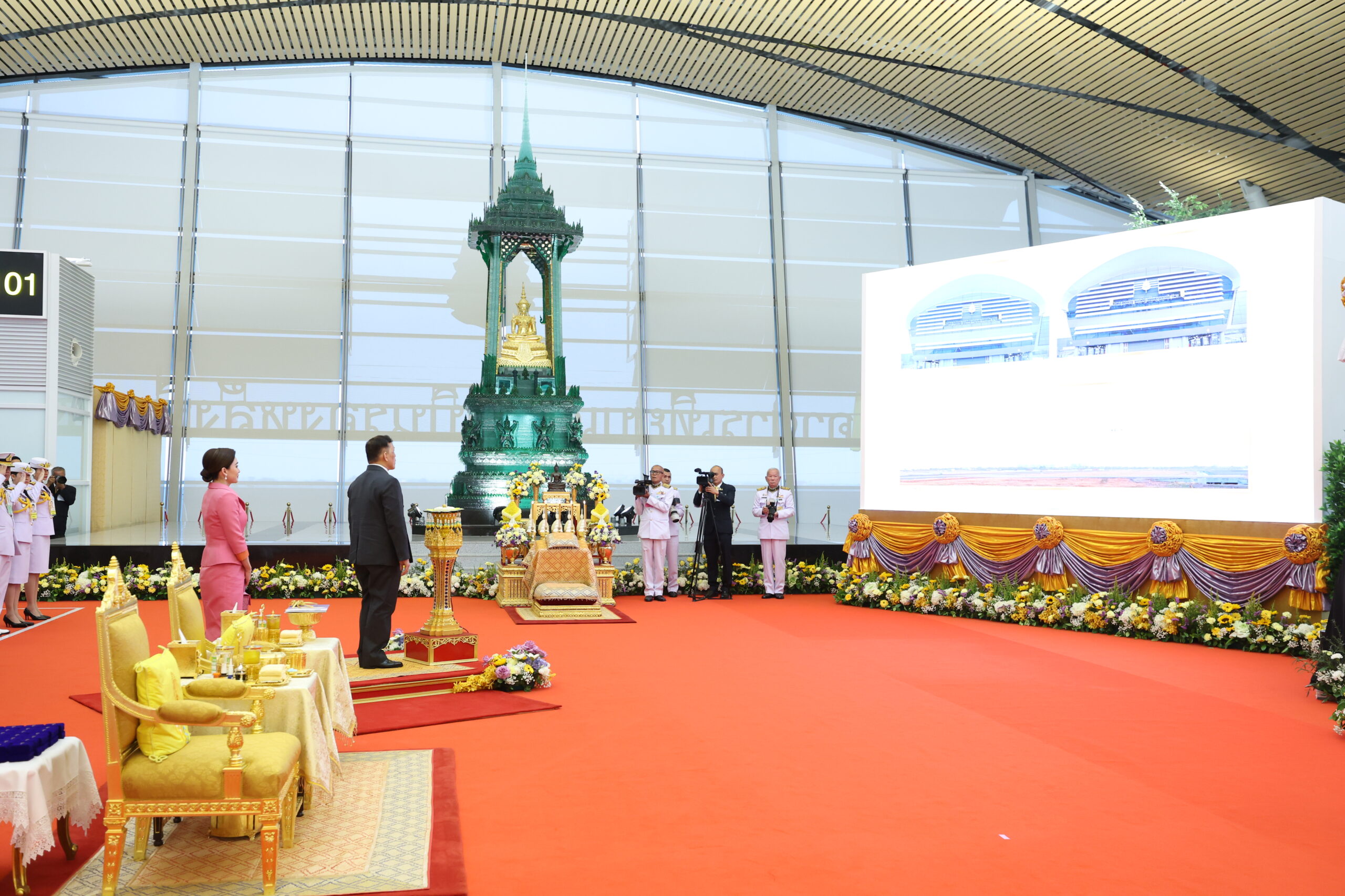 พระบาทสมเด็จพระเจ้าอยู่หัว และสมเด็จพระนางเจ้า ฯ พระบรมราชินี เสด็จพระราชดำเนินไปทรงเปิดอาคารเทียบเครื่องบินรองหลังที่ 1 และทางวิ่งเส้นที่ 3 ท่าอากาศยานสุวรรณภูมิ วันพฤหัสบดีที่ 20 มีนาคม 2568 เวลา 17.24 น. พระบาทสมเด็จพระเจ้าอยู่หัว และสมเด็จพระนางเจ้า ฯ พระบรมราชินี เสด็จพระราชดำเนินไปทรงเปิดอาคารเทียบเครื่องบินรองหลังที่ 1 และทางวิ่งเส้นที่ 3 ท่าอากาศยานสุวรรณภูมิ เนื่องในโอกาสพระราชพิธีมหามงคลเฉลิมพระชนมพรรษา 6 รอบ 28 กรกฎาคม 2567 ณ อาคารเทียบเครื่องบินรองหลังที่ 1 อำเภอบางพลี จังหวัดสมุทรปราการ โดยมี นางสาวแพทองธาร ชินวัตร นายกรัฐมนตรี นายสุริยะ จึงรุ่งเรืองกิจ รองนายกรัฐมนตรีและรัฐมนตรีว่าการกระทรวงคมนาคม นายศุภมิตร ชิณศรี ผู้ว่าราชการจังหวัดสมุทรปราการ นายชัยพรรษ เสริมสุวรรณ ผู้พิพากษาหัวหน้าคณะในศาลอุทธรณ์ช่วยทำงานชั่วคราว ในตำแหน่งอธิบดีผู้พิพากษาภาค 1 พลโทอมฤต บุญสุยา แม่ทัพภาคที่ 1 พลตำรวจโทสุรพล เปรมบุตร ผู้บัญชาการตำรวจภูธรภาค 1 นายกีรติ กิจมานะวัฒน์ กรรมการผู้อำนวยการใหญ่ บริษัท ท่าอากาศยานไทย จำกัด (มหาชน) และ นายกิตติพงศ์ กิตติขจร ผู้อำนวยการท่าอากาศยานสุวรรณภูมิ เฝ้าทูลละอองธุลีพระบาทรับเสด็จในการนี้ พระบาทสมเด็จพระเจ้าอยู่หัว และสมเด็จพระนางเจ้า ฯ พระบรมราชินี เสด็จพระราชดำเนินเข้าอาคารเทียบเครื่องบินรองหลังที่ 1 ชั้น G ประตู S101 ไปยังโถงผู้โดยสารขาออก ชั้น 3 และเสด็จเข้ามณฑลพิธี พระบาทสมเด็จพระเจ้าอยู่หัว ทรงจุดธูปเทียนเครื่องนมัสการบูชาพระพุทธนวราชบพิตร ทรงกราบ ทรงศีล ประธานสงฆ์ถวายศีล จบเสร็จแล้ว จากนั้น พระราชทานพระบรมราชวโรกาสให้ นางสาวแพทองธาร ชินวัตร นายกรัฐมนตรี เฝ้า ฯ ทูลเกล้า ฯ ถวายสูจิบัตรแด่พระบาทสมเด็จพระเจ้าอยู่หัว นายสุริยะ จึงรุ่งเรืองกิจ รองนายกรัฐมนตรี และรัฐมนตรีว่าการกระทรวงคมนาคม เฝ้า ฯ ทูลเกล้า ฯ ถวายสูจิบัตรแด่สมเด็จพระนางเจ้า ฯ พระบรมราชินี เสร็จแล้ว นางสาวแพทองธาร ชินวัตร นายกรัฐมนตรี กราบบังคมทูลรายงานความเป็นมา และวัตถุประสงค์ในการก่อสร้าง อาคารเทียบเครื่องบินรองหลังที่ 1 และทางวิ่งเส้นที่ 3 ท่าอากาศยานสุวรรณภูมิ จากนั้น พระบาทสมเด็จพระเจ้าอยู่หัว และสมเด็จพระนางเจ้า ฯ พระบรมราชินี เสด็จฯ ไปยังแท่นมณฑลพิธี พระบาทสมเด็จพระเจ้าอยู่หัวทรงกดปุ่มไฟฟ้าเปิดแพรคลุมป้าย “อาคารเทียบเครื่องบินรองหลังที่ 1” ทั้ง 2 ทิศทางของอาคาร พระสงฆ์เจริญชัยมงคลคาถา ชาวพนักงานลั่นฆ้องชัย ประโคมสังข์ แตร ดุริยางค์ เสร็จแล้ว เสด็จเข้ามณฑลพิธี ทรงประเคนจตุปัจจัยไทยธรรมถวายพระสงฆ์ ทรงหลั่งทักษิโณทก พระสงฆ์ถวายอนุโมทนา ถวายอดิเรก ทั้งนี้ พระบาทสมเด็จพระเจ้าอยู่หัว ทรงพระกรุณาโปรดเกล้าโปรดกระหม่อมพระราชทานพระบรมราชานุญาตให้เชิญตราสัญลักษณ์พระราชพิธีมหามงคลเฉลิมพระชนมพรรษา 6 รอบ 28 กรกฎาคม 2567 ประดิษฐานเหนือป้ายชื่ออาคารเทียบเครื่องบินรองหลังที่ 1 จากนั้นพระราชทานพระบรมราชวโรกาสให้ นายกีรติ กิจมานะวัฒน์ กรรมการผู้อำนวยการใหญ่ บริษัท ท่าอากาศยานไทย จำกัด (มหาชน) กราบบังคมทูลเบิกผู้ให้การสนับสนุนโครงการพัฒนาท่าอากาศยานสุวรรณภูมิ สำเร็จตามเป้าหมาย เฝ้ารับพระราชทานของที่ระลึก จำนวน 80 ราย เสร็จแล้ว พระราชทานพระบรมราชวโรกาสให้ นายชยธรรม์ พรหมศร ปลัดกระทรวงคมนาคม เฝ้าฯ ทูลเกล้า ฯ ถวายของที่ระลึกแด่พระบาทสมเด็จพระเจ้าอยู่หัว นายอภิรัฐ ไชยวงศ์น้อย ประธานกรรมการ บริษัท ท่าอากาศยานไทย จำกัด (มหาชน) เฝ้าฯ ทูลเกล้า ฯ ถวายของที่ระลึกแด่สมเด็จพระนางเจ้า ฯ พระบรมราชินี จากนั้น พระราชทานพระบรมราชวโรกาสให้ นายสุริยะ จึงรุ่งเรืองกิจ รองนายกรัฐมนตรีและรัฐมนตรี ว่าการกระทรวงคมนาคม เฝ้าฯ ทูลเกล้า ฯ ถวายเงินในนาม บริษัท ท่าอากาศยานไทย จำกัด (มหาชน) แด่พระบาทสมเด็จพระเจ้าอยู่หัวเพื่อโดยเสด็จพระราชกุศลตามพระราชอัธยาศัย เสร็จแล้ว นายกีรติ กิจมานะวัฒน์ กรรมการผู้อำนวยการใหญ่ บริษัท ท่าอากาศยานไทย จำกัด (มหาชน) เฝ้า ฯ ทูลเกล้า ฯ ถวายแผ่นศิลาเพื่อทรง ลงพระปรมาภิไธย จากนั้น พระบาทสมเด็จพระเจ้าอยู่หัวและสมเด็จพระนางเจ้า ฯ พระบรมราชินี ทรงลง พระปรมาภิไธย และทรงลงพระนามาภิไทยในแผ่นศิลา เสร็จแล้ว เสด็จฯ ไปทรงกราบที่หน้าเครื่องนมัสการ ทรงลาพระสงฆ์ เสด็จออกจากมณฑลพิธีไปยังห้องประทับรับรอง สมควรแก่เวลา เสด็จออกจากห้องรับรองที่ประทับไปยังบริเวณที่จัดนิทรรศการ ทอดพระเนตรนิทรรศการ “คมนาคมรวมใจ นำไทยสู่ศูนย์กลางการบิน” โดยกระทรวงคมนาคม ได้นำเสนอ นโยบายและโครงการพัฒนาโครงสร้างพื้นฐานด้านการคมนาคม ครอบคลุมทั้งทางบก ทางน้ำ ทางราง ทางอากาศ วิสัยทัศน์และพันธกิจในการยกระดับระบบคมนาคมของประเทศไทย จากนั้น ทรงทอดพระเนตร นิทรรศการของ บริษัท ท่าอากาศยานไทย จำกัด (มหาชน) ที่ได้บอกเล่าการดำเนินกิจการท่าอากาศยานไทยทั้งหมด 6 แห่ง ได้แก่ ท่าอากาศยานสุวรรณภูมิ ท่าอากาศยานดอนเมือง ท่าอากาศยานเชียงใหม่ ท่าอากาศยานหาดใหญ่ ท่าอากาศยานภูเก็ต และท่าอากาศยานแม่ฟ้าหลวง เชียงราย โครงการในพระราชดำริการระบายน้ำ ท่าอากาศยานสุวรรณภูมิ โดยพระบาทสมเด็จพระบรมชนกาธิเบศรมหาภูมิพล อดุลยเดชมหาราชบรมนาถบพิตร และได้ทอดพระเนตร แบบจำลองท่าอากาศยานสุวรรณภูมิเมื่อมีการพัฒนา เต็มรูปแบบ ต่อจากนั้นทรงทอดพระเนตรนิทรรศการของหน่วยงานที่เกี่ยวข้อง ได้แก่ สำนักงานการบินพลเรือนแห่งประเทศไทย ที่นำเสนอภาพรวมอุตสาหกรรมการบินของประเทศ และแผนโครงการส่งเสริมการเป็นศูนย์กลางการบิน นิทรรศการของ บริษัท วิทยุการบินแห่งประเทศไทย จำกัด นำเสนอเกี่ยวกับ พระราชกรณียกิจที่เกี่ยวเนื่อง กับการพัฒนาระบบการบินของประเทศ โครงการพัฒนาระบบเทคโนโลยีการบินและการจราจรทางอากาศ และนิทรรศการของ บริษัท การบินไทย จำกัด (มหาชน) ที่ได้จัดแสดง ให้เห็นถึง อัจฉริยะภาพด้านการบินของพระบาทสมเด็จพระเจ้าอยู่หัว และการดำเนินกิจการและแผนพัฒนาอุตสาหกรรมด้านการบิน นิทรรศการนี้ แสดงให้เห็นถึงความมุ่งมั่นของทุกภาคส่วนในการพัฒนาอุตสาหกรรรมการบินของประเทศไทยสู่การเป็นศูนย์กลางการบินที่สำคัญของภูมิภาค ในการ... ในการนี้ ทรงฉายพระบรมฉายาลักษณ์ร่วมกับนางสาวแพทองธาร ชินวัตร นายกรัฐมนตรี นายสุริยะ จึงรุ่งเรืองกิจ รองนายกรัฐมนตรีและรัฐมนตรีว่าการกระทรวงคมนาคม ผู้บริหารกระทรวงคมนาคม คณะกรรมการ และผู้บริหาร บริษัท ท่าอากาศยานไทย จำกัด (มหาชน) จำนวน 2 ชุด สมควรแก่เวลา จึงเสด็จ ฯ ออกจากอาคารเทียบเครื่องบินรองหลังที่ 1 ไปยังรถยนต์พระที่นั่ง โดยมี นางสาวแพทองธาร ชินวัตร นายกรัฐมนตรี พร้อมคณะ เฝ้าทูลละอองธุลีพระบาทส่งเสด็จ นายกีรติ กิจมานะวัฒน์ กรรมการผู้อำนวยการใหญ่ บริษัท ท่าอากาศยานไทย จำกัด (มหาชน) ได้กล่าวถึง การที่พระบาทสมเด็จพระเจ้าอยู่หัว และสมเด็จพระนางเจ้า ฯ พระบรมราชินี เสด็จพระราชดำเนินไปทรงเปิดอาคารเทียบเครื่องบินรองหลังที่ 1 และทางวิ่งเส้นที่ 3 ท่าอากาศยานสุวรรณภูมิ เนื่องในโอกาสพระราชพิธีมหามงคลเฉลิม พระชนมพรรษา 6 รอบ 28 กรกกฎาคม 2567 ณ อาคารเทียบเครื่องบินรองหลังที่ 1 ท่าอากาศยานสุวรรณภูมิ นั้น นับเป็นพระมหากรุณาธิคุณอย่างหาที่สุดมิได้ เป็นการสร้างขวัญและกำลังใจให้แก่ผู้บริหาร และพนักงาน บริษัท ท่าอากาศยานไทย จำกัด (มหาชน) รวมถึงทุกหน่วยงานที่เกี่ยวข้องในวันนี้ โดยเฉพาะการเปิดใช้อาคาร เทียบเครื่องบินรองหลังที่ 1 นับเป็นอีกหนึ่งก้าวสำคัญในการพัฒนาท่าอากาศยานสุวรรณภูมิให้มีความพร้อมในการรองรับการเติบโตของการเดินทางทางอากาศในอนาคต ความสำเร็จในครั้งนี้จะเป็นการขับเคลื่อนให้ทุกหน่วยงานที่เกี่ยวข้องกับอุตสาหกรรมการบิน มีความมุ่งมั่นในการพัฒนาโครงสร้างพื้นฐานทางการบินให้สอดคล้องกับความต้องการของการขยายตัวของการเดินทางและการท่องเที่ยวทั้งในประเทศและต่างประเทศ รวมถึงเป็นการส่งเสริมเศรษฐกิจของประเทศไทยให้เติบโตยิ่งขึ้นในอนาคต ท่าอากาศยานสุวรรณภูมิเป็นท่าอากาศยานหลักของประเทศ อยู่ภายใต้การกำกับดูแลและบริหารงาน โดย บริษัท ท่าอากาศยานไทย จำกัด (มหาชน) มีบทบาทสำคัญในการส่งเสริมและพัฒนาระบบคมนาคมขนส่ง ทางอากาศของประเทศให้เป็นหนึ่งในศูนย์กลางการบินของโลก เชื่อมโยงประเทศไทยกับจุดหมายปลายทางทั่วทุกมุมโลก นำมาซึ่งการเติบโตทางด้านเศรษฐกิจ การค้า การลงทุนและการท่องเที่ยวของประเทศอย่างต่อเนื่องมาโดยตลอด ท่าอากาศยานสุวรรณภูมิได้มีการริเริ่มดำเนินโครงการอย่างเป็นรูปธรรมในปี 2543 เมื่อพระบาทสมเด็จพระบรมชนกาธิเบศรมหาภูมิพล อดุลยเดชมหาราช บรมนาถบพิตร ทรงพระกรุณา โปรดเกล้าโปรดกระหม่อม พระราชทานชื่อ “ท่าอากาศยานสุวรรณภูมิ” ซึ่งมีความหมายว่า “แผ่นดินทอง” เมื่อวันที่ 29 กันยายน 2543 และทรงพระกรุณา โปรดเกล้าโปรดกระหม่อมเสด็จพระราชดำเนินทรงประกอบพิธีวางศิลาฤกษ์อาคารผู้โดยสาร ท่าอากาศยานสุวรรณภูมิ เมื่อเมื่อวันที่ 19 มกราคม 2545 ท่าอากาศยานสุวรรณภูมิได้เปิดให้บริการเชิงพาณิชย์ เมื่อวันที่ 28 กันยายน 2549 จากนั้นปีงบประมาณ 2554 - 2560 ทอท. ได้ดำเนินโครงการพัฒนาท่าอากาศยานสุวรรณภูมิ ระยะที่ 2 โดยได้มีการออกแบบและก่อสร้างอาคารเทียบเครื่องบินรองหลังที่ 1 แล้วเสร็จและเปิดให้บริการเมื่อเดือนกันยายน 2566 ที่ผ่านมา โดยตัวอาคารมีความสูง 4 ชั้น และมีชั้นใต้ดิน 2 ชั้น รวมมีพื้นที่ใช้สอยทั้งหมดประมาณ 216,000 ตารางเมตร มีหลุมจอดประชิดอาคารทั้งหมด 28 หลุมจอด สำหรับการตกแต่งภายในของอาคาร SAT-1 มีการออกแบบให้เข้ากับอาคารผู้โดยสารหลักเช่นกัน แต่ได้มีการผสมผสานระหว่างสถาปัตยกรรม ศิลปะที่สะท้อนเอกลักษณ์ความเป็นไทยให้กลมกลืนไปกับโครงสร้างอาคารที่ทันสมัย โดยมีผลงานการตกแต่งชิ้นเอกเป็น ของ... ช้างคชสาร ตั้งอยู่บริเวณโถงกลางของชั้น 3 ซึ่งเป็นพื้นที่สำหรับผู้โดยสารขาออก ส่วนปลายอาคารทั้ง 2 ด้านคือ ทิศตะวันออกและทิศตะวันตกติดตั้งสุวรรณบุษบก และ รัตนบุษบก ซึ่งเป็นที่ประดิษฐานองค์พระพุทธปฏิมา ปางมารวิชัย และ ปางเปิดโลก โดยถอดแบบมาจากวัดผาซ่อนแก้ว เพื่อความเป็นสิริมงคลต่อสถานที่ เป็นขวัญและกำลังใจต่อผู้ปฏิบัติงานและผู้เดินทาง ภายในชั้น 3 ของอาคารได้รับการออกแบบให้เป็นสวน ตกแต่งด้วยสัตว์หิมพานต์ ตามคติความเชื่อไทยแต่โบราณ อาทิ กินนร กินรี เหมราช และหงส์สา โดยผลของความประณีตในการออกแบบตกแต่งดังกล่าว ได้ส่งผลให้คณะกรรมการ The Versailles Selection Committee ร่วมกับองค์การศึกษา วิทยาศาสตร์ และวัฒนธรรมแห่งสหประชาชาติ ได้คัดเลือกให้อาคารเทียบเครื่องบินรองหลังที่ 1 ของท่าอากาศยานสุวรรณภูมิ ติดอันดับ 1 ใน 6 สนามบินที่สวยที่สุดในโลก ประจำปี 2567 (The World’s most beautiful List 2024) และ ได้มอบรางวัล Prix Versailles ประจำปี 2024 สาขาสถาปัตยกรรมดีเด่นด้านรูปลักษณ์อาคาร (Exterior) ให้แก่ บริษัท ท่าอากาศยานไทย จำกัด (มหาชน) เมื่อวันที่ 4 ธันวาคม 2567 ณ สำนักงานใหญ่ยูเนสโก (UNESCO) กรุงปารีส สาธารณรัฐฝรั่งเศส การเปิดให้บริการอาคารเทียบเครื่องบินรองหลังที่ 1 ในครั้งนี้ นับเป็นอีกหนึ่งก้าวสำคัญที่ช่วยเพิ่มศักยภาพในการรองรับผู้โดยสารของท่าอากาศยานสุวรรณภูมิ จากเดิม 45 ล้านคนเป็น 60 ล้านคนต่อปี สำหรับทางวิ่งเส้นที่ 3 เป็นทางวิ่งที่มีความยาว 4,000 เมตร กว้าง 60 เมตร ตั้งอยู่ทางด้านทิศตะวันตกของท่าอากาศยาน ขนานกับทางวิ่ง เส้นที่ 1 เปิดใช้งานเมื่อช่วงเดือนตุลาคม 2567 โดยได้เพิ่มศักยภาพในการรองรับเที่ยวบินของท่าอากาศยานสุวรรณภูมิจากเดิมที่ 68 เที่ยวบินต่อชั่วโมง เป็น 94 เที่ยวบินต่อชั่วโมง หรือเฉลี่ยประมาณ 800 - 1,000 เที่ยวบินต่อวัน เพิ่มขีดความสามารถในการแข่งขันกับท่าอากาศยานชั้นนำระดับโลก บริษัท ท่าอากาศยานไทย จำกัด (มหาชน) พร้อมที่จะมุ่งมั่นพัฒนา ยกระดับมาตรฐานการให้บริการท่าอากาศยานสุวรรณภูมิให้ก้าวเป็นท่าอากาศยานดีเด่นติดอันดับโลก และเป็นกลไกลสำคัญในการส่งเสริมการเป็นศูนย์กลางการบินระดับภูมิภาคและระดับโลก (Aviation Hub) ตามนโยบายของรัฐบาล ในการสนับสนุนการเติบโตด้านเศรษฐกิจการค้า การลงทุน และการท่องเที่ยวของประเทศอย่างยิ่งยืนในระยะยาวต่อไป