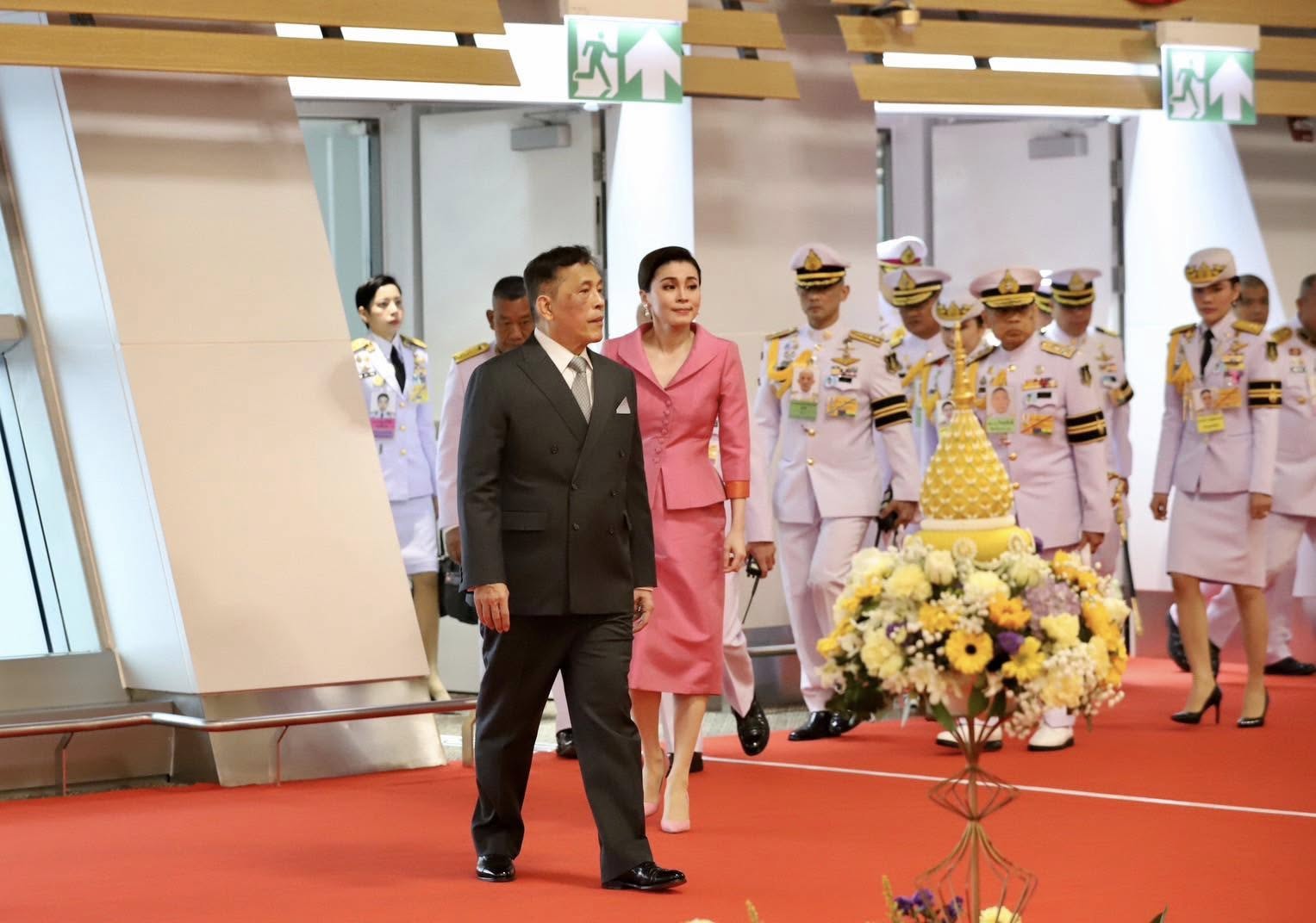 ในหลวง พระราชินี ทรงเปิดอาคารเทียบเครื่องบินรองหลังที่ 1 และทางวิ่งเส้นที่ 3 ท่าอากาศยานสุวรรณภูมิเนื่องในโอกาสพระราชพิธีมหามงคลเฉลิมพระชนมพรรษา 6 รอบ 28 กรกฎาคม 2567 ณ อาคารเทียบเครื่องบินรองหลังที่ 1 ท่าอากาศยานสุวรรณภูมิ อำเภอบางพลี จังหวัดสมุทรปราการ