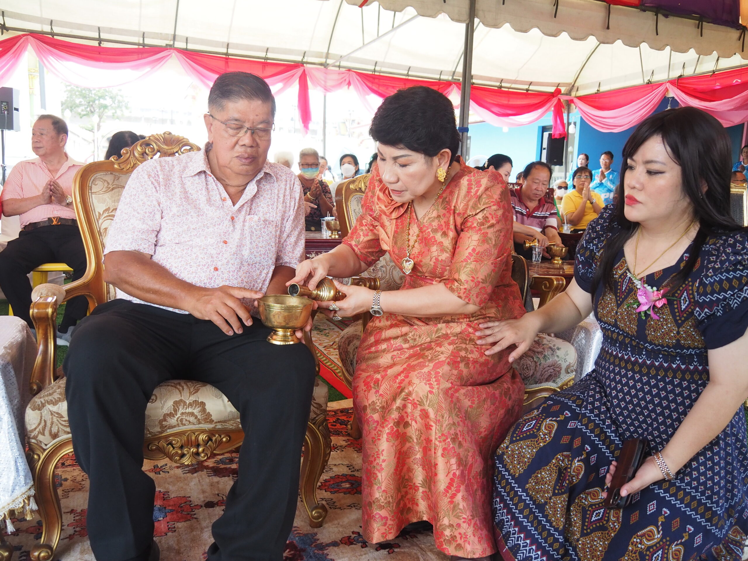 ชมรมโฮปสะพานบุญจัดพิธีเบิกเนตรองค์พญาครุฑ ที่วัดมหาวงษ์ ตำบลปากน้ำ อำเภอเมืองสมุทรปราการ จังหวัดสมุทรปราการ ชมรมโฮปสะพานบุญแห่งความหวัง โดยนางสาวปิยนุช พาณิชย์พิศาล ประธานชมรมโฮปสะพานบุญ พร้อมด้วย นายอัครนันท์ - นางธัญยธรณ์ พาณิชย์พิศาล ได้ร่วมพิธีบวงสรวงและเบิกเนตร องค์พญาครุฑ เนื้อทองเหลือง ที่บริเวณชมรมโฮปสะพานบุญฯซึ่งตั้งอยู่ภายในวัดมหาวงษ์ปากน้ำ พร้อมพิธีทำบุญเลี้ยงพระภิกษุสงฆ์เพื่อความเป็นสิริมงคล และเป็นการเฉลิมฉลองจากการที่นางสาวปิยนุช พาณิชย์พิศาล ประธานชมรมโฮปสะพานบุญ ได้เข้ารับมอบโล่ประกาศเกียรติคุณ “คนดีของแผ่นดิน” ครั้งที่ 2 ประจำปี 2567 จัดโดยทางสมาคมสื่อสร้างสรรค์เพื่อสังคม ที่ได้กำหนดจัดขึ้นเป็นประจำทุกปี เมื่อวันที่ 5 มีนาคม 2568 โดยได้รับเกียรติจากท่าน พลเอก กิตติ รัตนฉายา ให้เกียรติเป็นประธานในการมอบโล่ประกาศเกียรติคุณ ที่สโมสรทหารบก ถนนวิภาวดี กรุงเทพมหานคร โดยนายอัครนันท์ พร้อมด้วย นางธัญยธรณ์ พาณิชย์พิศาล และแขกผู้มีเกียรติ รวมทั้งญาติสนิท มิตรสหาย ได้ร่วมมอบกระเช้าดอกไม้ร่วมแสดงความยินดีกับนางสาวปิยนุช พาณิชย์พิศาล ประธานชมรมโฮปสะพานบุญ ที่ได้รับรางวัลคนดีของแผ่นดิน ในครั้งนี้ เนื่องจากชมรมโฮปสะพานบุญฯได้มีกิจกรรมช่วยเหลือสังคมมาโดยตลอดและต่อเนื่อง เพื่อเป็นกำลังใจให้กับประธานชมรมโฮปสะพานบุญและสมาชิกฯในการช่วยเหลือสังคมและทำความดีต่อไป