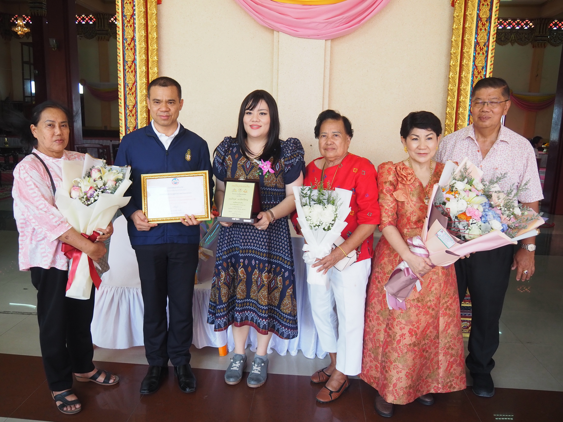 ชมรมโฮปสะพานบุญจัดพิธีเบิกเนตรองค์พญาครุฑ ที่วัดมหาวงษ์ ตำบลปากน้ำ อำเภอเมืองสมุทรปราการ จังหวัดสมุทรปราการ ชมรมโฮปสะพานบุญแห่งความหวัง โดยนางสาวปิยนุช พาณิชย์พิศาล ประธานชมรมโฮปสะพานบุญ พร้อมด้วย นายอัครนันท์ - นางธัญยธรณ์ พาณิชย์พิศาล ได้ร่วมพิธีบวงสรวงและเบิกเนตร องค์พญาครุฑ เนื้อทองเหลือง ที่บริเวณชมรมโฮปสะพานบุญฯซึ่งตั้งอยู่ภายในวัดมหาวงษ์ปากน้ำ พร้อมพิธีทำบุญเลี้ยงพระภิกษุสงฆ์เพื่อความเป็นสิริมงคล และเป็นการเฉลิมฉลองจากการที่นางสาวปิยนุช พาณิชย์พิศาล ประธานชมรมโฮปสะพานบุญ ได้เข้ารับมอบโล่ประกาศเกียรติคุณ “คนดีของแผ่นดิน” ครั้งที่ 2 ประจำปี 2567 จัดโดยทางสมาคมสื่อสร้างสรรค์เพื่อสังคม ที่ได้กำหนดจัดขึ้นเป็นประจำทุกปี เมื่อวันที่ 5 มีนาคม 2568 โดยได้รับเกียรติจากท่าน พลเอก กิตติ รัตนฉายา ให้เกียรติเป็นประธานในการมอบโล่ประกาศเกียรติคุณ ที่สโมสรทหารบก ถนนวิภาวดี กรุงเทพมหานคร โดยนายอัครนันท์ พร้อมด้วย นางธัญยธรณ์ พาณิชย์พิศาล และแขกผู้มีเกียรติ รวมทั้งญาติสนิท มิตรสหาย ได้ร่วมมอบกระเช้าดอกไม้ร่วมแสดงความยินดีกับนางสาวปิยนุช พาณิชย์พิศาล ประธานชมรมโฮปสะพานบุญ ที่ได้รับรางวัลคนดีของแผ่นดิน ในครั้งนี้ เนื่องจากชมรมโฮปสะพานบุญฯได้มีกิจกรรมช่วยเหลือสังคมมาโดยตลอดและต่อเนื่อง เพื่อเป็นกำลังใจให้กับประธานชมรมโฮปสะพานบุญและสมาชิกฯในการช่วยเหลือสังคมและทำความดีต่อไป