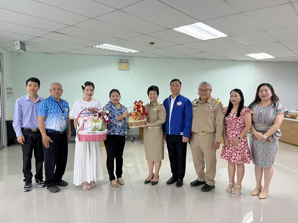 ท.ต.แพรกษาจัดประชุมสภาครั้งแรกหลังอรัญญา สุวรรณบุตร ชนะเลือกตั้งนายกเทศมนตรี เมื่อเวลา 10.00 น. วันที่ 7 มีนาคม 2568 เทศบาลตำบลเเพรกษา อ.เมือง จ.สมุทรปราการ ทางสภาเทศบาลฯ ได้จัดการประชุมสภาเทศบาลตำบลเเพรกษา สมัยวิสามัญ ครั้งที่ 1 ประจำปี พ.ศ. 2568 โดยมี นายธนกฤษ ศิรกุลวัฒน์ รองประธานสภาเทศบาลตำบล แพรกษา เป็นประธานการประชุมสภาฯ พร้อมด้วย สมาชิกสภาเทศบาล นายวรรณวุฒิ มาสุข รองปลัดเทศบาล รักษาราชการแทนปลัดเทศบาล ข้าราชการ เข้าร่วมประชุมฯกันอย่างพร้อมเพรียง ณ ห้องประชุมสภาเทศบาลตำบลแพรกษา ชั้น 5 อำเภอเมืองสมุทรปราการ จังหวัดสมุทรปราการ โดยนางอรัญญา สุวรรณบุตร นายกเทศบาลตำบลแพรกษา ได้แถลงนโยบายนายกฯ ต่อสภาเทศบาลตำบลแพรกษา มีนโยบายที่จะดำเนินการพัฒนาและสานงานต่อให้แล้วเสร็จเพื่อให้ประชาชนได้รับประโยชน์สูงสุด ประกอบด้วยนโยบาย 7 ด้าน คือ1. ด้านการศึกษา ระดับปฐมวัย , ระดับประถมศึกษา , ระดับมัธยมศึกษา และระดับอาชีวศึกษา2. ด้านเศรษฐกิจ3. ด้านคุณภาพชีวิตและสิ่งแวดล้อม4. ด้านสาธารณสุข5. ด้านโครงสร้างพื้นฐานและสาธารณูปโภค6. ด้านเทคโนโลยีและนวัตกรรม7. ด้านความปลอดภัยในชีวิตและทรัพย์สิน นางอรัญญา สุวรรณบุตร นายกเทศมนตรี ได้กล่าวต่อที่ประชุมว่า จะดำเนินการตามอำนาจหน้าที่ ที่กฎหมายบัญญัติให้กระทำได้ ด้วยความทุ่มเท มุ่งมั่นและตั้งใจ เพื่อให้งานมีประสิทธิภาพ มีความยั่งยืน และเกิดประโยชน์สูงสุดต่อพี่น้องประชาชน