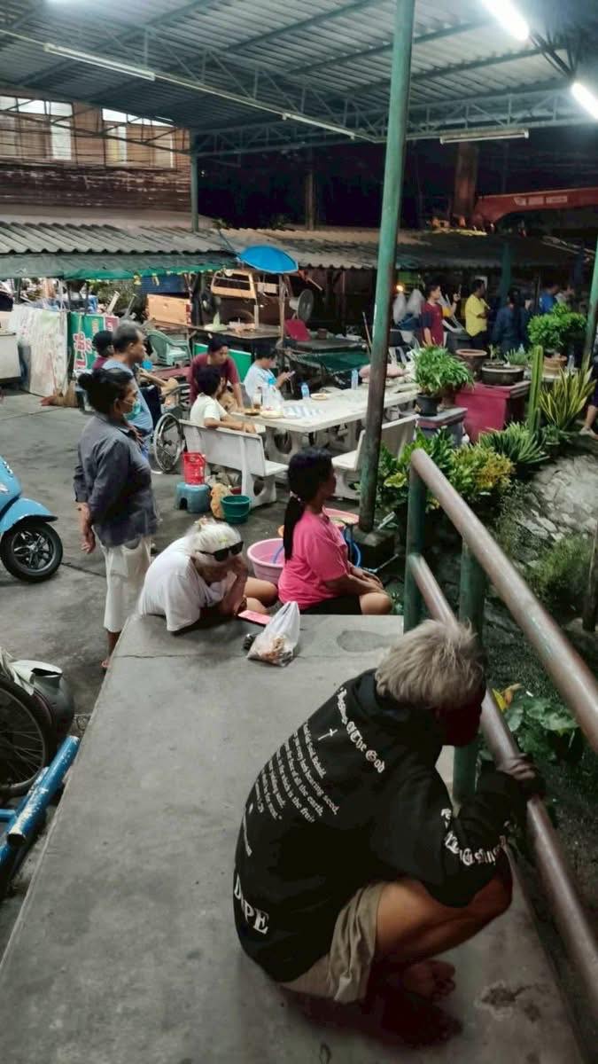 อบจ.สมุทรปราการเร่งแก้ปัญหาน้ำท่วมขัง เมื่อคืนวันที่ 27 พ.ค. ที่ผ่านมาได้เกิดเหตุการณ์ที่มีพายยุฝนตกอย่างหนักในทำให้น้ำท่วมขังพื้นที่จังหวัดสมุทรปราการ โดยเฉพาะบริเวณพื้นที่เขตอำเภอเมืองฯทำให้มีน้ำท่วมขังบนถนนสุขุมวิทและถนนพุทธรักษา(แพรกษา) และบริเวณชุมชนใกล้เคียง นายสุนทร ปานแสงทอง นายก.อบจ. สมุทรปราการ พร้อมหน่วยงานรับผิดชอบได้ลงสำรวจพื้นที่ พบว่าเหตุเกิดจากประตูระบายน้ำบางปิ้งมีปัญหาขัดข้อง เนื่องจาก ประตูน้ำบางปิ้ง ซึ่งปกติใช้งานได้เกิดปัญหาสลิงขาดกะทันหัน ส่งผลให้ไม่สามารถยกประตูน้ำขึ้นเพื่อระบายน้ำจากคลองชลประทานลงคลองปากน้ำได้ ซึ่งอยู่ในเขตรับผิดชอบของเทศบาลนครสมุทรปราการ โดยทางเทศบาลนครได้ประสานงานกับทาง อบจ.สมุทรปราการเพื่อขอสนับสนุนรถเครนในการซ่อมแซมประตูระบายน้ำอย่างเร่งด่วน แต่ก็พบปัญหาเนื่องจากระยะเครนไม่ถึงตัวประตูน้ำ ทีมงานต้องเรียก นักประดาน้ำลงไปดำน้ำเพื่อคล้องสลิงใหม่   นายกสุนทร ปานแสงทอง นายก.อบจ.จึงรีบสั่งการให้หน่วยงานเกี่ยวข้องแก้ไขจนแล้วเสร็จและเร่งระบายน้ำด้วยเครื่องสูบน้ำทันที เพื่อบรรเทาความเดือดร้อนของประชาชน  อย่างเร่งด่วนโดยผลการดำเนินงานซ่อมแซมกันอย่างหนักตลอดทั้งคืนจนแล้วเสร็จในช่วงดึกของคืนวันเดียวกัน โดยตอนนี้ประตูน้ำสามารถเปิดใช้งานได้ปกติ  ติดตั้งเครื่องสูบน้ำจาก อบจ สมุทรปราการ เพิ่มเติมอีกด้วย เพื่อเร่งระบายน้ำ จนระดับน้ำแห้งเข้าสู่ภาวะเป็นปกติแล้ว โดยทั้งนี้ นายสุนทร ปานแสงทอง นายก อบจ.ได้ขอขอบคุณบุคลากรทุกหน่วยงาน ที่ต้องทำงานกันอย่างหนัก   ตลอดทั้งคืนที่ผ่านมา ทั้งเจ้าหน้าที่ประดาน้ำ  เจ้าหน้าที่เทศบาลนครสมุทรปราการ    เจ้าหน้าที่ อบจ.สมุทรปราการ   พร้อมทีมงานสท.กลุ่มสมุทรปราการก้าวหน้า และขอขอบคุณพี่น้องประชาชนที่ให้ความร่วมมือและให้กำลังใจ   ทั้งต้องขออภัยในความไม่สะดวกกับเหตุการณ์ที่เกิดขึ้นดังกล่าวด้วย