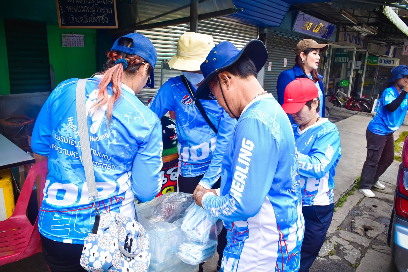 ชมรมโฮปฯ เดินหน้าแจกหน้ากากอนามัย กว่าสามพันแพ็ค เพื่อป้องกันโควิด-19 ที่กลับมาระบาด เมื่อเวลา 15.00 น. วันที่ 13 พฤษภาคม 2568 นางสาวปิยนุช พาณิชย์พิศาล ประธานชมรม โฮปสะพานบุญ แห่งความหวังและศรัทธา ได้นำทีมงาน ลงพื้นที่แจกหน้ากากอนามัย จำนวน 3,000 แพ็ค ที่ได้จัดเตรียมไว้ก่อนหน้านี้ โดยในวันนี้ได้ลงทางลงพื้นที่จำนวน 6 ชุมชน ดังนี้ 1.ชุมชนตลาดปากน้ำ / 2.ชุมชนบุญศิริ / 3.ชุมชนนกแก้ว / 4.ชุมชนชนสามเอส / 5.ชุมชนคลองศาลาแดง / 6.ชุมชนคลองหัวลำภู สืบเนื่องมาจากมีการกลับมาเริ่มระบาดเพิ่มขึ้นของ โควิด-19 ช่วงเทศกาลสงกรานต์และเข้าสู่ฤดูฝน พบผู้ป่วยมากสุดในเด็กเล็กและวัยทำงาน กระทรวงสาธารณสุขย้ำกลุ่มเสี่ยง 608 (ผู้สูงอายุ ผู้ป่วยโรคเรื้อรัง และหญิงตั้งครรภ์ ยังคงเป็นกลุ่มเสี่ยงที่หากติดเชื้อ อาจมีอาการรุนแรงและเสียชีวิตได้) ต้องป้องกันตัวเองเคร่งครัด หลีกเลี่ยงสถานที่แออัด ผู้ป่วยไข้หวัดใหญ่ก็เพิ่มสูงกว่าค่ามัธยฐาน 5 ปี แนะเฝ้าระวังสุขภาพอย่างใกล้ชิด นางสาวปิยนุช พาณิชย์พิศาล ประธานชมรมโฮปฯ กล่าวว่า ตนได้นำ หน้ากากอนามัยมาแจกเพื่อป้องกันโควิท-19 ที่กำลังระบาดในขณะนี้ จำนวน 3,000 ชุด ถึงมันจะเป็นสิ่งเล็กๆน้อย แต่ทางเราก็ห่วงใย ด้วยรักและห่วงใย จากชมรมโฮปฯ ทั้งนี้ได้ดำเนินการแจกอย่างต่อเนื่องในชุดชนจนเสร็จสิ้นในที่สุดท้าย คือ คลองศาลาแดง ในช่วงเวลา 16.30 น โดยประมาณ