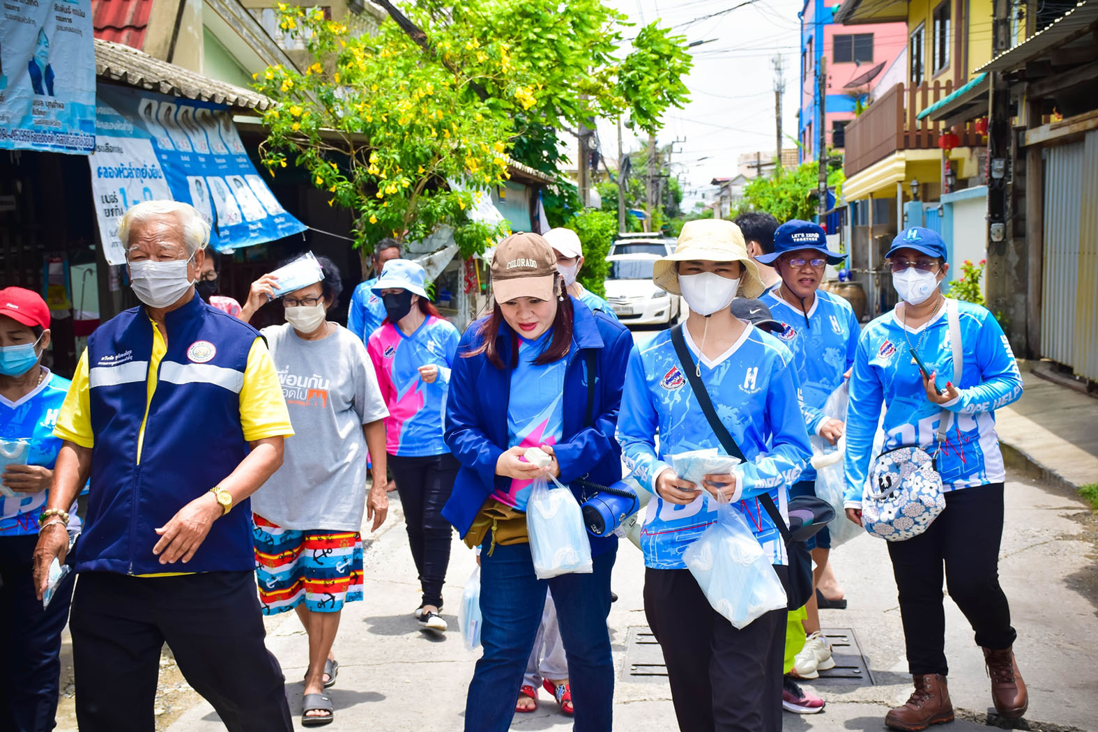 ชมรมโฮปฯ เดินหน้าแจกหน้ากากอนามัย กว่าสามพันแพ็ค เพื่อป้องกันโควิด-19 ที่กลับมาระบาด เมื่อเวลา 15.00 น. วันที่ 13 พฤษภาคม 2568 นางสาวปิยนุช พาณิชย์พิศาล ประธานชมรม โฮปสะพานบุญ แห่งความหวังและศรัทธา ได้นำทีมงาน ลงพื้นที่แจกหน้ากากอนามัย จำนวน 3,000 แพ็ค ที่ได้จัดเตรียมไว้ก่อนหน้านี้ โดยในวันนี้ได้ลงทางลงพื้นที่จำนวน 6 ชุมชน ดังนี้ 1.ชุมชนตลาดปากน้ำ / 2.ชุมชนบุญศิริ / 3.ชุมชนนกแก้ว / 4.ชุมชนชนสามเอส / 5.ชุมชนคลองศาลาแดง / 6.ชุมชนคลองหัวลำภู สืบเนื่องมาจากมีการกลับมาเริ่มระบาดเพิ่มขึ้นของ โควิด-19 ช่วงเทศกาลสงกรานต์และเข้าสู่ฤดูฝน พบผู้ป่วยมากสุดในเด็กเล็กและวัยทำงาน กระทรวงสาธารณสุขย้ำกลุ่มเสี่ยง 608 (ผู้สูงอายุ ผู้ป่วยโรคเรื้อรัง และหญิงตั้งครรภ์ ยังคงเป็นกลุ่มเสี่ยงที่หากติดเชื้อ อาจมีอาการรุนแรงและเสียชีวิตได้) ต้องป้องกันตัวเองเคร่งครัด หลีกเลี่ยงสถานที่แออัด ผู้ป่วยไข้หวัดใหญ่ก็เพิ่มสูงกว่าค่ามัธยฐาน 5 ปี แนะเฝ้าระวังสุขภาพอย่างใกล้ชิด นางสาวปิยนุช พาณิชย์พิศาล ประธานชมรมโฮปฯ กล่าวว่า ตนได้นำ หน้ากากอนามัยมาแจกเพื่อป้องกันโควิท-19 ที่กำลังระบาดในขณะนี้ จำนวน 3,000 ชุด ถึงมันจะเป็นสิ่งเล็กๆน้อย แต่ทางเราก็ห่วงใย ด้วยรักและห่วงใย จากชมรมโฮปฯ ทั้งนี้ได้ดำเนินการแจกอย่างต่อเนื่องในชุดชนจนเสร็จสิ้นในที่สุดท้าย คือ คลองศาลาแดง ในช่วงเวลา 16.30 น โดยประมาณ