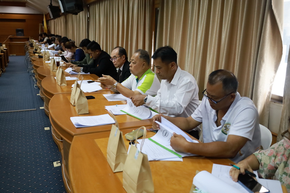 เนื้อหา วันที่ 1 พฤษภาคม 2568 อบจ สมุทรปราการ เปิดประชุมนัดสำคัญ นำโดย นายสุนทร ปานแสงทอง นายกอบจ.สมุทรปราการ พร้อมทั้งคณะผู้บริหาร ,สมาชิกสภาอบจ.สมุทรปราการ และกรรมการจังหวัด เปิดการประชุมเพื่อลงมติตามแผนพัฒนาท้องถิ่นปีพ.ศ 2566-2570 ขององค์การบริหารส่วนจังหวัดสมุทรปราการ ครั้งที่ 2/2568 เพื่อลงมติและเสนอปัญหาและข้อเรียกร้องจากประชาชน รวมถึงร่วมมือกันแก้ไขปัญหาโดยนึกถึงพี่น้องประชาชนเป็นสำคัญ ซึ่งประกอบด้วยโครงการตามแผนพัฒนาท้องถิ่นของอบจสมุทรปราการ 11 โครงการ โครงการที่เกินศักยภาพขององค์กรปกครองส่วนท้องถิ่น 1 โครงการ โดยเน้นในเรื่อง - แก้ไขปัญหายาเสพติด เพื่อให้ชุมชนปลอดภัย - จัดการและกำจัดขยะอันตรายและขยะมูลฝอยด้วยเทคโนโลยีต่างๆ - ซ่อมแซมอาคารสำนักงานอบจ.สมุทรปราการ และการดูแลความปลอดภัยต่างๆ - ก่อสร้างสะพานทางเดินเท้า คสล. ในหลายพื้นที่ เพื่อบรรเทาความเดือดร้อนของประชาชนในการสัญจร และเพิ่มเส้นทางจักรยาน - การพัฒนาเศรษฐกิจในทุกภาคส่วน เพื่อฟื้นรายได้ตามนโยบายของนายกอบจ. เช่นการส่งเสริมและพัฒนาการท่องเที่ยวด้วยทุนด้านวัฒนธรรม ประเพณี และภูมิศาสตร์ โดยทุกโครงการได้รับการลงมติเห็นชอบ ด้วยเสียงข้างมากของคณะกรรมการทั้งหมด รวมทั้งคณะผู้บริหาร และสมาชิกสภาองค์การบริหารส่วนจังหวัด ในวาระอื่นๆ สมาชิกสภาฯ ได้ร่วมกันนำเสนอปัญหาความเดือดร้อนของพี่น้องในชุมชนต่างๆ ที่แตกต่างกันไปในแต่ละพื้นที่ เพื่อให้คณะทำงานของอบจ.ค้นหาแนวทางแก้ไขปัญหาต่อไป ทั้งเรื่อง การแก้ปัญหาน้ำท่วมในระยะยาว , การแก้ปัญหารถติดด้วยเส้นทางใต้ทางด่วนตามนโยบายที่เคยหาเสียงไว้ ,ช่วยเหลือโรงเรียนที่ขาดแคลนงบในการสร้างโดมหลังคา ,การจัดการปัญหาของคนไร้บ้าน หรือคนจรจัด , การจัดการปัญหาสัตว์เร่ร่อน ที่อันตรายกับชาวบ้าน และปัญหาอื่นๆ ทางนายกองค์การบริหารส่วนจังหวัด นายสุนทร ปานแสงทอง ตอบรับและไม่ได้นิ่งนอนใจ เร่งสั่งการให้หน่วยงานที่เกี่ยวข้อง ติดตามและแก้ไขปัญหาโดยเร็ว ทั้งยังเน้นย้ำถึงเรื่องการใช้งบประมาณ จะต้องอยู่ในขอบเขต ที่กฎหมายกำหนด และถูกต้องตามวัตถุประสงค์ เพื่อให้เป็นประโยชน์ ตามความต้องการของพี่น้องประชาชนสูงสุด