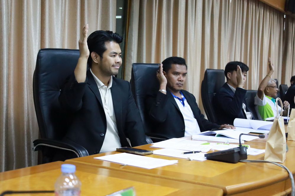 เนื้อหา วันที่ 1 พฤษภาคม 2568 อบจ สมุทรปราการ เปิดประชุมนัดสำคัญ นำโดย นายสุนทร ปานแสงทอง นายกอบจ.สมุทรปราการ พร้อมทั้งคณะผู้บริหาร ,สมาชิกสภาอบจ.สมุทรปราการ และกรรมการจังหวัด เปิดการประชุมเพื่อลงมติตามแผนพัฒนาท้องถิ่นปีพ.ศ 2566-2570 ขององค์การบริหารส่วนจังหวัดสมุทรปราการ ครั้งที่ 2/2568 เพื่อลงมติและเสนอปัญหาและข้อเรียกร้องจากประชาชน รวมถึงร่วมมือกันแก้ไขปัญหาโดยนึกถึงพี่น้องประชาชนเป็นสำคัญ ซึ่งประกอบด้วยโครงการตามแผนพัฒนาท้องถิ่นของอบจสมุทรปราการ 11 โครงการ โครงการที่เกินศักยภาพขององค์กรปกครองส่วนท้องถิ่น 1 โครงการ โดยเน้นในเรื่อง - แก้ไขปัญหายาเสพติด เพื่อให้ชุมชนปลอดภัย - จัดการและกำจัดขยะอันตรายและขยะมูลฝอยด้วยเทคโนโลยีต่างๆ - ซ่อมแซมอาคารสำนักงานอบจ.สมุทรปราการ และการดูแลความปลอดภัยต่างๆ - ก่อสร้างสะพานทางเดินเท้า คสล. ในหลายพื้นที่ เพื่อบรรเทาความเดือดร้อนของประชาชนในการสัญจร และเพิ่มเส้นทางจักรยาน - การพัฒนาเศรษฐกิจในทุกภาคส่วน เพื่อฟื้นรายได้ตามนโยบายของนายกอบจ. เช่นการส่งเสริมและพัฒนาการท่องเที่ยวด้วยทุนด้านวัฒนธรรม ประเพณี และภูมิศาสตร์ โดยทุกโครงการได้รับการลงมติเห็นชอบ ด้วยเสียงข้างมากของคณะกรรมการทั้งหมด รวมทั้งคณะผู้บริหาร และสมาชิกสภาองค์การบริหารส่วนจังหวัด ในวาระอื่นๆ สมาชิกสภาฯ ได้ร่วมกันนำเสนอปัญหาความเดือดร้อนของพี่น้องในชุมชนต่างๆ ที่แตกต่างกันไปในแต่ละพื้นที่ เพื่อให้คณะทำงานของอบจ.ค้นหาแนวทางแก้ไขปัญหาต่อไป ทั้งเรื่อง การแก้ปัญหาน้ำท่วมในระยะยาว , การแก้ปัญหารถติดด้วยเส้นทางใต้ทางด่วนตามนโยบายที่เคยหาเสียงไว้ ,ช่วยเหลือโรงเรียนที่ขาดแคลนงบในการสร้างโดมหลังคา ,การจัดการปัญหาของคนไร้บ้าน หรือคนจรจัด , การจัดการปัญหาสัตว์เร่ร่อน ที่อันตรายกับชาวบ้าน และปัญหาอื่นๆ ทางนายกองค์การบริหารส่วนจังหวัด นายสุนทร ปานแสงทอง ตอบรับและไม่ได้นิ่งนอนใจ เร่งสั่งการให้หน่วยงานที่เกี่ยวข้อง ติดตามและแก้ไขปัญหาโดยเร็ว ทั้งยังเน้นย้ำถึงเรื่องการใช้งบประมาณ จะต้องอยู่ในขอบเขต ที่กฎหมายกำหนด และถูกต้องตามวัตถุประสงค์ เพื่อให้เป็นประโยชน์ ตามความต้องการของพี่น้องประชาชนสูงสุด