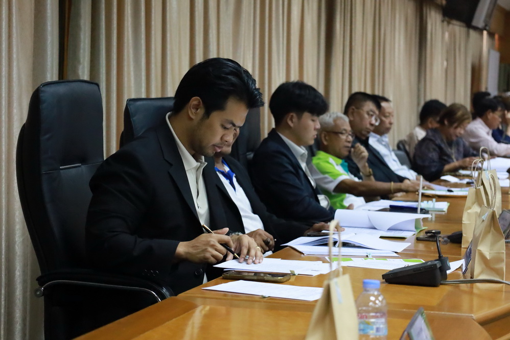 เนื้อหา วันที่ 1 พฤษภาคม 2568 อบจ สมุทรปราการ เปิดประชุมนัดสำคัญ นำโดย นายสุนทร ปานแสงทอง นายกอบจ.สมุทรปราการ พร้อมทั้งคณะผู้บริหาร ,สมาชิกสภาอบจ.สมุทรปราการ และกรรมการจังหวัด เปิดการประชุมเพื่อลงมติตามแผนพัฒนาท้องถิ่นปีพ.ศ 2566-2570 ขององค์การบริหารส่วนจังหวัดสมุทรปราการ ครั้งที่ 2/2568 เพื่อลงมติและเสนอปัญหาและข้อเรียกร้องจากประชาชน รวมถึงร่วมมือกันแก้ไขปัญหาโดยนึกถึงพี่น้องประชาชนเป็นสำคัญ ซึ่งประกอบด้วยโครงการตามแผนพัฒนาท้องถิ่นของอบจสมุทรปราการ 11 โครงการ โครงการที่เกินศักยภาพขององค์กรปกครองส่วนท้องถิ่น 1 โครงการ โดยเน้นในเรื่อง - แก้ไขปัญหายาเสพติด เพื่อให้ชุมชนปลอดภัย - จัดการและกำจัดขยะอันตรายและขยะมูลฝอยด้วยเทคโนโลยีต่างๆ - ซ่อมแซมอาคารสำนักงานอบจ.สมุทรปราการ และการดูแลความปลอดภัยต่างๆ - ก่อสร้างสะพานทางเดินเท้า คสล. ในหลายพื้นที่ เพื่อบรรเทาความเดือดร้อนของประชาชนในการสัญจร และเพิ่มเส้นทางจักรยาน - การพัฒนาเศรษฐกิจในทุกภาคส่วน เพื่อฟื้นรายได้ตามนโยบายของนายกอบจ. เช่นการส่งเสริมและพัฒนาการท่องเที่ยวด้วยทุนด้านวัฒนธรรม ประเพณี และภูมิศาสตร์ โดยทุกโครงการได้รับการลงมติเห็นชอบ ด้วยเสียงข้างมากของคณะกรรมการทั้งหมด รวมทั้งคณะผู้บริหาร และสมาชิกสภาองค์การบริหารส่วนจังหวัด ในวาระอื่นๆ สมาชิกสภาฯ ได้ร่วมกันนำเสนอปัญหาความเดือดร้อนของพี่น้องในชุมชนต่างๆ ที่แตกต่างกันไปในแต่ละพื้นที่ เพื่อให้คณะทำงานของอบจ.ค้นหาแนวทางแก้ไขปัญหาต่อไป ทั้งเรื่อง การแก้ปัญหาน้ำท่วมในระยะยาว , การแก้ปัญหารถติดด้วยเส้นทางใต้ทางด่วนตามนโยบายที่เคยหาเสียงไว้ ,ช่วยเหลือโรงเรียนที่ขาดแคลนงบในการสร้างโดมหลังคา ,การจัดการปัญหาของคนไร้บ้าน หรือคนจรจัด , การจัดการปัญหาสัตว์เร่ร่อน ที่อันตรายกับชาวบ้าน และปัญหาอื่นๆ ทางนายกองค์การบริหารส่วนจังหวัด นายสุนทร ปานแสงทอง ตอบรับและไม่ได้นิ่งนอนใจ เร่งสั่งการให้หน่วยงานที่เกี่ยวข้อง ติดตามและแก้ไขปัญหาโดยเร็ว ทั้งยังเน้นย้ำถึงเรื่องการใช้งบประมาณ จะต้องอยู่ในขอบเขต ที่กฎหมายกำหนด และถูกต้องตามวัตถุประสงค์ เพื่อให้เป็นประโยชน์ ตามความต้องการของพี่น้องประชาชนสูงสุด