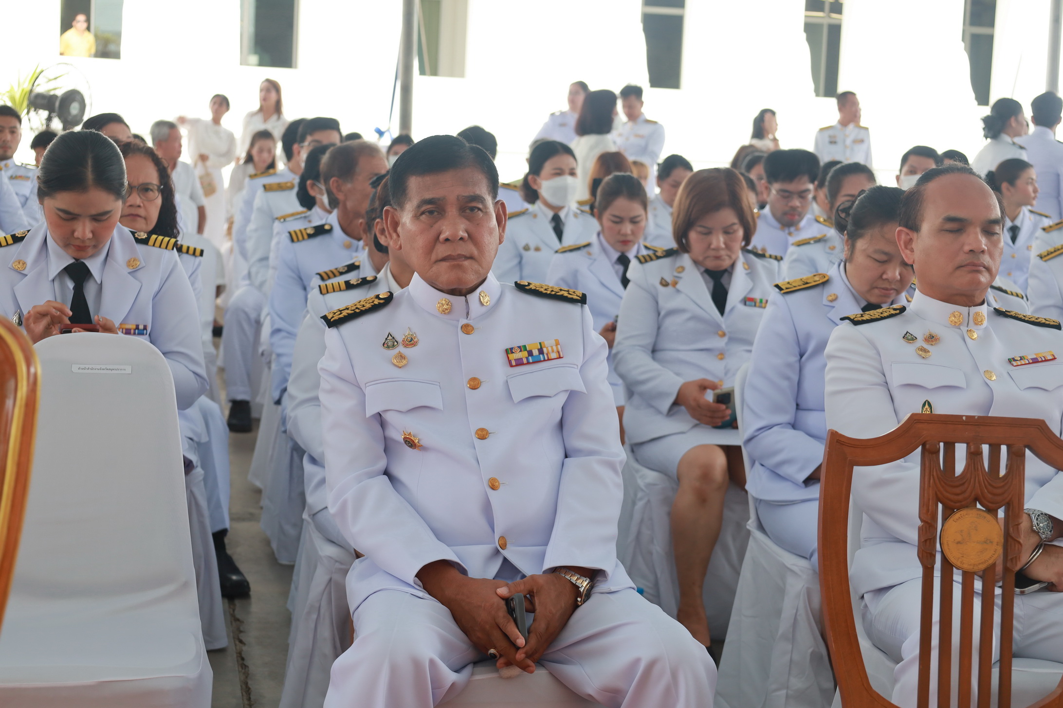จังหวัดสมุทรปราการ ประกอบพิธีปลูก “พระศรีมหาโพธิทศมราชบพิตร” เนื่องในวันวิสาขบูชา วันนี้ (11 พ.ค.68) นายศุภมิตร ชิณศรี ผู้ว่าราชการจังหวัดสมุทรปราการ เป็นประธานประกอบพิธีปลูก “พระศรีมหาโพธิทศมราชบพิตร” ณ มณฑลพิธีบริเวณด้านข้างอุโบสถกลางน้ำและพระมหาเจดีย์เกศแก้วจุฬามณี วัดศรีรัตนธรรมาราม ตำบลบางโฉลง อำเภอบางพลี จังหวัดสมุทรปราการ โดยมี พระวชิรวรคุณ เจ้าอาวาส วัดศรีรัตนธรรมาราม /เจ้าคณะอำเภอจังหวัดสมุทรปราการ (ธ) พร้อมด้วย นายประทีป นทีทวีวัฒน์ รองผู้ว่าราชการจังหวัดสมุทรปราการ นายณัชวันก์ อัลภาชน์ เตชะเสน รองผู้ว่าราชการจังหวัดสมุทรปราการ นายสุนทร ปานแสงทอง นายกอบจ.สมุทรปราการ หัวหน้าส่วนราชการ ข้าราชการ และประชาชนทุกภาคส่วนร่วมพิธี โดยผู้ว่าราชการจังหวัดสมุทรปราการ ประกอบพิธีถวายราชสักการะเบื้องหน้าพระบรมฉายาลักษณ์ พระบาทสมเด็จพระเจ้าอยู่หัว พร้อมกล่าวสำนึกในพระมหากรุณาธิคุณ จากนั้นประกอบพิธีปลูก “พระศรีมหาโพธิทศมราชบพิตร” ที่มณฑลปลูก โดยมีพระสงฆ์ทรงสมณศักดิ์ 10 รูป เจริญชัยมงคลคาถา ต่อจากนั้น ผู้ว่าราชการจังหวัดสมุทรปราการ นำผู้ร่วมพิธีรับชมวิดีทัศน์ “ธรรมนาวาวัง” ธรรรมะพระราชทาน เนื่องในวันวิสาขบูชา พุทธศักราช 2568 "พระศรีมหาโพธิ์ทศราชบพิตร" ดังกล่าว ได้รับพระราชทานจากพระบาทสมเด็จพระเจ้าอยู่หัวฯ ทรงพระกรุณาโปรดเกล้าโปรดกระหม่อมพระราชทานพระศรีมหาโพธิ์ ให้แก่กระทรวงมหาดไทย สำหรับนำไปปลูกเป็นสิริมงคล เนื่องในโอกาสพระราชพิธีสมมงคลพระชนมายุเท่าพระบาทสมเด็จพระจุฬาโลกมหาราช สมเด็จพระปฐมบรมกษัตริยาธิราชแห่งราชวงศ์จักรี พุทธศักราช 2569 โดยสำนักพระราชวังได้จัดพิธีมอบพระศรีมหาโพธิ์ให้แก่กระทรวงมหาดไทย เมื่อวันศุกร์ที่ 17 มกราคม 2568 ซึ่งมีพลอากาศเอก สถิตพงษ์ สุขวิมล เป็นประธานมอบ เพื่อเชิญไปมอบให้แก่ทุกจังหวัดทั่วประเทศ ต่อมากระทรวงมหาดไทย ได้ขอพระราชทานนามพระศรีมหาโพธิ์ นาม "พระศรีมหาโพธิทศมราชบพิตร" มีความหมายว่า “พระศรีมหาโพธิ์พระราชทานจากพระบาทสมเด็จพระเจ้าอยู่หัว” และจัดให้มีพิธีมอบ "พระศรีมหาโพธิทศมราชบพิตร" ให้แก่ผู้ว่าราชการจังหวัด 76 จังหวัด และผู้แทนผู้ว่าราชการกรุงเทพมหานคร 