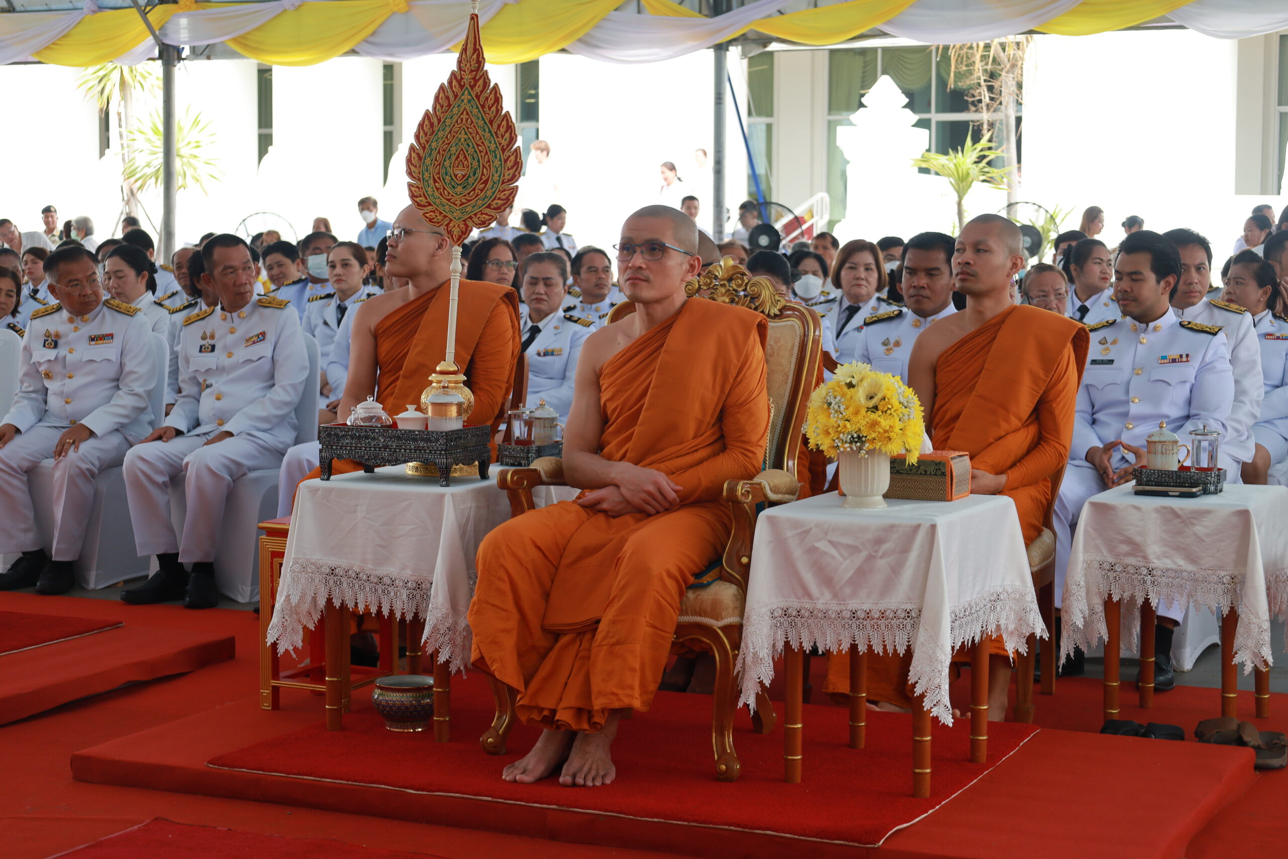 จังหวัดสมุทรปราการ ประกอบพิธีปลูก “พระศรีมหาโพธิทศมราชบพิตร” เนื่องในวันวิสาขบูชา วันนี้ (11 พ.ค.68) นายศุภมิตร ชิณศรี ผู้ว่าราชการจังหวัดสมุทรปราการ เป็นประธานประกอบพิธีปลูก “พระศรีมหาโพธิทศมราชบพิตร” ณ มณฑลพิธีบริเวณด้านข้างอุโบสถกลางน้ำและพระมหาเจดีย์เกศแก้วจุฬามณี วัดศรีรัตนธรรมาราม ตำบลบางโฉลง อำเภอบางพลี จังหวัดสมุทรปราการ โดยมี พระวชิรวรคุณ เจ้าอาวาส วัดศรีรัตนธรรมาราม /เจ้าคณะอำเภอจังหวัดสมุทรปราการ (ธ) พร้อมด้วย นายประทีป นทีทวีวัฒน์ รองผู้ว่าราชการจังหวัดสมุทรปราการ นายณัชวันก์ อัลภาชน์ เตชะเสน รองผู้ว่าราชการจังหวัดสมุทรปราการ นายสุนทร ปานแสงทอง นายกอบจ.สมุทรปราการ หัวหน้าส่วนราชการ ข้าราชการ และประชาชนทุกภาคส่วนร่วมพิธี โดยผู้ว่าราชการจังหวัดสมุทรปราการ ประกอบพิธีถวายราชสักการะเบื้องหน้าพระบรมฉายาลักษณ์ พระบาทสมเด็จพระเจ้าอยู่หัว พร้อมกล่าวสำนึกในพระมหากรุณาธิคุณ จากนั้นประกอบพิธีปลูก “พระศรีมหาโพธิทศมราชบพิตร” ที่มณฑลปลูก โดยมีพระสงฆ์ทรงสมณศักดิ์ 10 รูป เจริญชัยมงคลคาถา ต่อจากนั้น ผู้ว่าราชการจังหวัดสมุทรปราการ นำผู้ร่วมพิธีรับชมวิดีทัศน์ “ธรรมนาวาวัง” ธรรรมะพระราชทาน เนื่องในวันวิสาขบูชา พุทธศักราช 2568 "พระศรีมหาโพธิ์ทศราชบพิตร" ดังกล่าว ได้รับพระราชทานจากพระบาทสมเด็จพระเจ้าอยู่หัวฯ ทรงพระกรุณาโปรดเกล้าโปรดกระหม่อมพระราชทานพระศรีมหาโพธิ์ ให้แก่กระทรวงมหาดไทย สำหรับนำไปปลูกเป็นสิริมงคล เนื่องในโอกาสพระราชพิธีสมมงคลพระชนมายุเท่าพระบาทสมเด็จพระจุฬาโลกมหาราช สมเด็จพระปฐมบรมกษัตริยาธิราชแห่งราชวงศ์จักรี พุทธศักราช 2569 โดยสำนักพระราชวังได้จัดพิธีมอบพระศรีมหาโพธิ์ให้แก่กระทรวงมหาดไทย เมื่อวันศุกร์ที่ 17 มกราคม 2568 ซึ่งมีพลอากาศเอก สถิตพงษ์ สุขวิมล เป็นประธานมอบ เพื่อเชิญไปมอบให้แก่ทุกจังหวัดทั่วประเทศ ต่อมากระทรวงมหาดไทย ได้ขอพระราชทานนามพระศรีมหาโพธิ์ นาม "พระศรีมหาโพธิทศมราชบพิตร" มีความหมายว่า “พระศรีมหาโพธิ์พระราชทานจากพระบาทสมเด็จพระเจ้าอยู่หัว” และจัดให้มีพิธีมอบ "พระศรีมหาโพธิทศมราชบพิตร" ให้แก่ผู้ว่าราชการจังหวัด 76 จังหวัด และผู้แทนผู้ว่าราชการกรุงเทพมหานคร 