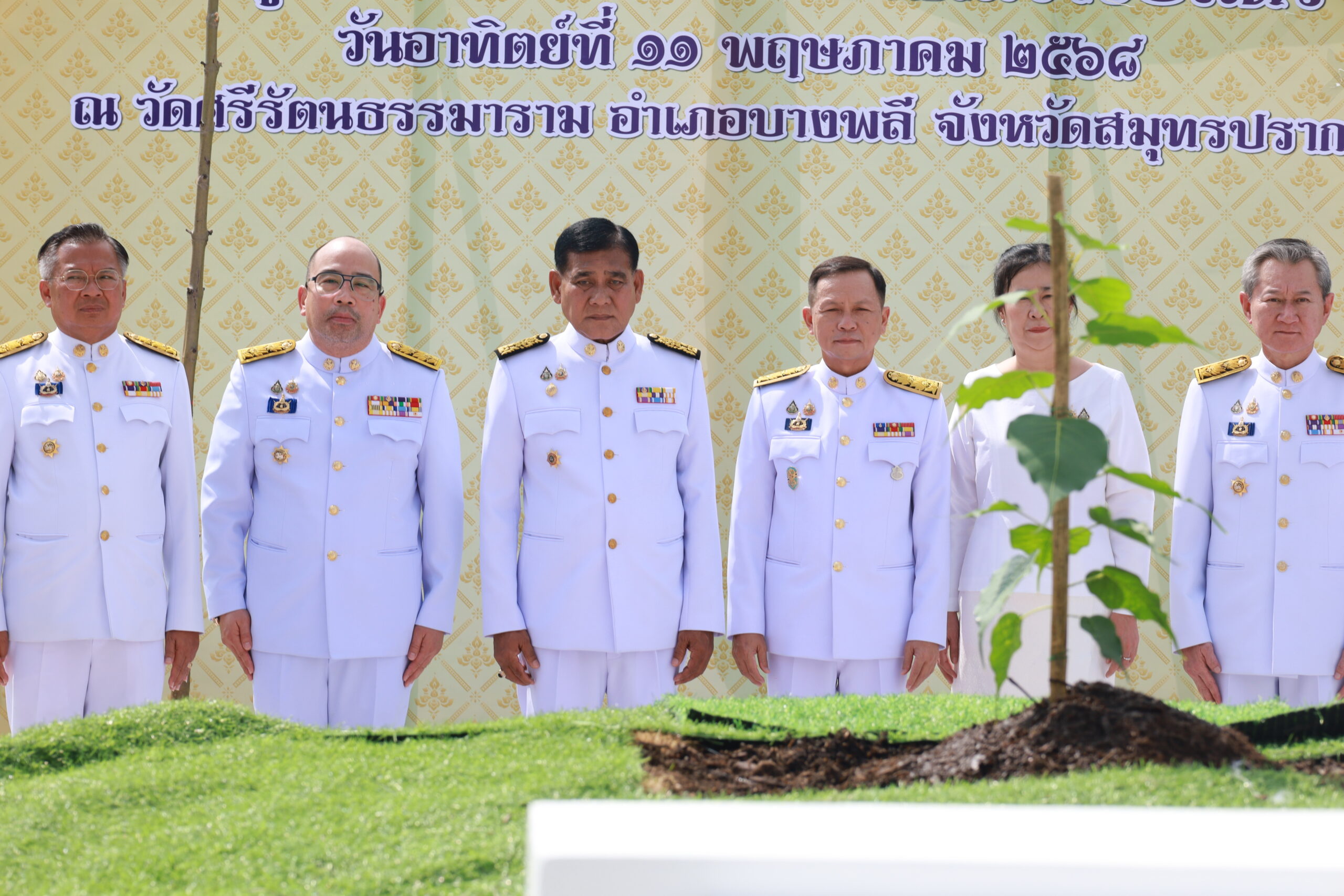 จังหวัดสมุทรปราการ ประกอบพิธีปลูก “พระศรีมหาโพธิทศมราชบพิตร” เนื่องในวันวิสาขบูชา วันนี้ (11 พ.ค.68) นายศุภมิตร ชิณศรี ผู้ว่าราชการจังหวัดสมุทรปราการ เป็นประธานประกอบพิธีปลูก “พระศรีมหาโพธิทศมราชบพิตร” ณ มณฑลพิธีบริเวณด้านข้างอุโบสถกลางน้ำและพระมหาเจดีย์เกศแก้วจุฬามณี วัดศรีรัตนธรรมาราม ตำบลบางโฉลง อำเภอบางพลี จังหวัดสมุทรปราการ โดยมี พระวชิรวรคุณ เจ้าอาวาส วัดศรีรัตนธรรมาราม /เจ้าคณะอำเภอจังหวัดสมุทรปราการ (ธ) พร้อมด้วย นายประทีป นทีทวีวัฒน์ รองผู้ว่าราชการจังหวัดสมุทรปราการ นายณัชวันก์ อัลภาชน์ เตชะเสน รองผู้ว่าราชการจังหวัดสมุทรปราการ นายสุนทร ปานแสงทอง นายกอบจ.สมุทรปราการ หัวหน้าส่วนราชการ ข้าราชการ และประชาชนทุกภาคส่วนร่วมพิธี โดยผู้ว่าราชการจังหวัดสมุทรปราการ ประกอบพิธีถวายราชสักการะเบื้องหน้าพระบรมฉายาลักษณ์ พระบาทสมเด็จพระเจ้าอยู่หัว พร้อมกล่าวสำนึกในพระมหากรุณาธิคุณ จากนั้นประกอบพิธีปลูก “พระศรีมหาโพธิทศมราชบพิตร” ที่มณฑลปลูก โดยมีพระสงฆ์ทรงสมณศักดิ์ 10 รูป เจริญชัยมงคลคาถา ต่อจากนั้น ผู้ว่าราชการจังหวัดสมุทรปราการ นำผู้ร่วมพิธีรับชมวิดีทัศน์ “ธรรมนาวาวัง” ธรรรมะพระราชทาน เนื่องในวันวิสาขบูชา พุทธศักราช 2568 "พระศรีมหาโพธิ์ทศราชบพิตร" ดังกล่าว ได้รับพระราชทานจากพระบาทสมเด็จพระเจ้าอยู่หัวฯ ทรงพระกรุณาโปรดเกล้าโปรดกระหม่อมพระราชทานพระศรีมหาโพธิ์ ให้แก่กระทรวงมหาดไทย สำหรับนำไปปลูกเป็นสิริมงคล เนื่องในโอกาสพระราชพิธีสมมงคลพระชนมายุเท่าพระบาทสมเด็จพระจุฬาโลกมหาราช สมเด็จพระปฐมบรมกษัตริยาธิราชแห่งราชวงศ์จักรี พุทธศักราช 2569 โดยสำนักพระราชวังได้จัดพิธีมอบพระศรีมหาโพธิ์ให้แก่กระทรวงมหาดไทย เมื่อวันศุกร์ที่ 17 มกราคม 2568 ซึ่งมีพลอากาศเอก สถิตพงษ์ สุขวิมล เป็นประธานมอบ เพื่อเชิญไปมอบให้แก่ทุกจังหวัดทั่วประเทศ ต่อมากระทรวงมหาดไทย ได้ขอพระราชทานนามพระศรีมหาโพธิ์ นาม "พระศรีมหาโพธิทศมราชบพิตร" มีความหมายว่า “พระศรีมหาโพธิ์พระราชทานจากพระบาทสมเด็จพระเจ้าอยู่หัว” และจัดให้มีพิธีมอบ "พระศรีมหาโพธิทศมราชบพิตร" ให้แก่ผู้ว่าราชการจังหวัด 76 จังหวัด และผู้แทนผู้ว่าราชการกรุงเทพมหานคร 