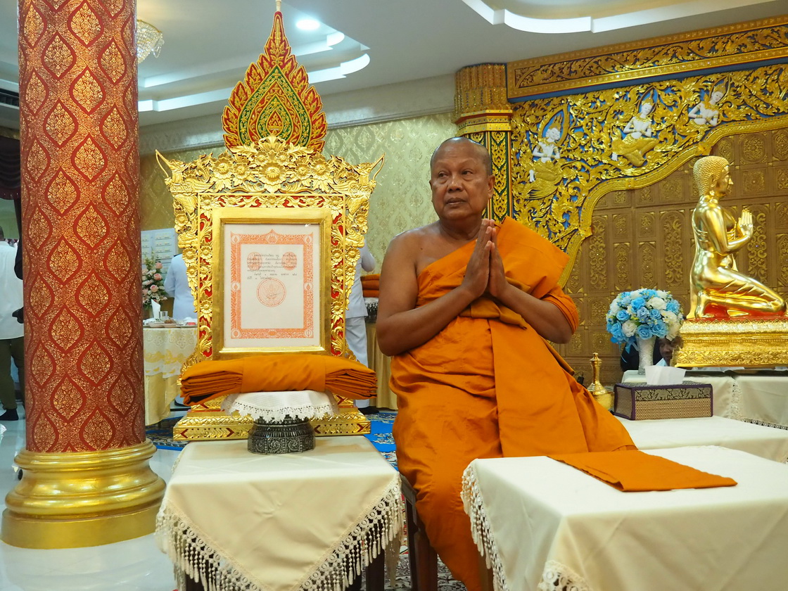 ในหลวงโปรดเกล้าฯ ให้องคมนตรี เชิญสัญญาบัตรพัดยศและผ้าไตร ไปถวายแด่พระภิกษุ ที่ทรงตั้งสมณศักดิ์ เป็นพระราชาคณะชั้นสามัญ วันที่ 24 พฤษภาคม 2568 เวลา 10.00 น. พระบาทสมเด็จพระเจ้าอยู่หัว ทรงพระกรุณาโปรดเกล้าโปรดกระหม่อม ให้ท่านพลเอก กัมปนาท รุดดิษฐ์ องคมนตรี เชิญสัญญาบัตรพัดยศและผ้าไตรถวายแด่ พระวชิรคณาทร (จรูญ ฐานธมฺโม) ด้วยพระบาทสมเด็จพระปรเมนทรรามาธิบดีศรีสินทรมหาวชิราลงกรณ มหิศรภูมิพลราชวรางกูร กิติสิริสมบูรณอดุลยเดช สยามินทราธิเบศราชวโรดม บรมนาถบพิตร พระวชิรเกล้าเจ้าอยู่หัว มีพระบรมราชโองการโปรดพระราชทานตั้งสมณศักดิ์เป็น พระราชาคณะชั้นสามัญ แด่ พระครูปลัดสุวัฒนศีลคุณ (พระครูแจ้) ดร. เจ้าอาวาสวัดบางพลีใหญ่กลาง เป็นพระวชิรคณาทร (จรูญ ฐานธมฺโม) ท่านเจ้าคุณแจ้ ณ อุโบสถวัดบางพลีใหญ่กลาง ตำบลบางพลีใหญ่ อำเภอบางพลี จังหวัดสมุทรปราการ โดยมี ผู้ว่าราชการจังหวัดสมุทรปราการ หัวหน้าส่วนราชการ คณะไวยาวัจกร วัดบางพลีใหญ่กลาง บุคลากรทางการศึกษา บุคลากรทางการแพทย์ ทหาร ตำรวจ อบต.บางพลีใหญ่ พุทธบริษัท และศิษยานุศิษย์ เข้าร่วมพิธีถวายสักการะเป็นจำนวนมาก โดยภายหลังได้มีพิธีมุทิตาสักการะ โดยมีพระเถรานุเถระชั้นผู้ใหญ่ พระสงฆ์ทรงสมณศักดิ์ จากทั่วสารทิศ ข้าราชการ คณะวัยยาวัจกร ศิษยานุศิษย์ และสื่อมวลชน เข้าร่วมแสดงมุทิตาจิตอย่างคับคั่ง ประวัติพระวชิรคณาทร (จรูญ ฐานธมฺโม) เดิมชื่อ จรูญ หมอเมือง เกิด วันพุธ 18 เมษายน พ.ศ. 2505 บิดาชื่อนายอรุณ หมอเมือง (ถึงแก่กรรม) มารดาชื่อ นางปา หมอเมือง มีพี่น้องทั้งหมด 5 คน เมื่อวันที่ 9 กุมภาพันธ์ 2518 อายุ 13 ปีได้บรรพชาเป็นสามเณร และวันที่ 3 มกราคม 2525 อายุ 20 ปีอุปสมบท ได้ฉายาว่าฐานธมฺโม ณ วัดบางพลีใหญ่กลาง สอบได้นักธรรม ชั้นเอก ตั้งแต่ยังเป็นสามเณรอยู่ในความอุปการะของสมภาร (อาจารย์เหมือน) พ.ศ. 2530 ได้สมณศักดิ์ ฐานานุกรมที่ พระครูสมุห์จรูญ พ.ศ. 2535 ได้เลื่อนสมศักดิ์ ฐานานุกรมที่ พระครูปลัดจรูญ ฐานธมฺโม วันที่ 5 ธันวาคม 2550 ได้เลื่อนสมศักดิ์ ฐานานุกรมที่ พระครูปลัดรัตนวัฒน์ รองเจ้าอาวาสวัดบางพลีใหญ่กลาง รักษาการเจ้าอาวาสวัดบางพลีใหญ่กลาง ดำรงตำแหน่งเป็น เจ้าอาวาสวัดบางพลีใหญ่กลาง ปัจจุบัน เป็นพระราชาคณะชั้นสามัญ พระราชทินนาม พระวชิรคณาทร (จรูญ ฐานธมฺโม)