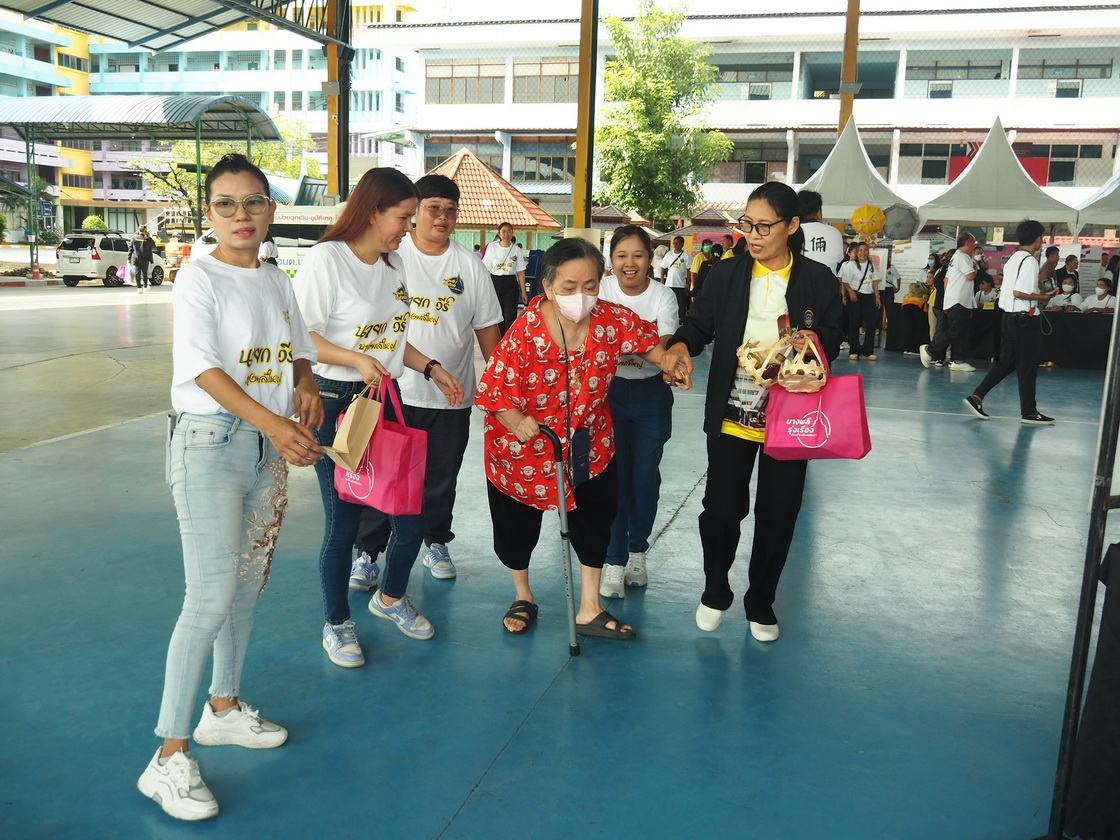 สมุทรปราการ สุทธิวิทย์ ชยุตม์วรกานต์ นายกอบต.บางพลีใหญ่แถลงผลงาน4ปีที่ผ่านมา นายกองค์การบริหารส่วนตำบลบางพลีใหญ่ แถลงผลงาน 4 ปี ที่ผ่านมา ทั้งด้านโครงสร้างพื้นฐาน ด้านสาธารณูปโภค ด้านสาธารณสุขและสิ่งแวดล้อม ด้านการศึกษา ศาสนา ศิลปวัฒนธรรม ให้พี่น้องประชาชนในตำบลบางพลีใหญ่ ได้รับทราบ วันที่ 18 พฤษภาคม 2568 ที่ลานเอนกโรงเรียนบางพลีราษฎร์บำรุง ตำบลบางพลีใหญ่ อำเภอบางพลี จังหวัดสมุทรปราการ นางสาววีร์สุดา รุ่งเรือง นายกองค์การบริหารส่วนตำบลบางพลีใหญ่ แถลงผลงาน 4 ปี ที่ผ่านมา ให้ประชาชนในตำบลบางพลีใหญ่ ได้รับทราบ โดยองค์การบริหารส่วนตำบลบางพลีใหญ่ เป็นองค์กรปกครองส่วนท้องถิ่นที่มีความใกล้ชิดกับประชาชน ซึ่งถือเป็นการกระจายอำนาจการบริหารมาสู่ส่วนท้องถิ่นในระดับต่าง ๆ องค์การบริหารส่วนตำบลบางพลีใหญ่ตระหนักถึงการกระจายอำนาจสู่ท้องถิ่น โดยมีบทบาทสำคัญในการพัฒนาท้องถิ่นให้มีความเจริญในด้านต่างๆ ไว้ 6 ยุทธศาสตร์ ดังนี้ 1. ยุทธศาสตร์การพัฒนาด้านโครงสร้างพื้นฐาน การคมนาคม ระบบสาธารณูปโภคและสาธารณูปการ 2. ยุทธศาสตร์การพัฒนานวันการเสริมสร้าง ความเข้มแข็ง และความปลอดภัยในชุมชน 3. ยุทธศาสตร์การพัฒนาด้านส่งเสริมการอนุรักษ์ ศิลปะ วัฒนธรรม จารีตประเพณีและภูมิปัญญาท้องถิ่น 4. ยุทธศาสตร์การพัฒนาด้านการยกระดับคุณภาพชีวิต การศึกษา และส่งเสริม การกีฬาและนันทนาการ 5. ยุทธศาสตร์การพัฒนาด้านการบริหารจัดการทรัพยากรรรรมชาติและสิ่งแวดล้อม 6. ยุทธศาสตร์การพัฒนาด้านการบริหารจัดการที่ดี นับตั้งแต่ได้รับความไว้วางใจจากพี่น้องประชาชนในตำบลบางพลีใหญ่ให้ได้มีโอกาสเข้ามารับใช้ โดยนางสาววีร์สุดา รุ่งเรือง นายกองค์การบริหารส่วนตำบลบางพลีใหญ่ สมาชิกสภา อบต.ทีมงานผู้บริหาร ตลอดจนพนักงานส่วนตำบล ลูกจ้าง พนักงานจ้างทุกคน รู้สึกดีใจและภูมิใจที่ได้รับใช้พี่น้องชาวตำบลบางพลีใหญ่พร้อมทุ่มเททั้งแรงกายและแรงใจ ที่จะผลักดันความเจริญก้าวหน้ามาสู่ท้องถิ่นของเรา ตลอดจนแก้ไขปัญหาในด้านต่าง ๆ ให้ประชาชนในพื้นที่ได้รับความสะดวกสบาย มีชีวิตความเป็นอยู่ที่ดีขึ้นในนามของผู้บริหารท้องถิ่น การบริหารงานขององค์การบริหารส่วนตำบลบางพลีใหญ่ ได้นำเอาปัญหาความต้องการของประชาชนในการตอบสนองความต้องการ ผ่านที่ประชุมประชาคมโดยผ่านมติของสภาหรือฝ่ายนิติบัญญัติ ในการจัดสรรงบประมาณแต่ละหมู่บ้านโดยทั่วถึงกัน โดยในอนาคตองค์การบริหารส่วนตำบลบางพลีใหญ่ จะจัดทำโครงการก่อสร้างโรงเรียนอนุบาล ขององค์การบริหารส่วนตำบลบางพลีใหญ่ จะจัดสร้างศูนย์ป้องกันและบรรเทาสาธารณภัยองค์การบริหารส่วนตำบลบางพลีใหญ่ ข้างเมกาโฮม ถนนบางพลี ตำหรุ โดยได้ดำเนินการจัดสรรที่ดินไว้แล้ว ทั้งนี้การจะบริหารองค์กรให้มีประสิทธิภาพและประสิทธิผลสูงสุดพร้อมๆกับการแก้ไขปัญหา รวมถึงกำหนดแนวทางเพื่อพัฒนาท้องถิ่นเพราะนโยบายสาธารณะระดับท้องถิ่นที่ดีย่อมขาดการมีส่วนร่วมของประชาชนมิได้ ขอขอบคุณพี่น้องประชาชนตำบลบางพลีใหญ่ ทุกท่าน ที่ได้มีส่วนร่วมขับเคลื่อนกับ องค์การบริหารส่วนตำบลบางพลีใหญ่ ของเราตลอดเวลา 4 ปี ที่ผ่านมา 