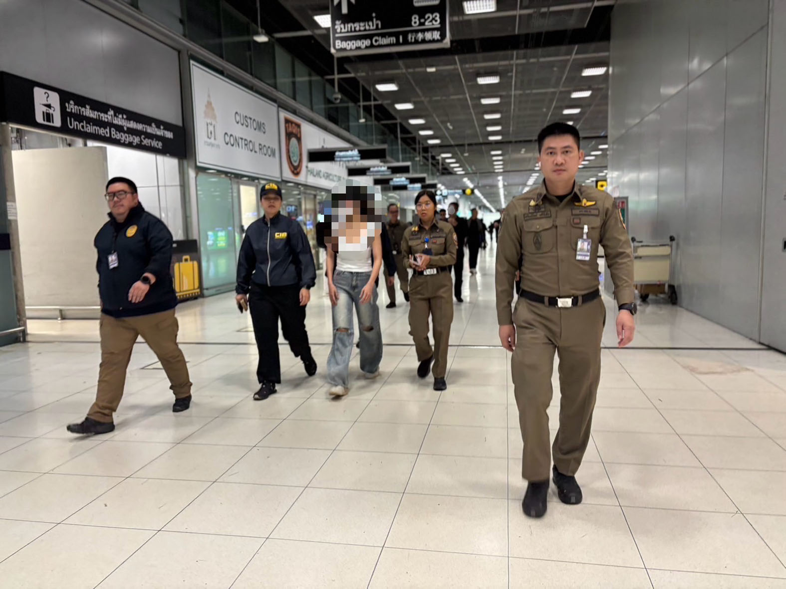 สตม.รวบสาวไทยตามหมายจับคดี พนันออนไลน์ - ฟอกเงิน กลางสนามบินสุวรรณภูมิ ขณะเดินทางกลับจากเวียดนาม           วันที่ 24 พฤษภาคม 2568 เจ้าหน้าที่กองกำกับการสืบสวนปราบปราม กองบังคับการตรวจคนเข้าเมือง 2 (กก.สส.ปป.บก.ตม.2) สนธิกำลังร่วมกับเจ้าหน้าที่กองกำกับการ 3 กองบังคับการปราบปราม (กก.3 บก.ป.) และฝ่ายพิธีการตรวจคนเข้าเมือง ด่าน ตม.ทอ.สุวรรณภูมิ จับกุมตัว นางสาวจตุประภา อายุ 34 ปี สัญชาติไทย ตามหมายจับศาลอาญา ที่ 1101/2566 ลงวันที่ 10 เมษายน 2566 ได้สำเร็จ ขณะเดินทางกลับประเทศไทยด้วยสายการบินไทย เที่ยวบิน TG551 เส้นทางโฮจิมินห์-กรุงเทพฯ           ผู้ต้องหารายนี้ตกเป็นผู้ต้องหาคดีสำคัญในข้อหา “ร่วมกันจัดให้มีการเล่นการพนันออนไลน์โดยผิดกฎหมาย สมคบกันเพื่อกระทำความผิดเกี่ยวกับการฟอกเงิน และร่วมกันฟอกเงิน” โดยถูกระบุว่าเป็นหนึ่งในเครือข่ายที่ร่วมกันกระทำความผิดระหว่างปี 2559 ถึง ปี 2560 ผ่านเว็บไซต์การพนันออนไลน์ชื่อดัง เช่น sbobet, ibcbet, fifa55 และ ambbet พร้อมกันนี้ยังพบข้อมูลทางการเงินว่าผู้ต้องหาเคยมีส่วนเกี่ยวข้องกับการรับโอนเงินจากกลุ่ม “บัญชีม้าเว็บ” เป็นเงินจำนวนถึง 1,500,000 บาท           หลังจากได้รับการประสานข้อมูลจากเจ้าหน้าที่กองบังคับการปราบปราม เมื่อช่วงเช้าวันเดียวกัน เจ้าหน้าที่ ชุดปฏิบัติการที่ 1 กก.สส.ปป.บก.ตม.2 ได้วางแผนและจัดกำลังเฝ้าสังเกตการณ์บริเวณพื้นที่ตรวจผู้โดยสารขาเข้าภายในท่าอากาศยานสุวรรณภูมิ และสามารถระบุตัวผู้ต้องหาได้เมื่อเวลาประมาณ 11.30 น. จากนั้นจึงได้เข้าทำการจับกุม พร้อมแสดงหมายจับ และแจ้งสิทธิตามกฎหมายให้แก่ผู้ต้องหา           ภายหลังการจับกุม นางสาวจตุประภา ถูกควบคุมตัวไปยังจุดปฏิบัติการของ ตม. และส่งมอบให้เจ้าหน้าที่กองกำกับการ 3 กองบังคับการปราบปรามดำเนินการตามกฎหมายต่อไป           การจับกุมครั้งนี้เป็นไปอย่างเรียบร้อย ไม่มีเหตุรุนแรงหรือการขัดขืนใด ๆ โดยเป็นอีกหนึ่งความสำเร็จของการบูรณาการทำงานระหว่างหน่วยงานในสังกัดสำนักงานตำรวจแห่งชาติที่เน้นการป้องกันและปราบปรามอาชญากรรมข้ามชาติ และอาชญากรรมทางเทคโนโลยี