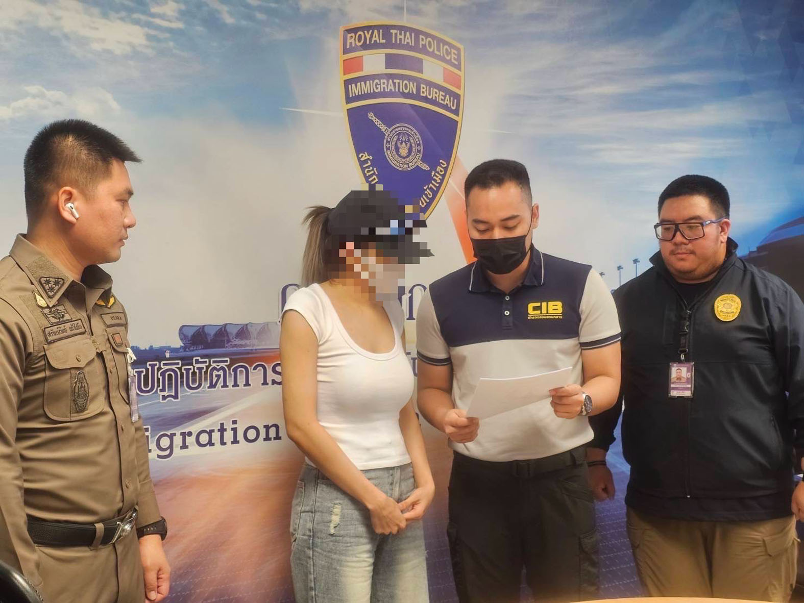สตม.รวบสาวไทยตามหมายจับคดี พนันออนไลน์ - ฟอกเงิน กลางสนามบินสุวรรณภูมิ ขณะเดินทางกลับจากเวียดนาม           วันที่ 24 พฤษภาคม 2568 เจ้าหน้าที่กองกำกับการสืบสวนปราบปราม กองบังคับการตรวจคนเข้าเมือง 2 (กก.สส.ปป.บก.ตม.2) สนธิกำลังร่วมกับเจ้าหน้าที่กองกำกับการ 3 กองบังคับการปราบปราม (กก.3 บก.ป.) และฝ่ายพิธีการตรวจคนเข้าเมือง ด่าน ตม.ทอ.สุวรรณภูมิ จับกุมตัว นางสาวจตุประภา อายุ 34 ปี สัญชาติไทย ตามหมายจับศาลอาญา ที่ 1101/2566 ลงวันที่ 10 เมษายน 2566 ได้สำเร็จ ขณะเดินทางกลับประเทศไทยด้วยสายการบินไทย เที่ยวบิน TG551 เส้นทางโฮจิมินห์-กรุงเทพฯ           ผู้ต้องหารายนี้ตกเป็นผู้ต้องหาคดีสำคัญในข้อหา “ร่วมกันจัดให้มีการเล่นการพนันออนไลน์โดยผิดกฎหมาย สมคบกันเพื่อกระทำความผิดเกี่ยวกับการฟอกเงิน และร่วมกันฟอกเงิน” โดยถูกระบุว่าเป็นหนึ่งในเครือข่ายที่ร่วมกันกระทำความผิดระหว่างปี 2559 ถึง ปี 2560 ผ่านเว็บไซต์การพนันออนไลน์ชื่อดัง เช่น sbobet, ibcbet, fifa55 และ ambbet พร้อมกันนี้ยังพบข้อมูลทางการเงินว่าผู้ต้องหาเคยมีส่วนเกี่ยวข้องกับการรับโอนเงินจากกลุ่ม “บัญชีม้าเว็บ” เป็นเงินจำนวนถึง 1,500,000 บาท           หลังจากได้รับการประสานข้อมูลจากเจ้าหน้าที่กองบังคับการปราบปราม เมื่อช่วงเช้าวันเดียวกัน เจ้าหน้าที่ ชุดปฏิบัติการที่ 1 กก.สส.ปป.บก.ตม.2 ได้วางแผนและจัดกำลังเฝ้าสังเกตการณ์บริเวณพื้นที่ตรวจผู้โดยสารขาเข้าภายในท่าอากาศยานสุวรรณภูมิ และสามารถระบุตัวผู้ต้องหาได้เมื่อเวลาประมาณ 11.30 น. จากนั้นจึงได้เข้าทำการจับกุม พร้อมแสดงหมายจับ และแจ้งสิทธิตามกฎหมายให้แก่ผู้ต้องหา           ภายหลังการจับกุม นางสาวจตุประภา ถูกควบคุมตัวไปยังจุดปฏิบัติการของ ตม. และส่งมอบให้เจ้าหน้าที่กองกำกับการ 3 กองบังคับการปราบปรามดำเนินการตามกฎหมายต่อไป           การจับกุมครั้งนี้เป็นไปอย่างเรียบร้อย ไม่มีเหตุรุนแรงหรือการขัดขืนใด ๆ โดยเป็นอีกหนึ่งความสำเร็จของการบูรณาการทำงานระหว่างหน่วยงานในสังกัดสำนักงานตำรวจแห่งชาติที่เน้นการป้องกันและปราบปรามอาชญากรรมข้ามชาติ และอาชญากรรมทางเทคโนโลยี
