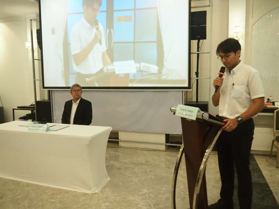  กรมทางหลวง เปิดเวทีฟังเสียงประชาชน การประชุมสรุปผลการคัดเลือกรูปแบบการพัฒนาโครงการ (สัมมนา ครั้งที่ 2) วันนี้ (27 พฤษภาคม 2568) เวลา 09.00 น. ณ ห้องประชุม Green Heart ชั้น 2 โรงแรมเดอะกรีนวิว ตำบลบางเสาธง อำเภอบางเสาธง จังหวัดสมุทรปราการ นายพิชากร ศรีจันทร์ทอง ผู้อำนวยการแขวงทางหลวงสมุทรปราการ เป็นประธานเปิดการประชุมสรุปผลการคัดเลือกรูปแบบการพัฒนาโครงการ (สัมมนา ครั้งที่ 2) โครงการศึกษา ออกแบบ วิเคราะห์ แผนการพัฒนาโครงข่าย ทางหลวงพิเศษระหว่างเมืองหมายเลข 7 และหมายเลข 9 ของกรมทางหลวง โดยมีวัตถุประสงค์เพื่อนำเสนอความก้าวหน้าของการศึกษาและสรุปผลการคัดเลือกรูปแบบการพัฒนาโครงการที่เหมาะสมให้กลุ่มเป้าหมายได้รับทราบ พร้อมรับฟังความคิดเห็น และข้อเสนอแนะที่มีต่อการศึกษาของโครงการจากกลุ่มเป้าหมายที่เกี่ยวข้อง เพื่อนำไปใช้พิจารณาประกอบการออกแบบรายละเอียด รวมทั้งการกำหนดมาตรการลดผลกระทบด้านสิ่งแวดล้อมของโครงการ โดยมีผู้แทนจากหน่วยงานราชการ รัฐวิสาหกิจ องค์กรปกครองส่วนท้องถิ่น องค์กรธุรกิจเอกชน สื่อมวลชน และภาคประชาชน เข้าร่วมการประชุม โดยการประชุมในครั้งนี้ บริษัทที่ปรึกษาโครงการฯ ได้นำเสนอสรุปผลการคัดเลือกรูปแบบการพัฒนาโครงการ โดยมีรายละเอียดต่างๆ ดังนี้ สำหรับพื้นที่ศึกษาโครงการ ตั้งอยู่บริเวณทางหลวงพิเศษระหว่างเมืองหมายเลข 7 ประมาณกิโลเมตรที่ 25+900 ถึง กิโลเมตรที่ 30+800 ครอบคลุมพื้นที่ 4 ตำบล 2 อำเภอ 1 จังหวัด ได้แก่ บริเวณพื้นที่ตำบลบางเสาธง อำเภอบางเสาธง ตำบลเปร็ง ตำบลบางบ่อ และตำบลระกาศ อำเภอบางบ่อ จังหวัดสมุทรปราการ ทั้งนี้แนวทางการพัฒนาโครงการจะเป็นการก่อสร้างสะพานยกระดับ เพื่อรองรับรถเข้าทางหลวงพิเศษระหว่างเมืองหมายเลข 7 โดยถนนโครงการจะออกแบบเป็นสะพานยกข้ามถนนทางหลวงพิเศษระหว่างเมืองหมายเลข 7 โดยได้มีการคัดเลือกตำแหน่งที่ตั้งทางแยกต่างระดับของโครงการ ซึ่งมีแนวทางเลือกทั้งหมด 3 แนวทาง ได้แก่ ตำแหน่งที่ 1 จุดตัดระหว่างถนนสายร่วมพัฒนา-ทล.34 บริเวณกิโลเมตรที่ 26+500 ในเขตตำบลบางเสาธง อำเภอบางเสาธง จังหวัดสมุทรปราการ ซึ่งตำแหน่งนี้มีจุดเด่นที่ลักษณะทางกายภาพเป็นพื้นที่ราบและมีชุมชนในพื้นที่ค่อนข้างน้อย แต่มีจุดด้อยคือมีตำแหน่งใกล้กับด่านเก็บค่าผ่านทาง ซึ่งจะส่งผลกระทบต่อการจราจรระหว่างการก่อสร้าง และต้องรอแผนการพัฒนาแนวเส้นทางของกรมทางหลวงชนบทที่ชัดเจน อีกทั้งการขนส่งวัสดุเพื่อการก่อสร้างยาก เนื่องจากไม่มีถนนเชื่อมต่อ และเขตทางเดิมเหลือพื้นที่น้อยสำหรับก่อสร้างทางชั่วคราว ตำแหน่งที่ 2 จุดตัดระหว่างถนน สป.2003 บริเวณกิโลเมตรที่ 27+900 ในเขตตำบลบางเสาธง อำเภอบางเสาธง จังหวัดสมุทรปราการ ซึ่งตำแหน่งนี้มีจุดเด่นที่ลักษณะทางกายภาพเป็นพื้นที่ราบและมีชุมชนในพื้นที่ค่อนข้างน้อย แต่มีจุดด้อยคือมีตำแหน่งใกล้ด่านเก็บค่าผ่านทาง ซึ่งส่งผลกระทบต่อการจราจรระหว่างก่อสร้าง ต้องรอแผนการพัฒนาแนวเส้นทางของกรมทางหลวงชนบทที่ชัดเจน การขนส่งวัสดุเพื่อการก่อสร้างยาก เนื่องจากไม่มีถนนเชื่อมต่อ และเขตทางเดิมเหลือพื้นที่น้อยสำหรับก่อสร้างทางชั่วคราว ตำแหน่งที่ 3 จุดตัดระหว่างถนนรัตนโกสินทร์ 200 ปี บริเวณกิโลเมตรที่ 30+200 ในเขตตำบลเปร็ง อำเภอบางบ่อ จังหวัดสมุทรปราการ มีจุดเด่นคือสามารถเชื่อมต่อการเดินทางกับโครงข่ายถนนเดิมที่มีอยู่ในปัจจุบัน มีระยะห่างจากด่านเก็บค่าผ่านทางลาดกระบังที่เหมาะสม ลักษณะทางกายภาพเป็นพื้นที่ราบ และพื้นที่ก่อสร้างไม่ผ่านลำน้ำสำคัญ แต่มีจุดด้อยคือมีบ้านเรือนและชุมชนที่ได้รับผลกระทบค่อนข้างมาก โดยจากการพิจารณาคัดเลือกพบว่า ตำแหน่งที่ 3 มีความเหมาะสมที่สุด เนื่องจากมีแนวเส้นทางที่ชัดเจน สามารถเชื่อมต่อกับโครงข่ายถนนเดิมได้อย่างมีประสิทธิภาพ รองรับปริมาณจราจรได้ดี และเอื้อต่อการเข้าถึงพื้นที่ก่อสร้างอย่างสะดวก ลดความยุ่งยากด้านการก่อสร้างและต้นทุนการขนส่งวัสดุ นอกจากนี้ยังมีต้นทุนจัดกรรมสิทธิ์ที่ดินต่ำ และให้ประโยชน์ต่อผู้ใช้ทางมากกว่าแนวทางอื่น ส่วนการคัดเลือกรูปแบบทางแยกต่างระดับของโครงการ มีแนวทางเลือกทั้งหมด 4 รูปแบบ ได้แก่ ทางแยกต่างระดับรูปแบบที่ 1 Double Trumpet มีการก่อสร้างสะพานยกระดับ เพื่อรองรับการสัญจรระหว่างทางหลวงพิเศษระหว่างเมืองหมายเลข 7 กับโครงข่ายถนนที่เชื่อมต่อในทุกทิศทาง ทางแยกต่างระดับรูปแบบที่ 2 Partial Cloverleaf with Semi Directional Ramp ฝั่งตะวันตกของแนวทางเลือก มีการก่อสร้างสะพานยกระดับ เพื่อรองรับการสัญจรระหว่างทางหลวงพิเศษระหว่างเมืองหมายเลข 7 กับโครงข่ายถนนที่เชื่อมต่อในทุกทิศทาง ทางแยกต่างระดับรูปแบบที่ 3 Partial Cloverleaf with Semi Directional Ramp ฝั่งตะวันออกของแนวทางเลือก มีการก่อสร้างสะพานยกระดับ เพื่อรองรับการสัญจรระหว่างทางหลวงพิเศษระหว่างเมืองหมายเลข 7 กับโครงข่ายถนนที่เชื่อมต่อในทุกทิศทาง ทั้งนี้ แม้ทางแยกต่างระดับรูปแบบที่ 2 และรูปแบบที่ 3 จะมีลักษณะทางกายภาพและจุดเด่น-จุดด้อยโดยรวมใกล้เคียงกัน แต่มีความแตกต่างกันในรายละเอียดด้านทิศทางการเดินทางบางจุดที่แตกต่างกัน ทางแยกต่างระดับรูปแบบที่ 4 Trumpet with Semi Directional Ramp มีการก่อสร้างสะพานยกระดับ เพื่อรองรับการสัญจรระหว่างทางหลวงพิเศษระหว่างเมืองหมายเลข 7 กับโครงข่ายถนนที่เชื่อมต่อในทุกทิศทาง โดยจากการพิจารณาคัดเลือกพบว่า ทางแยกต่างระดับรูปแบบที่ 4 Trumpet with Semi Directional Ramp มีความเหมาะสมที่สุด เนื่องจากมีจุดเด่นในด้านสิ่งแวดล้อม ส่งผลกระทบต่อชุมชนน้อยที่สุด และยังมีความเหมาะสมด้านวิศวกรรม ทั้งในแง่ความสะดวกในการก่อสร้างและการบริหารจัดการด่านเก็บค่าผ่านทาง ภายหลังการประชุมครั้งนี้ กรมทางหลวง จะรวบรวมข้อมูลความคิดเห็น และข้อเสนอแนะจากทุกภาคส่วนนำมาพิจารณาประกอบการศึกษาและรายละเอียดของโครงการให้มีความสมบูรณ์มากยิ่งขึ้น พร้อมทั้งจะดำเนินการจัดกิจกรรมการมีส่วนร่วมของประชาชนอย่างต่อเนื่อง เพื่อประชาสัมพันธ์รายละเอียดข้อมูลโครงการไปสู่หน่วยงานที่เกี่ยวข้องและประชาชนในพื้นที่โครงการได้รับทราบข้อมูลที่ถูกต้อง โดยมีกำหนดจัดการประชุมหารือมาตรการลดผลกระทบสิ่งแวดล้อม (กลุ่มย่อย ครั้งที่ 2) ในช่วงประมาณเดือนสิงหาคม - กันยายน 2568 และกำหนดจัดประชุมสรุปผลการศึกษาโครงการ (สัมมนา ครั้งที่ 3) ในช่วงประมาณเดือนพฤศจิกายน - ธันวาคม 2568 เพื่อนำเสนอสรุปผลการศึกษาในทุกด้านให้ประชาชนได้รับทราบรายละเอียดขั้นตอนการดำเนินงานต่อไป โดยผู้สนใจสามารถติดตามความคืบหน้าและรายละเอียดของโครงการฯ ได้ที่ เว็บไซต์ www.m7-m9-interchange-ruamphathana-rd34.com หรือ Line Official : @515fcrum