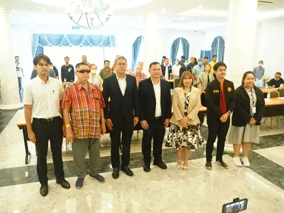  กรมทางหลวง เปิดเวทีฟังเสียงประชาชน การประชุมสรุปผลการคัดเลือกรูปแบบการพัฒนาโครงการ (สัมมนา ครั้งที่ 2) วันนี้ (27 พฤษภาคม 2568) เวลา 09.00 น. ณ ห้องประชุม Green Heart ชั้น 2 โรงแรมเดอะกรีนวิว ตำบลบางเสาธง อำเภอบางเสาธง จังหวัดสมุทรปราการ นายพิชากร ศรีจันทร์ทอง ผู้อำนวยการแขวงทางหลวงสมุทรปราการ เป็นประธานเปิดการประชุมสรุปผลการคัดเลือกรูปแบบการพัฒนาโครงการ (สัมมนา ครั้งที่ 2) โครงการศึกษา ออกแบบ วิเคราะห์ แผนการพัฒนาโครงข่าย ทางหลวงพิเศษระหว่างเมืองหมายเลข 7 และหมายเลข 9 ของกรมทางหลวง โดยมีวัตถุประสงค์เพื่อนำเสนอความก้าวหน้าของการศึกษาและสรุปผลการคัดเลือกรูปแบบการพัฒนาโครงการที่เหมาะสมให้กลุ่มเป้าหมายได้รับทราบ พร้อมรับฟังความคิดเห็น และข้อเสนอแนะที่มีต่อการศึกษาของโครงการจากกลุ่มเป้าหมายที่เกี่ยวข้อง เพื่อนำไปใช้พิจารณาประกอบการออกแบบรายละเอียด รวมทั้งการกำหนดมาตรการลดผลกระทบด้านสิ่งแวดล้อมของโครงการ โดยมีผู้แทนจากหน่วยงานราชการ รัฐวิสาหกิจ องค์กรปกครองส่วนท้องถิ่น องค์กรธุรกิจเอกชน สื่อมวลชน และภาคประชาชน เข้าร่วมการประชุม โดยการประชุมในครั้งนี้ บริษัทที่ปรึกษาโครงการฯ ได้นำเสนอสรุปผลการคัดเลือกรูปแบบการพัฒนาโครงการ โดยมีรายละเอียดต่างๆ ดังนี้ สำหรับพื้นที่ศึกษาโครงการ ตั้งอยู่บริเวณทางหลวงพิเศษระหว่างเมืองหมายเลข 7 ประมาณกิโลเมตรที่ 25+900 ถึง กิโลเมตรที่ 30+800 ครอบคลุมพื้นที่ 4 ตำบล 2 อำเภอ 1 จังหวัด ได้แก่ บริเวณพื้นที่ตำบลบางเสาธง อำเภอบางเสาธง ตำบลเปร็ง ตำบลบางบ่อ และตำบลระกาศ อำเภอบางบ่อ จังหวัดสมุทรปราการ ทั้งนี้แนวทางการพัฒนาโครงการจะเป็นการก่อสร้างสะพานยกระดับ เพื่อรองรับรถเข้าทางหลวงพิเศษระหว่างเมืองหมายเลข 7 โดยถนนโครงการจะออกแบบเป็นสะพานยกข้ามถนนทางหลวงพิเศษระหว่างเมืองหมายเลข 7 โดยได้มีการคัดเลือกตำแหน่งที่ตั้งทางแยกต่างระดับของโครงการ ซึ่งมีแนวทางเลือกทั้งหมด 3 แนวทาง ได้แก่ ตำแหน่งที่ 1 จุดตัดระหว่างถนนสายร่วมพัฒนา-ทล.34 บริเวณกิโลเมตรที่ 26+500 ในเขตตำบลบางเสาธง อำเภอบางเสาธง จังหวัดสมุทรปราการ ซึ่งตำแหน่งนี้มีจุดเด่นที่ลักษณะทางกายภาพเป็นพื้นที่ราบและมีชุมชนในพื้นที่ค่อนข้างน้อย แต่มีจุดด้อยคือมีตำแหน่งใกล้กับด่านเก็บค่าผ่านทาง ซึ่งจะส่งผลกระทบต่อการจราจรระหว่างการก่อสร้าง และต้องรอแผนการพัฒนาแนวเส้นทางของกรมทางหลวงชนบทที่ชัดเจน อีกทั้งการขนส่งวัสดุเพื่อการก่อสร้างยาก เนื่องจากไม่มีถนนเชื่อมต่อ และเขตทางเดิมเหลือพื้นที่น้อยสำหรับก่อสร้างทางชั่วคราว ตำแหน่งที่ 2 จุดตัดระหว่างถนน สป.2003 บริเวณกิโลเมตรที่ 27+900 ในเขตตำบลบางเสาธง อำเภอบางเสาธง จังหวัดสมุทรปราการ ซึ่งตำแหน่งนี้มีจุดเด่นที่ลักษณะทางกายภาพเป็นพื้นที่ราบและมีชุมชนในพื้นที่ค่อนข้างน้อย แต่มีจุดด้อยคือมีตำแหน่งใกล้ด่านเก็บค่าผ่านทาง ซึ่งส่งผลกระทบต่อการจราจรระหว่างก่อสร้าง ต้องรอแผนการพัฒนาแนวเส้นทางของกรมทางหลวงชนบทที่ชัดเจน การขนส่งวัสดุเพื่อการก่อสร้างยาก เนื่องจากไม่มีถนนเชื่อมต่อ และเขตทางเดิมเหลือพื้นที่น้อยสำหรับก่อสร้างทางชั่วคราว ตำแหน่งที่ 3 จุดตัดระหว่างถนนรัตนโกสินทร์ 200 ปี บริเวณกิโลเมตรที่ 30+200 ในเขตตำบลเปร็ง อำเภอบางบ่อ จังหวัดสมุทรปราการ มีจุดเด่นคือสามารถเชื่อมต่อการเดินทางกับโครงข่ายถนนเดิมที่มีอยู่ในปัจจุบัน มีระยะห่างจากด่านเก็บค่าผ่านทางลาดกระบังที่เหมาะสม ลักษณะทางกายภาพเป็นพื้นที่ราบ และพื้นที่ก่อสร้างไม่ผ่านลำน้ำสำคัญ แต่มีจุดด้อยคือมีบ้านเรือนและชุมชนที่ได้รับผลกระทบค่อนข้างมาก โดยจากการพิจารณาคัดเลือกพบว่า ตำแหน่งที่ 3 มีความเหมาะสมที่สุด เนื่องจากมีแนวเส้นทางที่ชัดเจน สามารถเชื่อมต่อกับโครงข่ายถนนเดิมได้อย่างมีประสิทธิภาพ รองรับปริมาณจราจรได้ดี และเอื้อต่อการเข้าถึงพื้นที่ก่อสร้างอย่างสะดวก ลดความยุ่งยากด้านการก่อสร้างและต้นทุนการขนส่งวัสดุ นอกจากนี้ยังมีต้นทุนจัดกรรมสิทธิ์ที่ดินต่ำ และให้ประโยชน์ต่อผู้ใช้ทางมากกว่าแนวทางอื่น ส่วนการคัดเลือกรูปแบบทางแยกต่างระดับของโครงการ มีแนวทางเลือกทั้งหมด 4 รูปแบบ ได้แก่ ทางแยกต่างระดับรูปแบบที่ 1 Double Trumpet มีการก่อสร้างสะพานยกระดับ เพื่อรองรับการสัญจรระหว่างทางหลวงพิเศษระหว่างเมืองหมายเลข 7 กับโครงข่ายถนนที่เชื่อมต่อในทุกทิศทาง ทางแยกต่างระดับรูปแบบที่ 2 Partial Cloverleaf with Semi Directional Ramp ฝั่งตะวันตกของแนวทางเลือก มีการก่อสร้างสะพานยกระดับ เพื่อรองรับการสัญจรระหว่างทางหลวงพิเศษระหว่างเมืองหมายเลข 7 กับโครงข่ายถนนที่เชื่อมต่อในทุกทิศทาง ทางแยกต่างระดับรูปแบบที่ 3 Partial Cloverleaf with Semi Directional Ramp ฝั่งตะวันออกของแนวทางเลือก มีการก่อสร้างสะพานยกระดับ เพื่อรองรับการสัญจรระหว่างทางหลวงพิเศษระหว่างเมืองหมายเลข 7 กับโครงข่ายถนนที่เชื่อมต่อในทุกทิศทาง ทั้งนี้ แม้ทางแยกต่างระดับรูปแบบที่ 2 และรูปแบบที่ 3 จะมีลักษณะทางกายภาพและจุดเด่น-จุดด้อยโดยรวมใกล้เคียงกัน แต่มีความแตกต่างกันในรายละเอียดด้านทิศทางการเดินทางบางจุดที่แตกต่างกัน ทางแยกต่างระดับรูปแบบที่ 4 Trumpet with Semi Directional Ramp มีการก่อสร้างสะพานยกระดับ เพื่อรองรับการสัญจรระหว่างทางหลวงพิเศษระหว่างเมืองหมายเลข 7 กับโครงข่ายถนนที่เชื่อมต่อในทุกทิศทาง โดยจากการพิจารณาคัดเลือกพบว่า ทางแยกต่างระดับรูปแบบที่ 4 Trumpet with Semi Directional Ramp มีความเหมาะสมที่สุด เนื่องจากมีจุดเด่นในด้านสิ่งแวดล้อม ส่งผลกระทบต่อชุมชนน้อยที่สุด และยังมีความเหมาะสมด้านวิศวกรรม ทั้งในแง่ความสะดวกในการก่อสร้างและการบริหารจัดการด่านเก็บค่าผ่านทาง ภายหลังการประชุมครั้งนี้ กรมทางหลวง จะรวบรวมข้อมูลความคิดเห็น และข้อเสนอแนะจากทุกภาคส่วนนำมาพิจารณาประกอบการศึกษาและรายละเอียดของโครงการให้มีความสมบูรณ์มากยิ่งขึ้น พร้อมทั้งจะดำเนินการจัดกิจกรรมการมีส่วนร่วมของประชาชนอย่างต่อเนื่อง เพื่อประชาสัมพันธ์รายละเอียดข้อมูลโครงการไปสู่หน่วยงานที่เกี่ยวข้องและประชาชนในพื้นที่โครงการได้รับทราบข้อมูลที่ถูกต้อง โดยมีกำหนดจัดการประชุมหารือมาตรการลดผลกระทบสิ่งแวดล้อม (กลุ่มย่อย ครั้งที่ 2) ในช่วงประมาณเดือนสิงหาคม - กันยายน 2568 และกำหนดจัดประชุมสรุปผลการศึกษาโครงการ (สัมมนา ครั้งที่ 3) ในช่วงประมาณเดือนพฤศจิกายน - ธันวาคม 2568 เพื่อนำเสนอสรุปผลการศึกษาในทุกด้านให้ประชาชนได้รับทราบรายละเอียดขั้นตอนการดำเนินงานต่อไป โดยผู้สนใจสามารถติดตามความคืบหน้าและรายละเอียดของโครงการฯ ได้ที่ เว็บไซต์ www.m7-m9-interchange-ruamphathana-rd34.com หรือ Line Official : @515fcrum