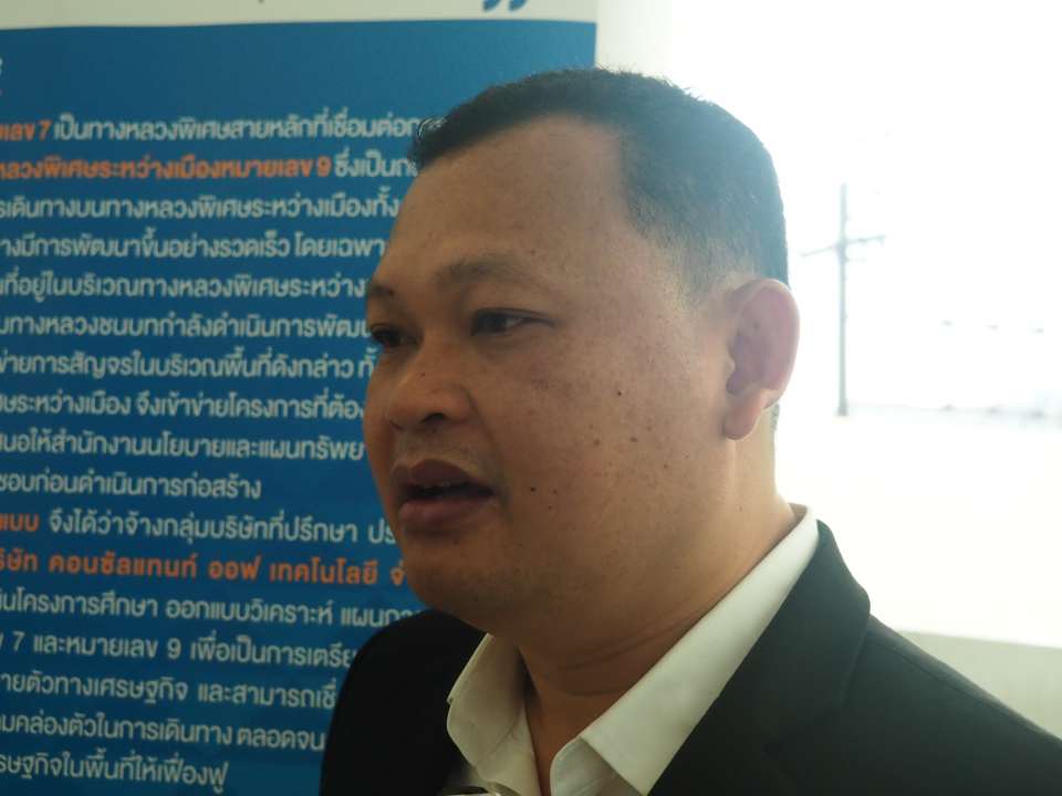  กรมทางหลวง เปิดเวทีฟังเสียงประชาชน การประชุมสรุปผลการคัดเลือกรูปแบบการพัฒนาโครงการ (สัมมนา ครั้งที่ 2) วันนี้ (27 พฤษภาคม 2568) เวลา 09.00 น. ณ ห้องประชุม Green Heart ชั้น 2 โรงแรมเดอะกรีนวิว ตำบลบางเสาธง อำเภอบางเสาธง จังหวัดสมุทรปราการ นายพิชากร ศรีจันทร์ทอง ผู้อำนวยการแขวงทางหลวงสมุทรปราการ เป็นประธานเปิดการประชุมสรุปผลการคัดเลือกรูปแบบการพัฒนาโครงการ (สัมมนา ครั้งที่ 2) โครงการศึกษา ออกแบบ วิเคราะห์ แผนการพัฒนาโครงข่าย ทางหลวงพิเศษระหว่างเมืองหมายเลข 7 และหมายเลข 9 ของกรมทางหลวง โดยมีวัตถุประสงค์เพื่อนำเสนอความก้าวหน้าของการศึกษาและสรุปผลการคัดเลือกรูปแบบการพัฒนาโครงการที่เหมาะสมให้กลุ่มเป้าหมายได้รับทราบ พร้อมรับฟังความคิดเห็น และข้อเสนอแนะที่มีต่อการศึกษาของโครงการจากกลุ่มเป้าหมายที่เกี่ยวข้อง เพื่อนำไปใช้พิจารณาประกอบการออกแบบรายละเอียด รวมทั้งการกำหนดมาตรการลดผลกระทบด้านสิ่งแวดล้อมของโครงการ โดยมีผู้แทนจากหน่วยงานราชการ รัฐวิสาหกิจ องค์กรปกครองส่วนท้องถิ่น องค์กรธุรกิจเอกชน สื่อมวลชน และภาคประชาชน เข้าร่วมการประชุม โดยการประชุมในครั้งนี้ บริษัทที่ปรึกษาโครงการฯ ได้นำเสนอสรุปผลการคัดเลือกรูปแบบการพัฒนาโครงการ โดยมีรายละเอียดต่างๆ ดังนี้ สำหรับพื้นที่ศึกษาโครงการ ตั้งอยู่บริเวณทางหลวงพิเศษระหว่างเมืองหมายเลข 7 ประมาณกิโลเมตรที่ 25+900 ถึง กิโลเมตรที่ 30+800 ครอบคลุมพื้นที่ 4 ตำบล 2 อำเภอ 1 จังหวัด ได้แก่ บริเวณพื้นที่ตำบลบางเสาธง อำเภอบางเสาธง ตำบลเปร็ง ตำบลบางบ่อ และตำบลระกาศ อำเภอบางบ่อ จังหวัดสมุทรปราการ ทั้งนี้แนวทางการพัฒนาโครงการจะเป็นการก่อสร้างสะพานยกระดับ เพื่อรองรับรถเข้าทางหลวงพิเศษระหว่างเมืองหมายเลข 7 โดยถนนโครงการจะออกแบบเป็นสะพานยกข้ามถนนทางหลวงพิเศษระหว่างเมืองหมายเลข 7 โดยได้มีการคัดเลือกตำแหน่งที่ตั้งทางแยกต่างระดับของโครงการ ซึ่งมีแนวทางเลือกทั้งหมด 3 แนวทาง ได้แก่ ตำแหน่งที่ 1 จุดตัดระหว่างถนนสายร่วมพัฒนา-ทล.34 บริเวณกิโลเมตรที่ 26+500 ในเขตตำบลบางเสาธง อำเภอบางเสาธง จังหวัดสมุทรปราการ ซึ่งตำแหน่งนี้มีจุดเด่นที่ลักษณะทางกายภาพเป็นพื้นที่ราบและมีชุมชนในพื้นที่ค่อนข้างน้อย แต่มีจุดด้อยคือมีตำแหน่งใกล้กับด่านเก็บค่าผ่านทาง ซึ่งจะส่งผลกระทบต่อการจราจรระหว่างการก่อสร้าง และต้องรอแผนการพัฒนาแนวเส้นทางของกรมทางหลวงชนบทที่ชัดเจน อีกทั้งการขนส่งวัสดุเพื่อการก่อสร้างยาก เนื่องจากไม่มีถนนเชื่อมต่อ และเขตทางเดิมเหลือพื้นที่น้อยสำหรับก่อสร้างทางชั่วคราว ตำแหน่งที่ 2 จุดตัดระหว่างถนน สป.2003 บริเวณกิโลเมตรที่ 27+900 ในเขตตำบลบางเสาธง อำเภอบางเสาธง จังหวัดสมุทรปราการ ซึ่งตำแหน่งนี้มีจุดเด่นที่ลักษณะทางกายภาพเป็นพื้นที่ราบและมีชุมชนในพื้นที่ค่อนข้างน้อย แต่มีจุดด้อยคือมีตำแหน่งใกล้ด่านเก็บค่าผ่านทาง ซึ่งส่งผลกระทบต่อการจราจรระหว่างก่อสร้าง ต้องรอแผนการพัฒนาแนวเส้นทางของกรมทางหลวงชนบทที่ชัดเจน การขนส่งวัสดุเพื่อการก่อสร้างยาก เนื่องจากไม่มีถนนเชื่อมต่อ และเขตทางเดิมเหลือพื้นที่น้อยสำหรับก่อสร้างทางชั่วคราว ตำแหน่งที่ 3 จุดตัดระหว่างถนนรัตนโกสินทร์ 200 ปี บริเวณกิโลเมตรที่ 30+200 ในเขตตำบลเปร็ง อำเภอบางบ่อ จังหวัดสมุทรปราการ มีจุดเด่นคือสามารถเชื่อมต่อการเดินทางกับโครงข่ายถนนเดิมที่มีอยู่ในปัจจุบัน มีระยะห่างจากด่านเก็บค่าผ่านทางลาดกระบังที่เหมาะสม ลักษณะทางกายภาพเป็นพื้นที่ราบ และพื้นที่ก่อสร้างไม่ผ่านลำน้ำสำคัญ แต่มีจุดด้อยคือมีบ้านเรือนและชุมชนที่ได้รับผลกระทบค่อนข้างมาก โดยจากการพิจารณาคัดเลือกพบว่า ตำแหน่งที่ 3 มีความเหมาะสมที่สุด เนื่องจากมีแนวเส้นทางที่ชัดเจน สามารถเชื่อมต่อกับโครงข่ายถนนเดิมได้อย่างมีประสิทธิภาพ รองรับปริมาณจราจรได้ดี และเอื้อต่อการเข้าถึงพื้นที่ก่อสร้างอย่างสะดวก ลดความยุ่งยากด้านการก่อสร้างและต้นทุนการขนส่งวัสดุ นอกจากนี้ยังมีต้นทุนจัดกรรมสิทธิ์ที่ดินต่ำ และให้ประโยชน์ต่อผู้ใช้ทางมากกว่าแนวทางอื่น ส่วนการคัดเลือกรูปแบบทางแยกต่างระดับของโครงการ มีแนวทางเลือกทั้งหมด 4 รูปแบบ ได้แก่ ทางแยกต่างระดับรูปแบบที่ 1 Double Trumpet มีการก่อสร้างสะพานยกระดับ เพื่อรองรับการสัญจรระหว่างทางหลวงพิเศษระหว่างเมืองหมายเลข 7 กับโครงข่ายถนนที่เชื่อมต่อในทุกทิศทาง ทางแยกต่างระดับรูปแบบที่ 2 Partial Cloverleaf with Semi Directional Ramp ฝั่งตะวันตกของแนวทางเลือก มีการก่อสร้างสะพานยกระดับ เพื่อรองรับการสัญจรระหว่างทางหลวงพิเศษระหว่างเมืองหมายเลข 7 กับโครงข่ายถนนที่เชื่อมต่อในทุกทิศทาง ทางแยกต่างระดับรูปแบบที่ 3 Partial Cloverleaf with Semi Directional Ramp ฝั่งตะวันออกของแนวทางเลือก มีการก่อสร้างสะพานยกระดับ เพื่อรองรับการสัญจรระหว่างทางหลวงพิเศษระหว่างเมืองหมายเลข 7 กับโครงข่ายถนนที่เชื่อมต่อในทุกทิศทาง ทั้งนี้ แม้ทางแยกต่างระดับรูปแบบที่ 2 และรูปแบบที่ 3 จะมีลักษณะทางกายภาพและจุดเด่น-จุดด้อยโดยรวมใกล้เคียงกัน แต่มีความแตกต่างกันในรายละเอียดด้านทิศทางการเดินทางบางจุดที่แตกต่างกัน ทางแยกต่างระดับรูปแบบที่ 4 Trumpet with Semi Directional Ramp มีการก่อสร้างสะพานยกระดับ เพื่อรองรับการสัญจรระหว่างทางหลวงพิเศษระหว่างเมืองหมายเลข 7 กับโครงข่ายถนนที่เชื่อมต่อในทุกทิศทาง โดยจากการพิจารณาคัดเลือกพบว่า ทางแยกต่างระดับรูปแบบที่ 4 Trumpet with Semi Directional Ramp มีความเหมาะสมที่สุด เนื่องจากมีจุดเด่นในด้านสิ่งแวดล้อม ส่งผลกระทบต่อชุมชนน้อยที่สุด และยังมีความเหมาะสมด้านวิศวกรรม ทั้งในแง่ความสะดวกในการก่อสร้างและการบริหารจัดการด่านเก็บค่าผ่านทาง ภายหลังการประชุมครั้งนี้ กรมทางหลวง จะรวบรวมข้อมูลความคิดเห็น และข้อเสนอแนะจากทุกภาคส่วนนำมาพิจารณาประกอบการศึกษาและรายละเอียดของโครงการให้มีความสมบูรณ์มากยิ่งขึ้น พร้อมทั้งจะดำเนินการจัดกิจกรรมการมีส่วนร่วมของประชาชนอย่างต่อเนื่อง เพื่อประชาสัมพันธ์รายละเอียดข้อมูลโครงการไปสู่หน่วยงานที่เกี่ยวข้องและประชาชนในพื้นที่โครงการได้รับทราบข้อมูลที่ถูกต้อง โดยมีกำหนดจัดการประชุมหารือมาตรการลดผลกระทบสิ่งแวดล้อม (กลุ่มย่อย ครั้งที่ 2) ในช่วงประมาณเดือนสิงหาคม - กันยายน 2568 และกำหนดจัดประชุมสรุปผลการศึกษาโครงการ (สัมมนา ครั้งที่ 3) ในช่วงประมาณเดือนพฤศจิกายน - ธันวาคม 2568 เพื่อนำเสนอสรุปผลการศึกษาในทุกด้านให้ประชาชนได้รับทราบรายละเอียดขั้นตอนการดำเนินงานต่อไป โดยผู้สนใจสามารถติดตามความคืบหน้าและรายละเอียดของโครงการฯ ได้ที่ เว็บไซต์ www.m7-m9-interchange-ruamphathana-rd34.com หรือ Line Official : @515fcrum