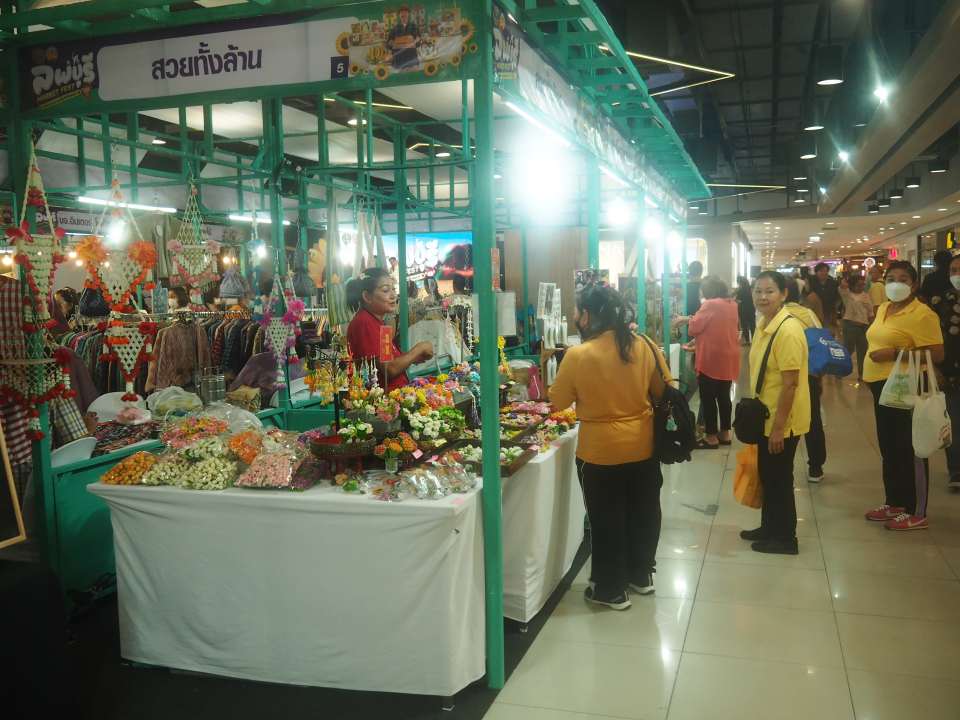 รองผวจ.ลพบุรีประธานเปิดงาน เทศกาลของดี ของเด็ดจังหวัดลพบุรี ที่ห้างอิมพีเรียลฯสำโรง จังหวัดลพบุรี เปิดงาน “ลพบุรี MARKET FEST : เทศกาลของดี ของเด็ดจังหวัดลพบุรี” ภายใต้โครงการส่งเสริมการตลาดสินค้าเกษตรปลอดภัย และการบริโภคอาหารเพื่อสุขภาพ กิจกรรม ส่งเสริมการตลาดและเชื่อมโยงการจำหน่ายสินค้าผลิตภัณฑ์ และอาหารปลอดภัยนอกพื้นที่จังหวัดลพบุรี ณ Big Zone ชั้น 1 ศูนย์การค้าอิมพีเรียล เวิลด์ สำโรง อำเภอเมืองสมุทรปราการ จังหวัดสมุทรปราการ วันพุธที่ 29 พฤษภาคม 2568 เวลา 16.00 น. นายประยูร ศิริวรรณ รองผู้ว่าราชการจังหวัดลพบุรี เป็นประธานในพิธีเปิดงาน ภายใต้โครงการส่งเสริมการตลาดสินค้าเกษตรปลอดภัย และการบริโภคอาหารเพื่อสุขภาพ กิจกรรม ส่งเสริมการตลาดและเชื่อมโยงการจำหน่ายสินค้าผลิตภัณฑ์ และอาหารปลอดภัยนอกพื้นที่จังหวัดลพบุรี โครงการตามแผนปฏิบัติราชการของจังหวัดลพบุรี ประจำปีงบประมาณ พ.ศ. 2568 ภายใต้ชื่องาน “ลพบุรี MARKET FEST : เทศกาลของดี ของเด็ดจังหวัดลพบุรี” พร้อมด้วย นางสาวกษมา สุทธวิชัย พาณิชย์จังหวัดลพบุรี ร่วมด้วยหัวหน้าส่วนราชการแขกผู้มีเกียรติ และสื่อมวลชน ณ Big Zone ชั้น 1 ศูนย์การค้าอิมพีเรียล เวิลด์ สำโรง อำเภอเมืองสมุทรปราการ จังหวัดสมุทรปราการ จังหวัดลพบุรี โดยสำนักงานพาณิชย์จังหวัดลพบุรี ในฐานะที่เป็นหน่วยงานหลักในการส่งเสริม ด้านการตลาด ขับเคลื่อนเศรษฐกิจการค้าของจังหวัด กำหนดจัดกิจกรรมงานแสดงและจำหน่ายสินค้าและการเจรจาธุรกิจ ซึ่งจะช่วยให้เศรษฐกิจการค้าของผู้ผลิต ผู้ประกอบการ วิสาหกิจชุมชน เกษตรกรผู้ผลิตสินค้าเกษตร เกษตรปลอดภัย สินค้า OTOP/SMEs ตลอดจนผู้ประกอบการที่เกี่ยวข้องของจังหวัดลพบุรี ได้รับการ สนับสนุนส่งเสริมด้านการตลาดในการเพิ่มช่องทางการจำหน่ายอย่างต่อเนื่อง การจัดงาน “ลพบุรี MARKET FEST : เทศกาลของดี ของเด็ดจังหวัดลพบุรี” จัดขึ้นระหว่างวันที่ 29 พฤษภาคม – 2 มิถุนายน 2568 ณ Big Zone ชั้น 1 ศูนย์การค้าอิมพีเรียล เวิลด์ สำโรง อำเภอเมืองสมุทรปราการ จังหวัดสมุทรปราการ เพื่อให้ผู้ผลิตผู้ประกอบการสินค้าเกษตร ผลิตภัณฑ์และอาหารปลอดภัยของจังหวัดลพบุรี มีช่องทางการจำหน่ายสินค้าเพิ่มขึ้น รวมทั้งประชาสัมพันธ์สร้างการรับรู้สินค้าดี สินค้าเด่นของจังหวัดลพบุรี ให้เป็นที่รู้จักอย่างแพร่หลาย ภายในงานได้มีการจัดแสดงและจำหน่ายสินค้าเกษตร ผลิตภัณฑ์และอาหารปลอดภัย สินค้าสิ่งบ่งชี้ทางภูมิศาสตร์ (GI) สินค้า OTOP/SMEs ของผู้ประกอบการ กลุ่มเกษตรกร กลุ่มวิสาหกิจชุมชม กลุ่มสมาชิก MOC BIZ CLUB เข้าร่วมแสดงและจำหน่ายสินค้า รวมทั้งสิ้น 50 คูหา นอกจากนี้ภายในงานยังมีกิจกรรมเจรจาธุรกิจ เพื่อเพิ่มช่องทางการจำหน่ายให้เพิ่มมากยิ่งขึ้น รวมถึงกิจกรรมพิเศษอื่นๆ เช่น กิจกรรมนาทีทองที่ทุกท่านจะสามารถซื้อสินค้าภายในงานได้ในราคาถูก , กิจกรรมจับสลากลุ้นรางวัลทุกวัน รวมมูลค่ากว่า 50,000 บาท ตลอดการจัดงาน และในทุกวัน เวลา 17.30 น. เป็นต้นไป โดยประชาชนสามารถเข้าร่วมชมงานได้ฟรี งานจัดขึ้นระหว่างวันที่ 29 พฤษภาคม – 2 มิถุนายน 2568 ณ Big Zone ชั้น 1 ศูนย์การค้าอิมพีเรียล เวิลด์ สำโรง อำเภอเมืองสมุทรปราการ จังหวัดสมุทรปราการ