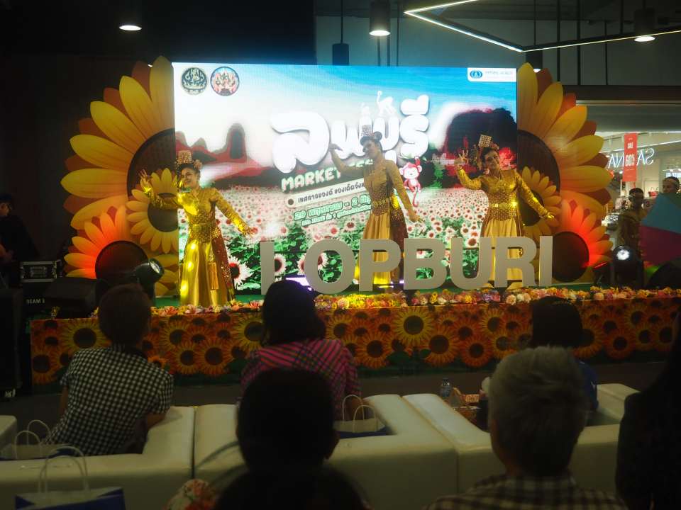 รองผวจ.ลพบุรีประธานเปิดงาน เทศกาลของดี ของเด็ดจังหวัดลพบุรี ที่ห้างอิมพีเรียลฯสำโรง จังหวัดลพบุรี เปิดงาน “ลพบุรี MARKET FEST : เทศกาลของดี ของเด็ดจังหวัดลพบุรี” ภายใต้โครงการส่งเสริมการตลาดสินค้าเกษตรปลอดภัย และการบริโภคอาหารเพื่อสุขภาพ กิจกรรม ส่งเสริมการตลาดและเชื่อมโยงการจำหน่ายสินค้าผลิตภัณฑ์ และอาหารปลอดภัยนอกพื้นที่จังหวัดลพบุรี ณ Big Zone ชั้น 1 ศูนย์การค้าอิมพีเรียล เวิลด์ สำโรง อำเภอเมืองสมุทรปราการ จังหวัดสมุทรปราการ วันพุธที่ 29 พฤษภาคม 2568 เวลา 16.00 น. นายประยูร ศิริวรรณ รองผู้ว่าราชการจังหวัดลพบุรี เป็นประธานในพิธีเปิดงาน ภายใต้โครงการส่งเสริมการตลาดสินค้าเกษตรปลอดภัย และการบริโภคอาหารเพื่อสุขภาพ กิจกรรม ส่งเสริมการตลาดและเชื่อมโยงการจำหน่ายสินค้าผลิตภัณฑ์ และอาหารปลอดภัยนอกพื้นที่จังหวัดลพบุรี โครงการตามแผนปฏิบัติราชการของจังหวัดลพบุรี ประจำปีงบประมาณ พ.ศ. 2568 ภายใต้ชื่องาน “ลพบุรี MARKET FEST : เทศกาลของดี ของเด็ดจังหวัดลพบุรี” พร้อมด้วย นางสาวกษมา สุทธวิชัย พาณิชย์จังหวัดลพบุรี ร่วมด้วยหัวหน้าส่วนราชการแขกผู้มีเกียรติ และสื่อมวลชน ณ Big Zone ชั้น 1 ศูนย์การค้าอิมพีเรียล เวิลด์ สำโรง อำเภอเมืองสมุทรปราการ จังหวัดสมุทรปราการ จังหวัดลพบุรี โดยสำนักงานพาณิชย์จังหวัดลพบุรี ในฐานะที่เป็นหน่วยงานหลักในการส่งเสริม ด้านการตลาด ขับเคลื่อนเศรษฐกิจการค้าของจังหวัด กำหนดจัดกิจกรรมงานแสดงและจำหน่ายสินค้าและการเจรจาธุรกิจ ซึ่งจะช่วยให้เศรษฐกิจการค้าของผู้ผลิต ผู้ประกอบการ วิสาหกิจชุมชน เกษตรกรผู้ผลิตสินค้าเกษตร เกษตรปลอดภัย สินค้า OTOP/SMEs ตลอดจนผู้ประกอบการที่เกี่ยวข้องของจังหวัดลพบุรี ได้รับการ สนับสนุนส่งเสริมด้านการตลาดในการเพิ่มช่องทางการจำหน่ายอย่างต่อเนื่อง การจัดงาน “ลพบุรี MARKET FEST : เทศกาลของดี ของเด็ดจังหวัดลพบุรี” จัดขึ้นระหว่างวันที่ 29 พฤษภาคม – 2 มิถุนายน 2568 ณ Big Zone ชั้น 1 ศูนย์การค้าอิมพีเรียล เวิลด์ สำโรง อำเภอเมืองสมุทรปราการ จังหวัดสมุทรปราการ เพื่อให้ผู้ผลิตผู้ประกอบการสินค้าเกษตร ผลิตภัณฑ์และอาหารปลอดภัยของจังหวัดลพบุรี มีช่องทางการจำหน่ายสินค้าเพิ่มขึ้น รวมทั้งประชาสัมพันธ์สร้างการรับรู้สินค้าดี สินค้าเด่นของจังหวัดลพบุรี ให้เป็นที่รู้จักอย่างแพร่หลาย ภายในงานได้มีการจัดแสดงและจำหน่ายสินค้าเกษตร ผลิตภัณฑ์และอาหารปลอดภัย สินค้าสิ่งบ่งชี้ทางภูมิศาสตร์ (GI) สินค้า OTOP/SMEs ของผู้ประกอบการ กลุ่มเกษตรกร กลุ่มวิสาหกิจชุมชม กลุ่มสมาชิก MOC BIZ CLUB เข้าร่วมแสดงและจำหน่ายสินค้า รวมทั้งสิ้น 50 คูหา นอกจากนี้ภายในงานยังมีกิจกรรมเจรจาธุรกิจ เพื่อเพิ่มช่องทางการจำหน่ายให้เพิ่มมากยิ่งขึ้น รวมถึงกิจกรรมพิเศษอื่นๆ เช่น กิจกรรมนาทีทองที่ทุกท่านจะสามารถซื้อสินค้าภายในงานได้ในราคาถูก , กิจกรรมจับสลากลุ้นรางวัลทุกวัน รวมมูลค่ากว่า 50,000 บาท ตลอดการจัดงาน และในทุกวัน เวลา 17.30 น. เป็นต้นไป โดยประชาชนสามารถเข้าร่วมชมงานได้ฟรี งานจัดขึ้นระหว่างวันที่ 29 พฤษภาคม – 2 มิถุนายน 2568 ณ Big Zone ชั้น 1 ศูนย์การค้าอิมพีเรียล เวิลด์ สำโรง อำเภอเมืองสมุทรปราการ จังหวัดสมุทรปราการ