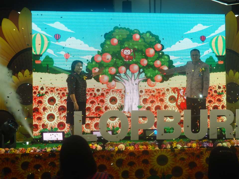รองผวจ.ลพบุรีประธานเปิดงาน เทศกาลของดี ของเด็ดจังหวัดลพบุรี ที่ห้างอิมพีเรียลฯสำโรง จังหวัดลพบุรี เปิดงาน “ลพบุรี MARKET FEST : เทศกาลของดี ของเด็ดจังหวัดลพบุรี” ภายใต้โครงการส่งเสริมการตลาดสินค้าเกษตรปลอดภัย และการบริโภคอาหารเพื่อสุขภาพ กิจกรรม ส่งเสริมการตลาดและเชื่อมโยงการจำหน่ายสินค้าผลิตภัณฑ์ และอาหารปลอดภัยนอกพื้นที่จังหวัดลพบุรี ณ Big Zone ชั้น 1 ศูนย์การค้าอิมพีเรียล เวิลด์ สำโรง อำเภอเมืองสมุทรปราการ จังหวัดสมุทรปราการ วันพุธที่ 29 พฤษภาคม 2568 เวลา 16.00 น. นายประยูร ศิริวรรณ รองผู้ว่าราชการจังหวัดลพบุรี เป็นประธานในพิธีเปิดงาน ภายใต้โครงการส่งเสริมการตลาดสินค้าเกษตรปลอดภัย และการบริโภคอาหารเพื่อสุขภาพ กิจกรรม ส่งเสริมการตลาดและเชื่อมโยงการจำหน่ายสินค้าผลิตภัณฑ์ และอาหารปลอดภัยนอกพื้นที่จังหวัดลพบุรี โครงการตามแผนปฏิบัติราชการของจังหวัดลพบุรี ประจำปีงบประมาณ พ.ศ. 2568 ภายใต้ชื่องาน “ลพบุรี MARKET FEST : เทศกาลของดี ของเด็ดจังหวัดลพบุรี” พร้อมด้วย นางสาวกษมา สุทธวิชัย พาณิชย์จังหวัดลพบุรี ร่วมด้วยหัวหน้าส่วนราชการแขกผู้มีเกียรติ และสื่อมวลชน ณ Big Zone ชั้น 1 ศูนย์การค้าอิมพีเรียล เวิลด์ สำโรง อำเภอเมืองสมุทรปราการ จังหวัดสมุทรปราการ จังหวัดลพบุรี โดยสำนักงานพาณิชย์จังหวัดลพบุรี ในฐานะที่เป็นหน่วยงานหลักในการส่งเสริม ด้านการตลาด ขับเคลื่อนเศรษฐกิจการค้าของจังหวัด กำหนดจัดกิจกรรมงานแสดงและจำหน่ายสินค้าและการเจรจาธุรกิจ ซึ่งจะช่วยให้เศรษฐกิจการค้าของผู้ผลิต ผู้ประกอบการ วิสาหกิจชุมชน เกษตรกรผู้ผลิตสินค้าเกษตร เกษตรปลอดภัย สินค้า OTOP/SMEs ตลอดจนผู้ประกอบการที่เกี่ยวข้องของจังหวัดลพบุรี ได้รับการ สนับสนุนส่งเสริมด้านการตลาดในการเพิ่มช่องทางการจำหน่ายอย่างต่อเนื่อง การจัดงาน “ลพบุรี MARKET FEST : เทศกาลของดี ของเด็ดจังหวัดลพบุรี” จัดขึ้นระหว่างวันที่ 29 พฤษภาคม – 2 มิถุนายน 2568 ณ Big Zone ชั้น 1 ศูนย์การค้าอิมพีเรียล เวิลด์ สำโรง อำเภอเมืองสมุทรปราการ จังหวัดสมุทรปราการ เพื่อให้ผู้ผลิตผู้ประกอบการสินค้าเกษตร ผลิตภัณฑ์และอาหารปลอดภัยของจังหวัดลพบุรี มีช่องทางการจำหน่ายสินค้าเพิ่มขึ้น รวมทั้งประชาสัมพันธ์สร้างการรับรู้สินค้าดี สินค้าเด่นของจังหวัดลพบุรี ให้เป็นที่รู้จักอย่างแพร่หลาย ภายในงานได้มีการจัดแสดงและจำหน่ายสินค้าเกษตร ผลิตภัณฑ์และอาหารปลอดภัย สินค้าสิ่งบ่งชี้ทางภูมิศาสตร์ (GI) สินค้า OTOP/SMEs ของผู้ประกอบการ กลุ่มเกษตรกร กลุ่มวิสาหกิจชุมชม กลุ่มสมาชิก MOC BIZ CLUB เข้าร่วมแสดงและจำหน่ายสินค้า รวมทั้งสิ้น 50 คูหา นอกจากนี้ภายในงานยังมีกิจกรรมเจรจาธุรกิจ เพื่อเพิ่มช่องทางการจำหน่ายให้เพิ่มมากยิ่งขึ้น รวมถึงกิจกรรมพิเศษอื่นๆ เช่น กิจกรรมนาทีทองที่ทุกท่านจะสามารถซื้อสินค้าภายในงานได้ในราคาถูก , กิจกรรมจับสลากลุ้นรางวัลทุกวัน รวมมูลค่ากว่า 50,000 บาท ตลอดการจัดงาน และในทุกวัน เวลา 17.30 น. เป็นต้นไป โดยประชาชนสามารถเข้าร่วมชมงานได้ฟรี งานจัดขึ้นระหว่างวันที่ 29 พฤษภาคม – 2 มิถุนายน 2568 ณ Big Zone ชั้น 1 ศูนย์การค้าอิมพีเรียล เวิลด์ สำโรง อำเภอเมืองสมุทรปราการ จังหวัดสมุทรปราการ