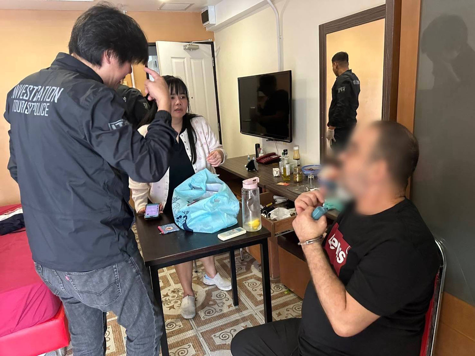 ตร.ท่องเที่ยวจับกุมแก๊งแขกขาวล้วงกระเป๋าลักทรัพย์นักท่องเที่ยวในสนามบินสุวรรณภูมิ เมื่อเวลา 15.00 น. วันที่ 31 พฤษภาคม 2568 พ.ต.อ.มนพร ลิขิตมานนท์ ผกก.3 บก.ทท.1 พ.ต.อ.แมน รถทอง ผกก.สส.บช.ทท. / พ.ต.อ.ทองรชฎ เหรียญสุวงษ์ ผกก.สภ.ท่าอากาศยานสุวรรณภูมิ / พ.ต.ท.อภิรุ่ง เพียรมงคล รอง ผกก.3 บก.ทท.1 / พ.ต.ท.เสกสันติ์ ฐิรเรืองรัตน์ สว.กก.3 บก.ทท.1 / พ.ต.ท.กฤตพร แสงสุระ สว.กก.สืบสวน บช.ทท / ร.ต.ท.สมชาย โต๊ะสุวรรณ์ / ร.ต.ท.ไพโรจน์ พินเผือก รอง.สว(ป).กก.3 บก.ทท.1 ร่วมกันจับกุมแก๊งแขกขาวลักทรัพย์นักท่องเที่ยวชาวจีนในท่าอากาศยานสุวรรณภูมิ ตามหมายจับศาลจังหวัดสมุทรปราการ ที่ 493/2568 /494/2568 ลงวันที่ 31 พฤษภาคม 2568 มี MR. KACED OMER (เคจ โอเมอร์) อายุ 59 ปี สัญชาติ แอลจีเรีย MR. HAMMOUDA AHMED (ฮัมมูดา อาหมัด) อายุ 58 ปี สัญชาติ แอลจีเรีย ในความผิดฐาน “ร่วมกันลักทรัพย์ในท่าอากาศยานและใช้บัตรอิเล็กทรอนิกส์ของผู้อื่นโดยมิชอบในประการที่น่าจะก่อให้เกิดความเสียหายแก่ผู้อื่น”มูลค่าทรัพย์สินรวมประมาณ 40,000 บาท พร้อมทั้งตรวจยึดของกลางทรัพย์สินของแบรนเนมต่างๆจำนวนมาก สืบเนื่องจากเมื่อวันพุธที่ 28 พฤษภาคม 2568 เวลาประมาณ 21.40 น.ศูนย์รับแจ้งเหตุกองบัญชาการตำรวจท่องเที่ยว รับแจ้งผ่านทางแอพลิเคชั่น Thailand Tourist Police Application ว่า MR.Yang Deng Qian ( หยาง เติง เซียน )นักท่องเที่ยวชาวจีน ถูกลักทรัพย์บริเวณอาคารผู้โดยสารชั้น 1 ประตู 4 ท่าอากาศยานสุวรรณภูมิ ในวันดังกล่าว เวลาประมาณ 18.00 น. โดยผู้เสียหายมารอรถที่ชั้น 1 ประตู 4 และสังเกตว่ามีคนเดินตามและมายืนใกล้ๆ ตนและเพื่อน ต่อมา พบว่ากระเป๋าถูกเปิดออกและมีทรัพย์สินหายไป เจ้าหน้าที่ฝ่ายสืบสวนตำรวจท่องเที่ยวสนามบินสุวรรณภูมิ จึงประสานฝ่ายรักษาความปลอดภัยการท่าอากาศยานฯ ทำการตรวจสอบภาพวงจรปิด พบพฤติกรรมของคนร้าย เป็นผู้ชายชาวต่างชาติ จำนวน 2 คน เดินทางเข้ามาที่ท่าอากาศยานสุวรรณภูมิโดยรถไฟฟ้าแอร์พอร์ตลิงค์ และเดินตามผู้เสียหายไปจนถึงจุดรอกองบัญชาการตำรวจท่องเที่ยวรถโดยสารแท็กซี่ ชานชาลาชั้น 1 ประตู 4 ในขณะที่ผู้เสียหายลุกขึ้นเพื่อมองหารถ คนร้ายทั้ง 2 คน อาศัยจังหวะที่ผู้เสียหายเผลอค้นกระเป๋าของผู้เสียหาย และคนร้ายอีกคนได้ยืนบังไม่ให้ผู้เสียหายเห็น เมื่อได้ทรัพย์สินแล้วก็ได้เดินหนี ออกจากบริเวณดังกล่าวไป จากการสืบสวนของเจ้าหน้าที่ตำรวจท่องเที่ยว ทราบว่าคนร้ายทั้ง 2 รายดังกล่าว เป็นแก๊งแขกขาว สัญชาติแอลจีเรีย พฤติกรรมของแก๊งนี้คือแต่ละคนมีการแบ่งหน้าที่กันทำ และจะก่อเหตุย่านที่มีผู้คนพลุกพล่าน เช่นตามสถานีรถไฟฟ้า สนามบิน โดยผู้ต้องหาทั้ง 2 ราย จะตระเวนหาเหยื่อตามสถานีรถไฟฟ้า เรื่อยมาจนถึงท่าอากาศยานสุวรรณภูมิ เมื่อพบเหยื่อก็จะเดินตามประกบผู้เสียหายและเมื่อสบโอกาส จึงลงมือล้วงกระเป๋าเงินไป หลังจากได้ทรัพย์สิน คนร้ายจะนำบัตรเครดิตของผู้เสียหายไปตระเวนรูดซื้อสินค้าแบรนด์เนมที่มีราคาแพง ตามห้างสรรพสินค้าต่างๆเจ้าหน้าที่ตำรวจท่องเที่ยว จึงได้รวบรวมพยานหลักฐานให้พนักงานสอบสวน สภ.ท่าอากาศยานสุวรรณภูมิ ขอหมายจับศาลจังหวัดสมุทรปราการ และเมื่อวันที่ 31 พฤษภาคม 2568 เวลา 15.00 น. เจ้าหน้าที่ ตร.ท่องเที่ยวสุวรรณภูมิ สามารถจับกุมตัว พร้อมของกลาง ได้ที่พัก ย่านรามคำแหง 42 หัวหมาก บางกะปิ กรุงเทพมหานคร พร้อมได้ตรวจยึดเสื้อผ้าเครื่องแต่งกายที่สวมใส่ในวันก่อเหตุ และยังตรวจยึดทรัพย์สิน ของแบรนเนมอีกจำนวนหนึ่ง นำส่งพนักงานสอบสวน สภ.ท่าอากาศยานสุวรรณภูมิ ดำเนินคดีตามกฎหมายต่อไป ทั้งนี้ในขณะจับกุม MR.Yang Deng Qian ( หยาง เติง เซียน ) นักท่องเที่ยวชาวจีน ได้เดินทางกลับประเทศจีนไปแล้ว แต่ตำรวจท่องเที่ยวได้ประสานกับผู้เสียหายผ่านทางแอพพลิเคชั่น We chat และแจ้งกับนักท่องเที่ยวว่าจับกุมตัวผู้ต้องหาได้พร้อมของกลางบางส่วน นักท่องเที่ยวรู้สึกตื้นตันใจและได้กล่าวขอบคุณการทำงานของตำรวจท่องเที่ยว และแจ้งว่าจะกลับมาเที่ยวเมืองไทยและรับทรัพย์สินกลับด้วยตัวเองอย่างแน่นอน จากกรณีดังกล่าว พล.ต.ท.ศักย์ศิรา เผือกอ่ำ ผบช.ทท. ได้สั่งการให้เจ้าหน้าที่ตำรวจท่องเที่ยว เพิ่มความเข้มในการปฏิบัติและขอประชาสัมพันธ์ไปยังนักท่องเที่ยวทั้งชาวไทยและชาวต่างชาติ ให้ระมัดระวังและสอดส่องดูแลทรัพย์สินของตนในระหว่างการเดินทาง หากเกิดปัญหาสามารถแจ้งผ่านทางแอพลิเคชั่น Thailand Tourist Police Application หรือแจ้งสายด่วนตำรวจท่องเที่ยว1155ได้ทันที
