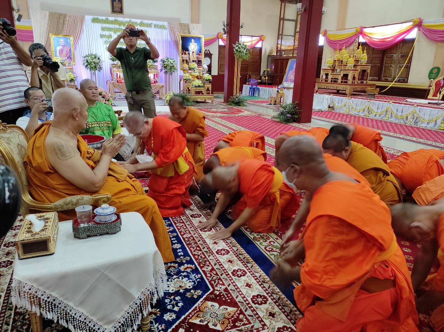 พิธีสมโภชน์สมณศักดิ์ พระปลัดสราวุฒิ โรอนฺธมฺโม (ทินเตียง) น.ธ.เอก เจ้าอาวาสวัดมหาวงษ์ เป็น พระครูสมุทรวชิรธรรม วันที่ 30 มิถุนายน 2568 เวลา 18.00 น. ที่ศาลาสาธุชนาสามัคคี (หอม บุญมาทัศ) วัดมหาวงษ์ ตำบลปากน้ำ อำเภอเมือง จังหวัดสมุตรปราการ พระบาทสมเด็จพระเจ้าอยู่หัว ทรงพระกรุณาโปรดเกล้าฯ เลื่อนสมณศักดิ์ พระปลัดสราวุฒิ โรอนฺธมฺโม (ทินเตียง) น.ธ.เอก เจ้าอาวาสวัดมหาวงษ์ เป็น พระครูสมุทรวชิรธรรม จร.ชท โดยมีคณะพระภิกษุสงฆ์วัดมหาวงษ์ ครอบครัวพาณิชย์พิศาล นำโดยนายอัครนันท์-นางธัญยธรณ์ และนางสาวปิยนุช พาณิชย์พิศาล ครอบครัวคหบดีผู้ใจบุญ ครอบครัววรัณวงศ์เจริญ นายธนิตพงษ์-นางทิพย์ประภา วรัณวงศ์เจริญ กลุ่มชมรมโฮบสะพานบุญ แห่งความหวังและศรัทธา คณะกรรมการวัดมหาวงษ์ ไวยาวัจกร กัลยาณมิตรวัดพระธรรมกาย และคณะศิษยานุศิษย์วัดมหาวงษ์ เข้าร่วมงานกันอย่างพร้อมเพรียง ภายในงานได้ประกอบพิธีบำเพ็ญกุศลอุทิศถวายแด่บูรพาจารย์ อดีตเจ้าอาวาสวัดมหาวงษ์ พระครูสุนทรธรรมวงศ์ อดีตเจ้าคณะตำบลปากน้ำ และผู้ทำคุณประโยชน์ต่อวัด โดยมีนางธัญยธรณ์ พาณิชย์พิศาล คหบดีผู้ใจบุญ เป็นประธานฝ่ายฆราวาสจุดเครื่องทองน้อย ถวายสักการะบูรพาจารย์ โดยมีพระครูสมุทรวชิรธรรม เจ้าอาวาสวัดมหาวงษ์ ประธานฝ่ายสงฆ์ ทอดผ้าบังสุกูล พระสงฆ์ทรงสมณศักดิ์ 10 รูป พิจารณาผ้าไตรบังสุกุล จากนั้น เป็นพิธีสมโภชสัญญาบัตร - พัดยศ จร ทช. พระครูสมุทรวชิรธรรม เจ้าอาวาสวัดมหาวงษ์ โดยมีพระครูภาวนาสมณคุณ เจ้าอาวาสวัดชัยมงคล/เจ้าคณะอำเภอเมือง) เป็นประธานฝ่ายสงฆ์ จุดธูปเทียนบูชาพระรัตนตรัย นายอัครนันท์ พาณิชย์พิศาล เปิดกรวยกระทงดอกไม้ถวายสักการะหน้าพระบรมฉายาลักษณ์พระบาทสมเด็จพระปรเมนทรรามาธิบดีศรีสินทรมหาวชิราลงกรณ พระวชิรเกล้าเจ้าอยู่หัว รัชกาลที่ 10 พระสงฆ์ทรงสมณศักดิ์ 10 รูป สวดเจริญพระพุทธมนต์ 