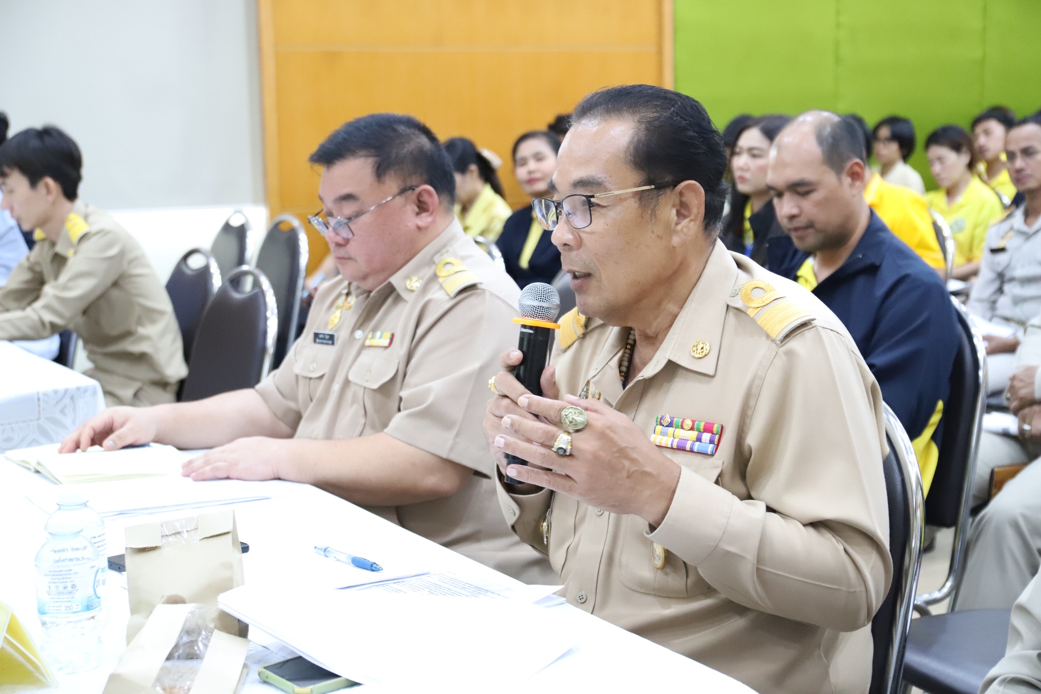 จังหวัดสมุทรปราการ บูรณาการความร่วมมือองค์กรปกครองส่วนท้องถิ่นเตรียมความพร้อมสร้างศูนย์พักพิงสุนัขจรจัด เพื่อแก้ปัญหาสุนัขจรจัดต่างๆ ไม่ให้ก่อความเดือดร้อน รำคาญแก่ประชาชนทั่วไป                  วันนี้ (23 มิ.ย.68) เวลา 13.00 น. นายศุภมิตร ชินศรี ผู้ว่าราชการจังหวัดสมุทรปราการ เป็นประธานประชุมการเตรียมความพร้อมในการดำเนินการสร้างศูนย์พักพิงสุนัขจรจัดจังหวัดสมุทรปราการ ณ ห้องประชุมเทศบาลตำบลบางเมือง อำเภอเมืองฯ จังหวัดสมุทรปราการ โดยมี หน่วยงานที่เกี่ยวข้อง และผู้แทนองค์กรปกครองท้องถิ่นในพื้นที่ เข้าร่วมประชุม หารือแนวทางในการดำเนินการสร้างพักพิงสุนัขจรจัดจังหวัดสมุทรปราการ เพื่อแก้ปัญหาสุนัขจรจัดต่างๆ ไม่ให้ก่อความเดือดร้อน รำคาญแก่ประชาชนทั่วไป เป็นไปอย่างมีประสิทธิภาพ และมีความยั่งยืน รวมทั้งขับเคลื่อนการดำเนินโครงการสัตว์ปลอดโรค คนปลอดภัย จากโรคพิษสุนัขบ้า ตามพระราชปณิธาน ศาสตราจารย์ ดร.สมเด็จเจ้าฟ้า ฯ กรมพระศรีสวางควัฒน  วรขัตติยราชนารี ในการกำจัดโรคพิษสุนัขบ้าให้หมดไปจากประเทศไทย  จังหวัดสมุทรปราการ เป็นจังหวัดที่มีทั้งสุนัข และแมวจรจัดเป็นจำนวนมาก ข้อมูล สุนัข-แมว ที่ขึ้นทะเบียน ที่ได้รับวัคซีน ทำหมันขององค์กรปกครองส่วนท้องถิ่น ทั้งเทศบาล/อบต. ประจำปีงบประมาณ 2568 มีจำนวน 49,948 ตัว ซึ่งจังหวัดสมุทรปราการได้ให้ความสำคัญกับการจัดหาที่อยู่อาศัยหรือสถานที่พักพิงให้สุนัขจรจัดต่างๆ เพื่อไม่ให้ก่อความเดือดร้อนรำคาญแก่ประชาชนทั่วไป โดยมีนโยบายที่จะบูรณาการความร่วมมือหน่วยงานที่เกี่ยวข้องและองค์กรปกครองส่วนท้องถิ่นในพื้นที่ ดำเนินโครงการสร้างศูนย์พักพิงสุนัขจรจัดจังหวัดสมุทรปราการ เพื่อใช้เป็นสถานที่สำหรับให้ช่วยเหลือจัดสวัสดิภาพให้แก่สุนัขจรจัดที่ถูกทอดทิ้ง ไม่มีเจ้าของ หรือมีเจ้าของแต่มีสภาพแวดล้อมอยู่อาศัยกระทบกับประชาชนโดยรอบ รวมทั้งเพื่อความคุมดูแลไม่ให้มีการแพร่พันธุ์โดยเร็ว และแพร่เชื้อโรคจากสัตว์สู่สัตว์ และจากสัตว์สู่คน   การหารือในเบื้องต้นจะเป็นการบูรณาการงบประมาณขององค์กรปกครองท้องถิ่นในพื้นที่ เพื่อสร้างศูนย์พักพิงสุนัขจรจัดจังหวัดสมุทรปราการ รวมทั้งการหาผู้ดูและอาหารของสุนัขจร โดยจะพื้นที่ของกรมธนารักษ์ และจะดำเนินการหาพื้นที่ที่เหมาะสม เพื่อไม่ให้ส่งผลกระทบกับประชาชนที่อาศัยบริเวณโดยรอบ