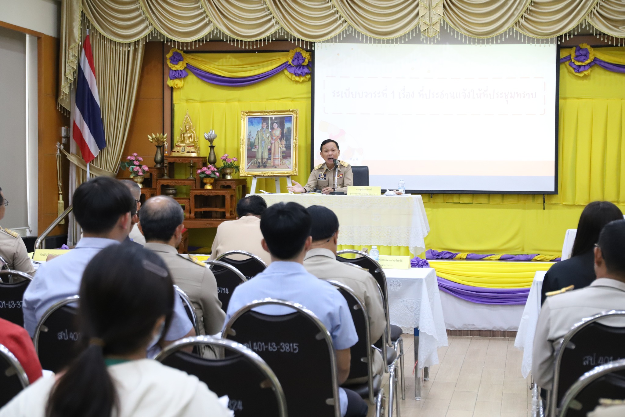 จังหวัดสมุทรปราการ บูรณาการความร่วมมือองค์กรปกครองส่วนท้องถิ่นเตรียมความพร้อมสร้างศูนย์พักพิงสุนัขจรจัด เพื่อแก้ปัญหาสุนัขจรจัดต่างๆ ไม่ให้ก่อความเดือดร้อน รำคาญแก่ประชาชนทั่วไป                  วันนี้ (23 มิ.ย.68) เวลา 13.00 น. นายศุภมิตร ชินศรี ผู้ว่าราชการจังหวัดสมุทรปราการ เป็นประธานประชุมการเตรียมความพร้อมในการดำเนินการสร้างศูนย์พักพิงสุนัขจรจัดจังหวัดสมุทรปราการ ณ ห้องประชุมเทศบาลตำบลบางเมือง อำเภอเมืองฯ จังหวัดสมุทรปราการ โดยมี หน่วยงานที่เกี่ยวข้อง และผู้แทนองค์กรปกครองท้องถิ่นในพื้นที่ เข้าร่วมประชุม หารือแนวทางในการดำเนินการสร้างพักพิงสุนัขจรจัดจังหวัดสมุทรปราการ เพื่อแก้ปัญหาสุนัขจรจัดต่างๆ ไม่ให้ก่อความเดือดร้อน รำคาญแก่ประชาชนทั่วไป เป็นไปอย่างมีประสิทธิภาพ และมีความยั่งยืน รวมทั้งขับเคลื่อนการดำเนินโครงการสัตว์ปลอดโรค คนปลอดภัย จากโรคพิษสุนัขบ้า ตามพระราชปณิธาน ศาสตราจารย์ ดร.สมเด็จเจ้าฟ้า ฯ กรมพระศรีสวางควัฒน  วรขัตติยราชนารี ในการกำจัดโรคพิษสุนัขบ้าให้หมดไปจากประเทศไทย  จังหวัดสมุทรปราการ เป็นจังหวัดที่มีทั้งสุนัข และแมวจรจัดเป็นจำนวนมาก ข้อมูล สุนัข-แมว ที่ขึ้นทะเบียน ที่ได้รับวัคซีน ทำหมันขององค์กรปกครองส่วนท้องถิ่น ทั้งเทศบาล/อบต. ประจำปีงบประมาณ 2568 มีจำนวน 49,948 ตัว ซึ่งจังหวัดสมุทรปราการได้ให้ความสำคัญกับการจัดหาที่อยู่อาศัยหรือสถานที่พักพิงให้สุนัขจรจัดต่างๆ เพื่อไม่ให้ก่อความเดือดร้อนรำคาญแก่ประชาชนทั่วไป โดยมีนโยบายที่จะบูรณาการความร่วมมือหน่วยงานที่เกี่ยวข้องและองค์กรปกครองส่วนท้องถิ่นในพื้นที่ ดำเนินโครงการสร้างศูนย์พักพิงสุนัขจรจัดจังหวัดสมุทรปราการ เพื่อใช้เป็นสถานที่สำหรับให้ช่วยเหลือจัดสวัสดิภาพให้แก่สุนัขจรจัดที่ถูกทอดทิ้ง ไม่มีเจ้าของ หรือมีเจ้าของแต่มีสภาพแวดล้อมอยู่อาศัยกระทบกับประชาชนโดยรอบ รวมทั้งเพื่อความคุมดูแลไม่ให้มีการแพร่พันธุ์โดยเร็ว และแพร่เชื้อโรคจากสัตว์สู่สัตว์ และจากสัตว์สู่คน   การหารือในเบื้องต้นจะเป็นการบูรณาการงบประมาณขององค์กรปกครองท้องถิ่นในพื้นที่ เพื่อสร้างศูนย์พักพิงสุนัขจรจัดจังหวัดสมุทรปราการ รวมทั้งการหาผู้ดูและอาหารของสุนัขจร โดยจะพื้นที่ของกรมธนารักษ์ และจะดำเนินการหาพื้นที่ที่เหมาะสม เพื่อไม่ให้ส่งผลกระทบกับประชาชนที่อาศัยบริเวณโดยรอบ