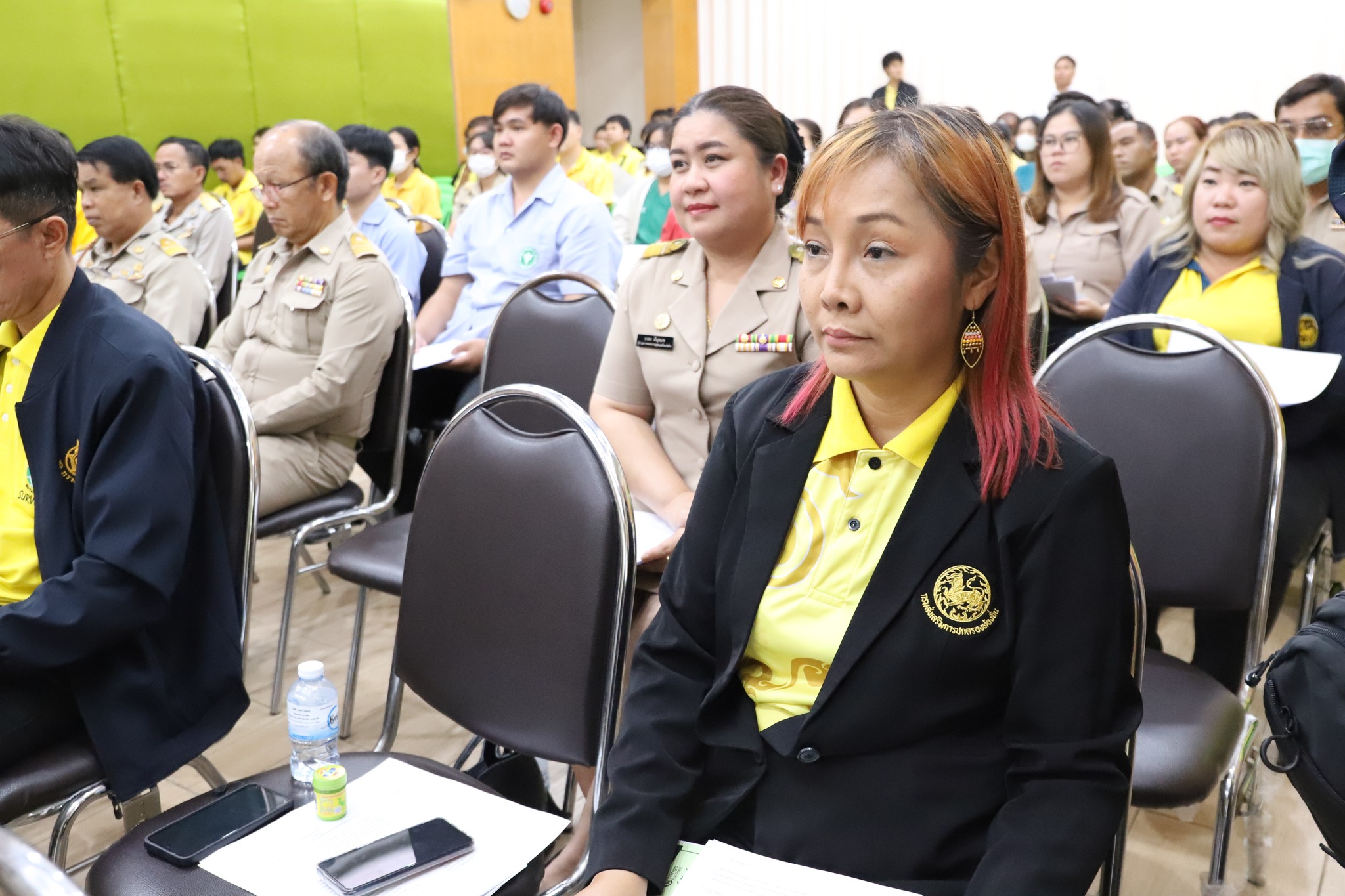 จังหวัดสมุทรปราการ บูรณาการความร่วมมือองค์กรปกครองส่วนท้องถิ่นเตรียมความพร้อมสร้างศูนย์พักพิงสุนัขจรจัด เพื่อแก้ปัญหาสุนัขจรจัดต่างๆ ไม่ให้ก่อความเดือดร้อน รำคาญแก่ประชาชนทั่วไป                  วันนี้ (23 มิ.ย.68) เวลา 13.00 น. นายศุภมิตร ชินศรี ผู้ว่าราชการจังหวัดสมุทรปราการ เป็นประธานประชุมการเตรียมความพร้อมในการดำเนินการสร้างศูนย์พักพิงสุนัขจรจัดจังหวัดสมุทรปราการ ณ ห้องประชุมเทศบาลตำบลบางเมือง อำเภอเมืองฯ จังหวัดสมุทรปราการ โดยมี หน่วยงานที่เกี่ยวข้อง และผู้แทนองค์กรปกครองท้องถิ่นในพื้นที่ เข้าร่วมประชุม หารือแนวทางในการดำเนินการสร้างพักพิงสุนัขจรจัดจังหวัดสมุทรปราการ เพื่อแก้ปัญหาสุนัขจรจัดต่างๆ ไม่ให้ก่อความเดือดร้อน รำคาญแก่ประชาชนทั่วไป เป็นไปอย่างมีประสิทธิภาพ และมีความยั่งยืน รวมทั้งขับเคลื่อนการดำเนินโครงการสัตว์ปลอดโรค คนปลอดภัย จากโรคพิษสุนัขบ้า ตามพระราชปณิธาน ศาสตราจารย์ ดร.สมเด็จเจ้าฟ้า ฯ กรมพระศรีสวางควัฒน  วรขัตติยราชนารี ในการกำจัดโรคพิษสุนัขบ้าให้หมดไปจากประเทศไทย  จังหวัดสมุทรปราการ เป็นจังหวัดที่มีทั้งสุนัข และแมวจรจัดเป็นจำนวนมาก ข้อมูล สุนัข-แมว ที่ขึ้นทะเบียน ที่ได้รับวัคซีน ทำหมันขององค์กรปกครองส่วนท้องถิ่น ทั้งเทศบาล/อบต. ประจำปีงบประมาณ 2568 มีจำนวน 49,948 ตัว ซึ่งจังหวัดสมุทรปราการได้ให้ความสำคัญกับการจัดหาที่อยู่อาศัยหรือสถานที่พักพิงให้สุนัขจรจัดต่างๆ เพื่อไม่ให้ก่อความเดือดร้อนรำคาญแก่ประชาชนทั่วไป โดยมีนโยบายที่จะบูรณาการความร่วมมือหน่วยงานที่เกี่ยวข้องและองค์กรปกครองส่วนท้องถิ่นในพื้นที่ ดำเนินโครงการสร้างศูนย์พักพิงสุนัขจรจัดจังหวัดสมุทรปราการ เพื่อใช้เป็นสถานที่สำหรับให้ช่วยเหลือจัดสวัสดิภาพให้แก่สุนัขจรจัดที่ถูกทอดทิ้ง ไม่มีเจ้าของ หรือมีเจ้าของแต่มีสภาพแวดล้อมอยู่อาศัยกระทบกับประชาชนโดยรอบ รวมทั้งเพื่อความคุมดูแลไม่ให้มีการแพร่พันธุ์โดยเร็ว และแพร่เชื้อโรคจากสัตว์สู่สัตว์ และจากสัตว์สู่คน   การหารือในเบื้องต้นจะเป็นการบูรณาการงบประมาณขององค์กรปกครองท้องถิ่นในพื้นที่ เพื่อสร้างศูนย์พักพิงสุนัขจรจัดจังหวัดสมุทรปราการ รวมทั้งการหาผู้ดูและอาหารของสุนัขจร โดยจะพื้นที่ของกรมธนารักษ์ และจะดำเนินการหาพื้นที่ที่เหมาะสม เพื่อไม่ให้ส่งผลกระทบกับประชาชนที่อาศัยบริเวณโดยรอบ