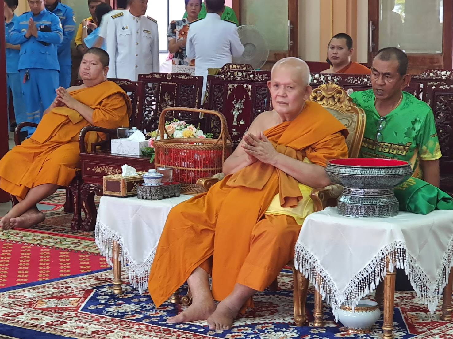 พิธีสมโภชน์สมณศักดิ์ พระปลัดสราวุฒิ โรอนฺธมฺโม (ทินเตียง) น.ธ.เอก เจ้าอาวาสวัดมหาวงษ์ เป็น พระครูสมุทรวชิรธรรม วันที่ 30 มิถุนายน 2568 เวลา 18.00 น. ที่ศาลาสาธุชนาสามัคคี (หอม บุญมาทัศ) วัดมหาวงษ์ ตำบลปากน้ำ อำเภอเมือง จังหวัดสมุตรปราการ พระบาทสมเด็จพระเจ้าอยู่หัว ทรงพระกรุณาโปรดเกล้าฯ เลื่อนสมณศักดิ์ พระปลัดสราวุฒิ โรอนฺธมฺโม (ทินเตียง) น.ธ.เอก เจ้าอาวาสวัดมหาวงษ์ เป็น พระครูสมุทรวชิรธรรม จร.ชท โดยมีคณะพระภิกษุสงฆ์วัดมหาวงษ์ ครอบครัวพาณิชย์พิศาล นำโดยนายอัครนันท์-นางธัญยธรณ์ และนางสาวปิยนุช พาณิชย์พิศาล ครอบครัวคหบดีผู้ใจบุญ ครอบครัววรัณวงศ์เจริญ นายธนิตพงษ์-นางทิพย์ประภา วรัณวงศ์เจริญ กลุ่มชมรมโฮบสะพานบุญ แห่งความหวังและศรัทธา คณะกรรมการวัดมหาวงษ์ ไวยาวัจกร กัลยาณมิตรวัดพระธรรมกาย และคณะศิษยานุศิษย์วัดมหาวงษ์ เข้าร่วมงานกันอย่างพร้อมเพรียง ภายในงานได้ประกอบพิธีบำเพ็ญกุศลอุทิศถวายแด่บูรพาจารย์ อดีตเจ้าอาวาสวัดมหาวงษ์ พระครูสุนทรธรรมวงศ์ อดีตเจ้าคณะตำบลปากน้ำ และผู้ทำคุณประโยชน์ต่อวัด โดยมีนางธัญยธรณ์ พาณิชย์พิศาล คหบดีผู้ใจบุญ เป็นประธานฝ่ายฆราวาสจุดเครื่องทองน้อย ถวายสักการะบูรพาจารย์ โดยมีพระครูสมุทรวชิรธรรม เจ้าอาวาสวัดมหาวงษ์ ประธานฝ่ายสงฆ์ ทอดผ้าบังสุกูล พระสงฆ์ทรงสมณศักดิ์ 10 รูป พิจารณาผ้าไตรบังสุกุล จากนั้น เป็นพิธีสมโภชสัญญาบัตร - พัดยศ จร ทช. พระครูสมุทรวชิรธรรม เจ้าอาวาสวัดมหาวงษ์ โดยมีพระครูภาวนาสมณคุณ เจ้าอาวาสวัดชัยมงคล/เจ้าคณะอำเภอเมือง) เป็นประธานฝ่ายสงฆ์ จุดธูปเทียนบูชาพระรัตนตรัย นายอัครนันท์ พาณิชย์พิศาล เปิดกรวยกระทงดอกไม้ถวายสักการะหน้าพระบรมฉายาลักษณ์พระบาทสมเด็จพระปรเมนทรรามาธิบดีศรีสินทรมหาวชิราลงกรณ พระวชิรเกล้าเจ้าอยู่หัว รัชกาลที่ 10 พระสงฆ์ทรงสมณศักดิ์ 10 รูป สวดเจริญพระพุทธมนต์ 