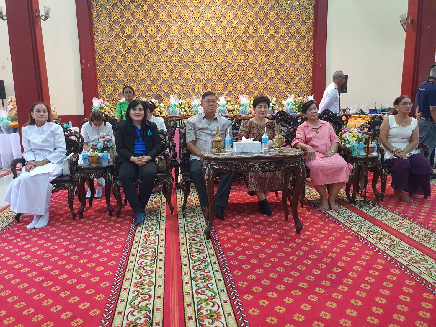 พิธีสมโภชน์สมณศักดิ์ พระปลัดสราวุฒิ โรอนฺธมฺโม (ทินเตียง) น.ธ.เอก เจ้าอาวาสวัดมหาวงษ์ เป็น พระครูสมุทรวชิรธรรม วันที่ 30 มิถุนายน 2568 เวลา 18.00 น. ที่ศาลาสาธุชนาสามัคคี (หอม บุญมาทัศ) วัดมหาวงษ์ ตำบลปากน้ำ อำเภอเมือง จังหวัดสมุตรปราการ พระบาทสมเด็จพระเจ้าอยู่หัว ทรงพระกรุณาโปรดเกล้าฯ เลื่อนสมณศักดิ์ พระปลัดสราวุฒิ โรอนฺธมฺโม (ทินเตียง) น.ธ.เอก เจ้าอาวาสวัดมหาวงษ์ เป็น พระครูสมุทรวชิรธรรม จร.ชท โดยมีคณะพระภิกษุสงฆ์วัดมหาวงษ์ ครอบครัวพาณิชย์พิศาล นำโดยนายอัครนันท์-นางธัญยธรณ์ และนางสาวปิยนุช พาณิชย์พิศาล ครอบครัวคหบดีผู้ใจบุญ ครอบครัววรัณวงศ์เจริญ นายธนิตพงษ์-นางทิพย์ประภา วรัณวงศ์เจริญ กลุ่มชมรมโฮบสะพานบุญ แห่งความหวังและศรัทธา คณะกรรมการวัดมหาวงษ์ ไวยาวัจกร กัลยาณมิตรวัดพระธรรมกาย และคณะศิษยานุศิษย์วัดมหาวงษ์ เข้าร่วมงานกันอย่างพร้อมเพรียง ภายในงานได้ประกอบพิธีบำเพ็ญกุศลอุทิศถวายแด่บูรพาจารย์ อดีตเจ้าอาวาสวัดมหาวงษ์ พระครูสุนทรธรรมวงศ์ อดีตเจ้าคณะตำบลปากน้ำ และผู้ทำคุณประโยชน์ต่อวัด โดยมีนางธัญยธรณ์ พาณิชย์พิศาล คหบดีผู้ใจบุญ เป็นประธานฝ่ายฆราวาสจุดเครื่องทองน้อย ถวายสักการะบูรพาจารย์ โดยมีพระครูสมุทรวชิรธรรม เจ้าอาวาสวัดมหาวงษ์ ประธานฝ่ายสงฆ์ ทอดผ้าบังสุกูล พระสงฆ์ทรงสมณศักดิ์ 10 รูป พิจารณาผ้าไตรบังสุกุล จากนั้น เป็นพิธีสมโภชสัญญาบัตร - พัดยศ จร ทช. พระครูสมุทรวชิรธรรม เจ้าอาวาสวัดมหาวงษ์ โดยมีพระครูภาวนาสมณคุณ เจ้าอาวาสวัดชัยมงคล/เจ้าคณะอำเภอเมือง) เป็นประธานฝ่ายสงฆ์ จุดธูปเทียนบูชาพระรัตนตรัย นายอัครนันท์ พาณิชย์พิศาล เปิดกรวยกระทงดอกไม้ถวายสักการะหน้าพระบรมฉายาลักษณ์พระบาทสมเด็จพระปรเมนทรรามาธิบดีศรีสินทรมหาวชิราลงกรณ พระวชิรเกล้าเจ้าอยู่หัว รัชกาลที่ 10 พระสงฆ์ทรงสมณศักดิ์ 10 รูป สวดเจริญพระพุทธมนต์ 