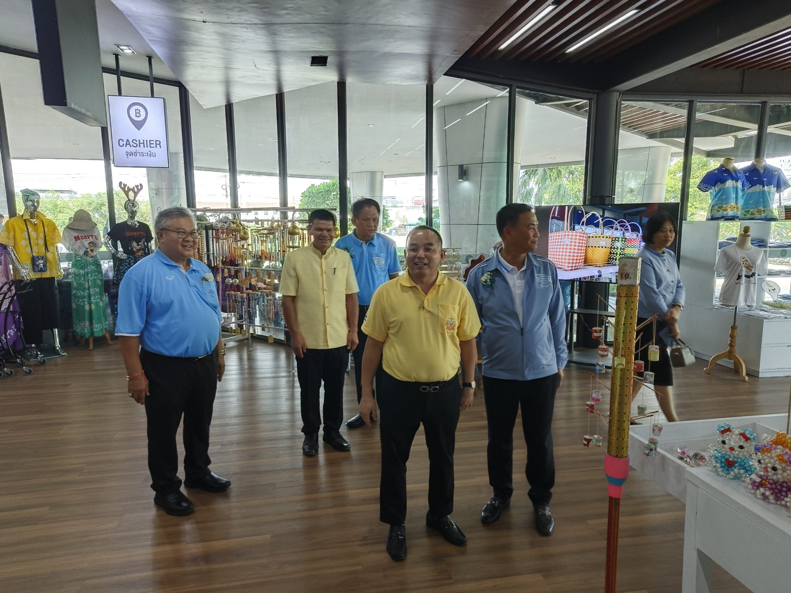 อธิบดีกรมส่งเสริมการปกครองท้องถิ่น แถลงข่าวการแข่งขันทักษะทางวิชาการ ภาคตะวันออก “ท้องถิ่นสร้างคน เยาวชนเก่งดี เวทีพหุปัญญา” เมื่อวันที่ 6 มิถุนายน 2568 ณ ห้องประชุมเทศบาลตำบลแพรกษา ชั้น 5 เทศบาลตำบลแพรกษา อ.เมือง สมุทรปราการ ได้มีการจัดแถลงข่าวการแข่งขันทักษะทางวิชาการ ระดับภาคตะวันออก ครั้งที่ 30 ประจำปีงบประมาณ พ.ศ.2568 “แพรกษาวิชาการ” โดยได้รับเกียรติจาก นายนฤชา โฆษาศิวิไลซ์ อธิบดีกรมส่งเสริมการปกครองท้องถิ่น เป็นประธานในงานแถลงข่าว โดยมี นางอรัญญา สุวรรณบุตร นายกเทศมนตรีตำบลแพรกษา พร้อมด้วย ดร.ยงยุทธ สุวรรณบุตร สมาชิกสภาผู้แทนราษฎรจังหวัดสมุทรปราการ สมัยที่ 25 และที่ปรึกษากิตติมศักดิ์นายกเทศมนตรีตำบลแพรกษา นายประทีป นทีทวีวัฒน์ รองผู้ว่าราชการจังหวัดสมุทรปราการ และ นางสาวปลื้มจิตร์ ถินขาว อดีตนักกีฬาวอลเลย์บอลทีมชาติไทย มาร่วมแถลงข่าวการจัดงานในครั้งนี้ พร้อมทั้งร่วมพูดคุยให้ข้อคิดและสร้างแรงบันดาลใจให้กับเยาวชนผู้เข้าแข่งขัน “แพรกษาวิชาการ” โดยทางด้าน นายนฤชา โฆษาศิวิไลซ์ อธิบดีกรมส่งเสริมการปกครองท้องถิ่น กล่าวว่า การแข่งขันทักษะวิชาการครั้งนี้ จัดขึ้นเพื่อเผยแพร่ศักยภาพและขีดความสามารถการจัดการศึกษาขององค์กรปกครองส่วนท้องถิ่น ให้มีการแลกเปลี่ยนเรียนรู้ประสบการณ์ ก่อให้เกิดการพัฒนาความรู้ ความสามารถของผู้บริหาร รวมทั้งเด็ก นักเรียน ครู และบุคลากร เกิดการพัฒนาทั้งด้านวิชาการ คุณธรรม จริยธรรม พร้อมทั้งสติปัญญา และส่งเสริมความเป็นเลิศเฉพาะด้าน อีกทั้งผู้ชนะการแข่งขันจะได้รับการคัดเลือกเป็นตัวแทนไปแข่งขันในระดับประเทศต่อไป ขณะที่ นางอรัญญา สุวรรณบุตร นายกเทศมนตรีตำบลแพรกษา ในฐานะเจ้าภาพผู้จัดการแข่งขันทักษะวิชาการครั้งนี้ กล่าวว่า คณะทำงานของเทศบาลตำบลแพรกษา ร่วมกับหน่วยงานภาครัฐ และภาคเอกชน ผนึกกำลังดำเนินการจัดเตรียมความพร้อมทุกด้าน เพื่อรองรับ และอำนวยความสะดวกให้แก่ผู้เข้าร่วมแข่งขันและบุคลากรทางการศึกษาขององค์กรปกครองส่วนท้องถิ่นทั่วภาคตะวันออก ซึ่งก็อยากเชิญชวนทุกท่านได้มาสัมผัส และเปิดประสบการณ์ใหม่ๆ ในการจัดการแข่งขัน “แพรกษาวิชาการ” ภายใต้คำขวัญ “ท้องถิ่นสร้างคน เยาวชนเก่งดี เวทีพหุปัญญา” ด้าน ดร.ยงยุทธ สุวรรณบุตร สมาชิกสภาผู้แทนราษฎรจังหวัดสมุทรปราการ สมัยที่ 25 กล่าวว่า เทศบาลตำบลแพรกษามีความมุ่งมั่น ตั้งใจ ในการจัดการแข่งขันทักษะทางวิชาการในครั้งนี้ ก็อยากให้ทุกคนตั้งใจแข่งขันกันอย่างเต็มที่ ด้วยความมั่นใจเพื่อทำตามความฝันและเก็บเกี่ยวประสบการณ์ให้ได้มากที่สุด เพื่อต่อยอดในการพัฒนาศักยภาพตนเองต่อไปในอนาคต ทั้งนี้ เทศบาลตำบลแพรกษา ได้รับมอบหมายจากกรมส่งเสริมการปกครองส่วนท้องถิ่น ให้เป็นเจ้าภาพจัดงานมหกรรมการจัดการศึกษาท้องถิ่นระดับภาคตะวันออก ครั้งที่ 30 ประจำปีงบประมาณ พ.ศ.2568 “แพรกษาวิชาการ” ระหว่างวันที่ 5-7 กรกฎาคม 2568 โดยมีการประกวดแข่งขัน ประกอบด้วย การกล่าวสุนทรพจน์, การคัดลายมือ, การแสดงละครภาษาต่างประเทศ, การประดิษฐ์สิ่งของจากวัสดุเหลือใช้, การแกะสลักผัก ผลไม้, งานประดิษฐ์ร้อยมาลัย, งานประดิษฐ์จากใบตอง, ทักษะทางคอมพิวเตอร์, แข่งขันหุ่นยนต์, การจัดสวนถาดแห้ง, การร้องเพลงพระราชนิพนธ์พร้อมจินตลีลา, การร้องเพลงลูกทุ่งพร้อมแดนเซอร์, รำวงมาตรฐาน, นาฏศิลป์ไทยสร้างสรรค์, วาดภาพระบายสี, แข่งขันโครงงาน, สื่อนวัตกรรมทางการศึกษา, เกมส์ทายซิเสียงอะไรเอ่ย?, เดินตัวหนอน, เริงเล่นเต้น Dancer, การต่อตัวต่อเสริมทักษะ, ฮูล่าฮูปประกอบเพลง, การปั้นดินน้ำมัน และการตอบปัญหาคุณธรรม สำหรับผู้สนใจ ดูรายละเอียดเพิ่มเติมได้ที่ เฟซบุ๊ค เพจ แพรกษาวิชาการ