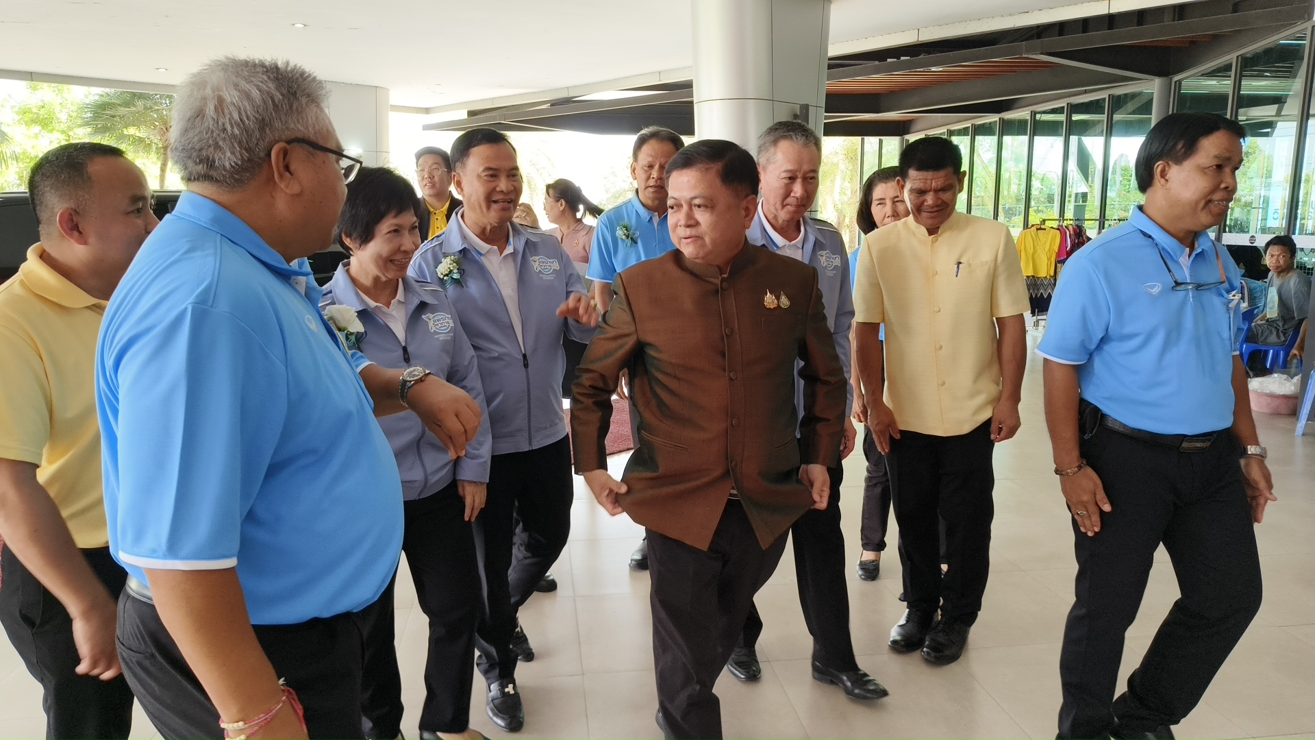 อธิบดีกรมส่งเสริมการปกครองท้องถิ่น แถลงข่าวการแข่งขันทักษะทางวิชาการ ภาคตะวันออก “ท้องถิ่นสร้างคน เยาวชนเก่งดี เวทีพหุปัญญา” เมื่อวันที่ 6 มิถุนายน 2568 ณ ห้องประชุมเทศบาลตำบลแพรกษา ชั้น 5 เทศบาลตำบลแพรกษา อ.เมือง สมุทรปราการ ได้มีการจัดแถลงข่าวการแข่งขันทักษะทางวิชาการ ระดับภาคตะวันออก ครั้งที่ 30 ประจำปีงบประมาณ พ.ศ.2568 “แพรกษาวิชาการ” โดยได้รับเกียรติจาก นายนฤชา โฆษาศิวิไลซ์ อธิบดีกรมส่งเสริมการปกครองท้องถิ่น เป็นประธานในงานแถลงข่าว โดยมี นางอรัญญา สุวรรณบุตร นายกเทศมนตรีตำบลแพรกษา พร้อมด้วย ดร.ยงยุทธ สุวรรณบุตร สมาชิกสภาผู้แทนราษฎรจังหวัดสมุทรปราการ สมัยที่ 25 และที่ปรึกษากิตติมศักดิ์นายกเทศมนตรีตำบลแพรกษา นายประทีป นทีทวีวัฒน์ รองผู้ว่าราชการจังหวัดสมุทรปราการ และ นางสาวปลื้มจิตร์ ถินขาว อดีตนักกีฬาวอลเลย์บอลทีมชาติไทย มาร่วมแถลงข่าวการจัดงานในครั้งนี้ พร้อมทั้งร่วมพูดคุยให้ข้อคิดและสร้างแรงบันดาลใจให้กับเยาวชนผู้เข้าแข่งขัน “แพรกษาวิชาการ” โดยทางด้าน นายนฤชา โฆษาศิวิไลซ์ อธิบดีกรมส่งเสริมการปกครองท้องถิ่น กล่าวว่า การแข่งขันทักษะวิชาการครั้งนี้ จัดขึ้นเพื่อเผยแพร่ศักยภาพและขีดความสามารถการจัดการศึกษาขององค์กรปกครองส่วนท้องถิ่น ให้มีการแลกเปลี่ยนเรียนรู้ประสบการณ์ ก่อให้เกิดการพัฒนาความรู้ ความสามารถของผู้บริหาร รวมทั้งเด็ก นักเรียน ครู และบุคลากร เกิดการพัฒนาทั้งด้านวิชาการ คุณธรรม จริยธรรม พร้อมทั้งสติปัญญา และส่งเสริมความเป็นเลิศเฉพาะด้าน อีกทั้งผู้ชนะการแข่งขันจะได้รับการคัดเลือกเป็นตัวแทนไปแข่งขันในระดับประเทศต่อไป ขณะที่ นางอรัญญา สุวรรณบุตร นายกเทศมนตรีตำบลแพรกษา ในฐานะเจ้าภาพผู้จัดการแข่งขันทักษะวิชาการครั้งนี้ กล่าวว่า คณะทำงานของเทศบาลตำบลแพรกษา ร่วมกับหน่วยงานภาครัฐ และภาคเอกชน ผนึกกำลังดำเนินการจัดเตรียมความพร้อมทุกด้าน เพื่อรองรับ และอำนวยความสะดวกให้แก่ผู้เข้าร่วมแข่งขันและบุคลากรทางการศึกษาขององค์กรปกครองส่วนท้องถิ่นทั่วภาคตะวันออก ซึ่งก็อยากเชิญชวนทุกท่านได้มาสัมผัส และเปิดประสบการณ์ใหม่ๆ ในการจัดการแข่งขัน “แพรกษาวิชาการ” ภายใต้คำขวัญ “ท้องถิ่นสร้างคน เยาวชนเก่งดี เวทีพหุปัญญา” ด้าน ดร.ยงยุทธ สุวรรณบุตร สมาชิกสภาผู้แทนราษฎรจังหวัดสมุทรปราการ สมัยที่ 25 กล่าวว่า เทศบาลตำบลแพรกษามีความมุ่งมั่น ตั้งใจ ในการจัดการแข่งขันทักษะทางวิชาการในครั้งนี้ ก็อยากให้ทุกคนตั้งใจแข่งขันกันอย่างเต็มที่ ด้วยความมั่นใจเพื่อทำตามความฝันและเก็บเกี่ยวประสบการณ์ให้ได้มากที่สุด เพื่อต่อยอดในการพัฒนาศักยภาพตนเองต่อไปในอนาคต ทั้งนี้ เทศบาลตำบลแพรกษา ได้รับมอบหมายจากกรมส่งเสริมการปกครองส่วนท้องถิ่น ให้เป็นเจ้าภาพจัดงานมหกรรมการจัดการศึกษาท้องถิ่นระดับภาคตะวันออก ครั้งที่ 30 ประจำปีงบประมาณ พ.ศ.2568 “แพรกษาวิชาการ” ระหว่างวันที่ 5-7 กรกฎาคม 2568 โดยมีการประกวดแข่งขัน ประกอบด้วย การกล่าวสุนทรพจน์, การคัดลายมือ, การแสดงละครภาษาต่างประเทศ, การประดิษฐ์สิ่งของจากวัสดุเหลือใช้, การแกะสลักผัก ผลไม้, งานประดิษฐ์ร้อยมาลัย, งานประดิษฐ์จากใบตอง, ทักษะทางคอมพิวเตอร์, แข่งขันหุ่นยนต์, การจัดสวนถาดแห้ง, การร้องเพลงพระราชนิพนธ์พร้อมจินตลีลา, การร้องเพลงลูกทุ่งพร้อมแดนเซอร์, รำวงมาตรฐาน, นาฏศิลป์ไทยสร้างสรรค์, วาดภาพระบายสี, แข่งขันโครงงาน, สื่อนวัตกรรมทางการศึกษา, เกมส์ทายซิเสียงอะไรเอ่ย?, เดินตัวหนอน, เริงเล่นเต้น Dancer, การต่อตัวต่อเสริมทักษะ, ฮูล่าฮูปประกอบเพลง, การปั้นดินน้ำมัน และการตอบปัญหาคุณธรรม สำหรับผู้สนใจ ดูรายละเอียดเพิ่มเติมได้ที่ เฟซบุ๊ค เพจ แพรกษาวิชาการ