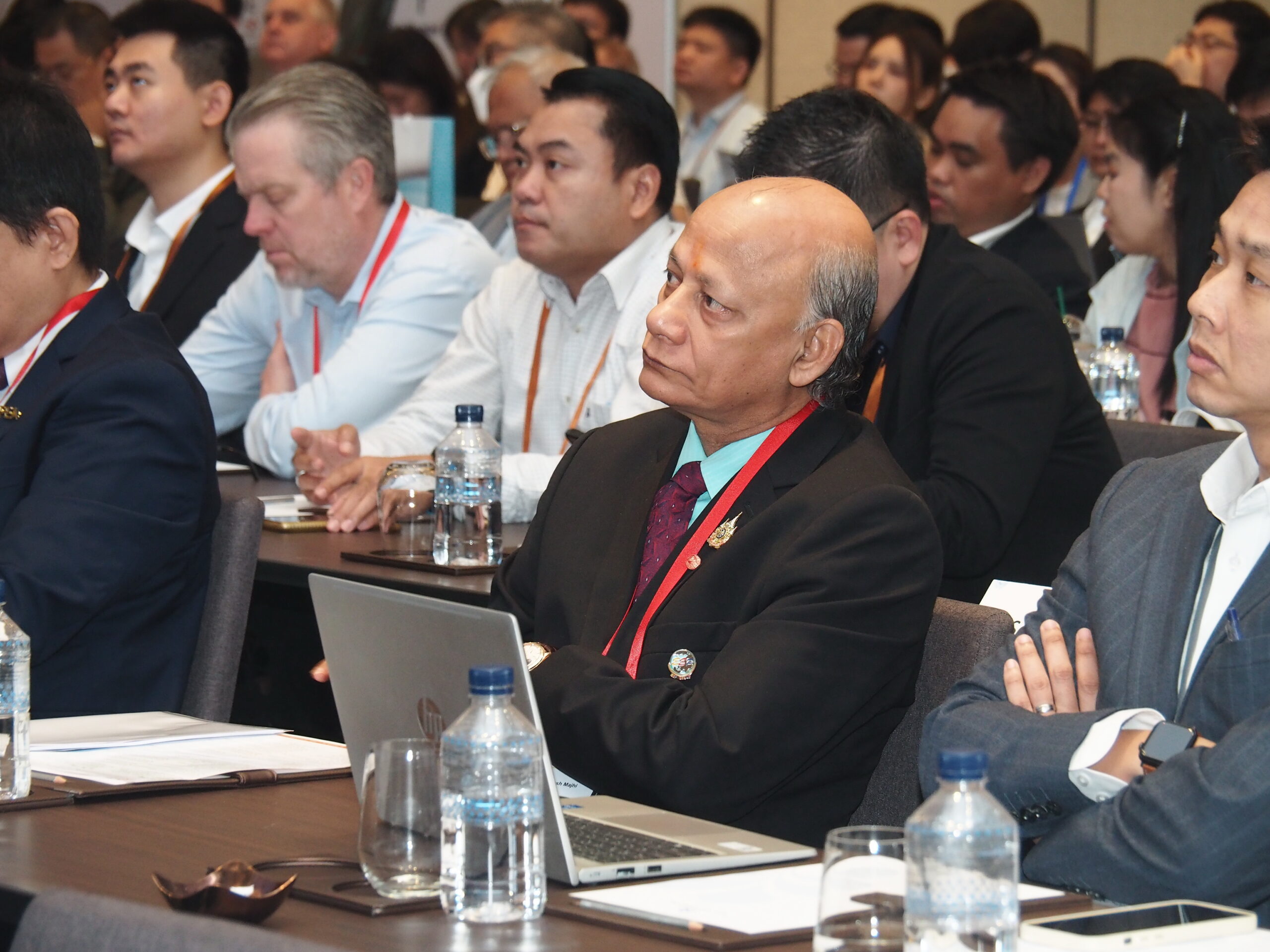 EEP ร่วมเวทีสัมมนาระดับเอเชีย EEP ร่วมเวทีสัมมนาระดับเอเชีย 9th Waste Management & Waste to Energy Asia Summit Thailand Focus เมื่อวันที่ 25 มิถุนายน 2568 ณ ห้องฟูจิ 2 บอลรูม ชั้น 4 โรงแรมนิกโก้ กรุงเทพฯ กลุ่มบริษัท อีสเทิร์น เอเนอร์จี้ พลัส จำกัด (EEP Group) ได้ตอกย้ำบทบาทการเป็นผู้นำด้านการจัดการขยะชุมชนและพลังงานสะอาดของประเทศไทย บนเวทีสัมมนาระดับภูมิภาค เอเซียในงาน “9th Waste Management & Waste to Energy Asia Summit Thailand Focus” ซึ่งจัดขึ้นโดย Innovation Networking Brainstorm Connection (INBC Global) โดยในงานนี้ นายอบีนาช มาจี้ ประธานเจ้าหน้าที่บริหารของกลุ่มบริษัท EEP ได้รับเกียรติเป็นวิทยากรปาฐกถาพิเศษ บรรยายภายใต้หัวข้อ “The latest development and future planning of EEP's waste management and Waste to Energy Business” การเข้าร่วมงานสัมมนาของกลุ่มบริษัท EEP ในครั้งนี้ สะท้อนถึงความมุ่งมั่นในการพัฒนาธุรกิจการบริหารจัดการขยะชุมชนอย่างครบวงจร ด้วยแนวทางที่ยั่งยืน เป็นมิตรต่อสิ่งแวดล้อม และตอบโจทย์การพัฒนาเศรษฐกิจหมุนเวียน (Circular Economy) ควบคู่กับการมีส่วนร่วมของชุมชน ภาพรวมการดำเนินงานของ EEP Group บริษัท อีสเทิร์น เอเนอร์จี้ พลัส จำกัด (EEP) ดำเนินธุรกิจบ่อฝังกลบขยะชุมชนภายในศูนย์บริหารจัดการขยะชุมชนแบบครบวงจร ตั้งอยู่ที่ตำบลแพรกษาใหม่ อำเภอเมืองสมุทรปราการ จังหวัดสมุทรปราการ โดยยึดแนวคิด Zero Waste ในการบริหารจัดการ รองรับขยะชุมชนจากรถเก็บขนขยะขององค์กรปกครองส่วนท้องถิ่นในจังหวัดสมุทรปราการ เพื่อเข้าสู่กระบวนการคัดแยกขยะอย่างเป็นระบบและนำมาผลิตเป็นเชื้อเพลิงขยะ RDF สำหรับป้อนเข้าสู่กระบวนการผลิตกระแสไฟฟ้าของโรงไฟฟ้าเชื้อเพลิงขยะ RDF ขนาด 9.9 เมกะวัตต์ ภายใต้ บริษัท ราชบุรี-อีอีพี รีนิวเอเบิ้ล เอนเนอจี้ จำกัด (R-EEP) รวมถึงบริการเก็บขนขยะชุมชนให้แก่บางองค์กรปกครองส่วนท้องถิ่นในจังหวัดสมุทรปราการ มายังบ่อฝังกลบขยะของบริษัท EEP ดำเนินงานโดยบริษัท สมุทรปราการ รีนิวเอเบิ้ล เอเนอร์จี้ จำกัด (SRE) และโครงการก่อสร้างโรงไฟฟ้าขยะชุมชนและบริหารจัดการโรงไฟฟ้า ทั้งหมด 3 โครงการ ได้แก่ โรงไฟฟ้าที่มีขนาดกำลังการผลิต 9.9 เมกะวัตต์ จำนวน 1 โรง และขนาดกำลังการผลิต 3.0 เมกะวัตต์ จำนวน 2 โรง ของบริษัท มหานคร กรีน เอเนอร์จี้ จำกัด (MHG) โดยมีกำหนดเริ่มเดินเครื่องภายในเดือนธันวาคม พ.ศ. 2569 บริษัท EEP มีเป้าหมายในการก้าวสู่ความเป็นผู้นำด้านการบริหารจัดการขยะชุมชนแบบครบวงจร ภายใต้การนำของนายอบีนาช มาจี้ CEO กลุ่มบริษัท EEP โดยใช้แนวคิดการบริหารจัดการขยะชุมชน แบบ 360 องศา ซึ่งคำนึงถึงสิ่งแวดล้อมและชุมชนเป็นหัวใจสำคัญ ด้วยการบูรณาการองค์ความรู้ด้านวิศวกรรมศาสตร์ วิทยาศาสตร์ และเทคโนโลยี เข้ามาใช้ในการบริหารจัดการขยะมูลฝอยชุมชนอย่างเป็นระบบ ควบคู่กับความใส่ใจต่อสิ่งแวดล้อมและความยั่งยืนในระยะยาว อาทิเช่น การพัฒนาและประยุกต์ใช้เทคโนโลยีในการจัดการก๊าซมีเทน โดยใช้วัสดุเสมือนดินที่ได้จากกระบวนการรื้อร่อน มาเป็นวัสดุปิดทับขยะบริเวณบ่อฝังกลบ ซึ่งมีคุณสมบัติเป็นชั้น Methane oxidation layer : MOL ช่วยลดปริมาณก๊าซมีเทนและกลิ่นจากการฝังกลบขยะได้ พร้อมนำนวัตกรรมการฝังกลบแบบกึ่งเติมอากาศ (Semi-aerobic landfill) มาใช้เป็นแห่งแรกในประเทศไทย รวมถึงใช้โดรนตรวจวัดอุณหภูมิ (Thermal Drone) เพื่อตรวจจับความร้อนสะสม (Hot spot) ลดความเสี่ยงการเกิดไฟไหม้ในหลุมฝังกลบขยะ ในด้านการจัดการกลิ่น กลุ่มบริษัท EEP ได้ร่วมมือกับสถาบันการศึกษา ในการนำเทคโนโลยี E-Nose (จมูกอิเล็กทรอนิกส์) มาติดตั้งในพื้นที่ชุมชนโดยรอบ พร้อมระบบแจ้งเตือนตลอด 24 ชั่วโมง เพื่อรับมือกับกลิ่นไม่พึงประสงค์อย่างมีประสิทธิภาพ รวมถึงติดตั้งระบบตรวจวัดค่าฝุ่น PM 2.5 ทั้งแบบออนไลน์และออฟไลน์ เพื่อเฝ้าระวังคุณภาพอากาศโดยรอบในพื้นที่ชุมชนและสถานประกอบการ นายอบีนาช มาจี้ CEO กลุ่มบริษัท EEP กล่าวว่า ด้วยวิสัยทัศน์อันก้าวไกลของผู้บริหารกลุ่มบริษัท EEP ในการเป็นผู้นำด้านการจัดการขยะชุมชนอย่างยั่งยืนระดับประเทศ โดยบูรณาการองค์ความรู้ด้านวิศวกรรม วิทยาศาสตร์ และเทคโนโลยีเพื่อสร้างนวัตกรรมที่ตอบโจทย์สิ่งแวดล้อมและสังคม พร้อมทำงานร่วมกับมหาวิทยาลัยชั้นนำในการวิจัยและพัฒนาโครงการในอนาคตเพื่อยกระดับการบริหารจัดการขยะในระดับประเทศ เพื่อให้สอดคล้องกับเป้าหมาย Net Zero Emission ของประเทศไทย และแนวทางการลดก๊าซเรือนกระจกตามที่ได้ตกลงไว้ในการประชุม COP26 ที่มุ่งเน้นการจำกัดอุณหภูมิโลก และสนับสนุนการเปลี่ยนผ่านสู่สังคมคาร์บอนต่ำอย่างยั่งยืน กลุ่มบริษัท EEP มุ่งมั่นขับเคลื่อนประเทศไทยสู่เป้าหมายด้านพลังงานสะอาดและการพัฒนาที่ยั่งยืนให้กับชุมชน สังคมในจังหวัดสมุทรปราการและประเทศชาติอย่างแท้จริง