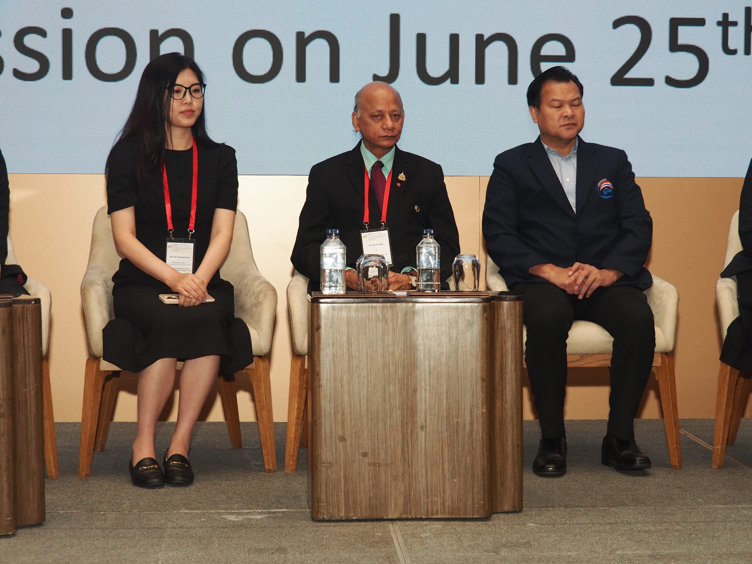 EEP ร่วมเวทีสัมมนาระดับเอเชีย EEP ร่วมเวทีสัมมนาระดับเอเชีย 9th Waste Management & Waste to Energy Asia Summit Thailand Focus เมื่อวันที่ 25 มิถุนายน 2568 ณ ห้องฟูจิ 2 บอลรูม ชั้น 4 โรงแรมนิกโก้ กรุงเทพฯ กลุ่มบริษัท อีสเทิร์น เอเนอร์จี้ พลัส จำกัด (EEP Group) ได้ตอกย้ำบทบาทการเป็นผู้นำด้านการจัดการขยะชุมชนและพลังงานสะอาดของประเทศไทย บนเวทีสัมมนาระดับภูมิภาค เอเซียในงาน “9th Waste Management & Waste to Energy Asia Summit Thailand Focus” ซึ่งจัดขึ้นโดย Innovation Networking Brainstorm Connection (INBC Global) โดยในงานนี้ นายอบีนาช มาจี้ ประธานเจ้าหน้าที่บริหารของกลุ่มบริษัท EEP ได้รับเกียรติเป็นวิทยากรปาฐกถาพิเศษ บรรยายภายใต้หัวข้อ “The latest development and future planning of EEP's waste management and Waste to Energy Business” การเข้าร่วมงานสัมมนาของกลุ่มบริษัท EEP ในครั้งนี้ สะท้อนถึงความมุ่งมั่นในการพัฒนาธุรกิจการบริหารจัดการขยะชุมชนอย่างครบวงจร ด้วยแนวทางที่ยั่งยืน เป็นมิตรต่อสิ่งแวดล้อม และตอบโจทย์การพัฒนาเศรษฐกิจหมุนเวียน (Circular Economy) ควบคู่กับการมีส่วนร่วมของชุมชน ภาพรวมการดำเนินงานของ EEP Group บริษัท อีสเทิร์น เอเนอร์จี้ พลัส จำกัด (EEP) ดำเนินธุรกิจบ่อฝังกลบขยะชุมชนภายในศูนย์บริหารจัดการขยะชุมชนแบบครบวงจร ตั้งอยู่ที่ตำบลแพรกษาใหม่ อำเภอเมืองสมุทรปราการ จังหวัดสมุทรปราการ โดยยึดแนวคิด Zero Waste ในการบริหารจัดการ รองรับขยะชุมชนจากรถเก็บขนขยะขององค์กรปกครองส่วนท้องถิ่นในจังหวัดสมุทรปราการ เพื่อเข้าสู่กระบวนการคัดแยกขยะอย่างเป็นระบบและนำมาผลิตเป็นเชื้อเพลิงขยะ RDF สำหรับป้อนเข้าสู่กระบวนการผลิตกระแสไฟฟ้าของโรงไฟฟ้าเชื้อเพลิงขยะ RDF ขนาด 9.9 เมกะวัตต์ ภายใต้ บริษัท ราชบุรี-อีอีพี รีนิวเอเบิ้ล เอนเนอจี้ จำกัด (R-EEP) รวมถึงบริการเก็บขนขยะชุมชนให้แก่บางองค์กรปกครองส่วนท้องถิ่นในจังหวัดสมุทรปราการ มายังบ่อฝังกลบขยะของบริษัท EEP ดำเนินงานโดยบริษัท สมุทรปราการ รีนิวเอเบิ้ล เอเนอร์จี้ จำกัด (SRE) และโครงการก่อสร้างโรงไฟฟ้าขยะชุมชนและบริหารจัดการโรงไฟฟ้า ทั้งหมด 3 โครงการ ได้แก่ โรงไฟฟ้าที่มีขนาดกำลังการผลิต 9.9 เมกะวัตต์ จำนวน 1 โรง และขนาดกำลังการผลิต 3.0 เมกะวัตต์ จำนวน 2 โรง ของบริษัท มหานคร กรีน เอเนอร์จี้ จำกัด (MHG) โดยมีกำหนดเริ่มเดินเครื่องภายในเดือนธันวาคม พ.ศ. 2569 บริษัท EEP มีเป้าหมายในการก้าวสู่ความเป็นผู้นำด้านการบริหารจัดการขยะชุมชนแบบครบวงจร ภายใต้การนำของนายอบีนาช มาจี้ CEO กลุ่มบริษัท EEP โดยใช้แนวคิดการบริหารจัดการขยะชุมชน แบบ 360 องศา ซึ่งคำนึงถึงสิ่งแวดล้อมและชุมชนเป็นหัวใจสำคัญ ด้วยการบูรณาการองค์ความรู้ด้านวิศวกรรมศาสตร์ วิทยาศาสตร์ และเทคโนโลยี เข้ามาใช้ในการบริหารจัดการขยะมูลฝอยชุมชนอย่างเป็นระบบ ควบคู่กับความใส่ใจต่อสิ่งแวดล้อมและความยั่งยืนในระยะยาว อาทิเช่น การพัฒนาและประยุกต์ใช้เทคโนโลยีในการจัดการก๊าซมีเทน โดยใช้วัสดุเสมือนดินที่ได้จากกระบวนการรื้อร่อน มาเป็นวัสดุปิดทับขยะบริเวณบ่อฝังกลบ ซึ่งมีคุณสมบัติเป็นชั้น Methane oxidation layer : MOL ช่วยลดปริมาณก๊าซมีเทนและกลิ่นจากการฝังกลบขยะได้ พร้อมนำนวัตกรรมการฝังกลบแบบกึ่งเติมอากาศ (Semi-aerobic landfill) มาใช้เป็นแห่งแรกในประเทศไทย รวมถึงใช้โดรนตรวจวัดอุณหภูมิ (Thermal Drone) เพื่อตรวจจับความร้อนสะสม (Hot spot) ลดความเสี่ยงการเกิดไฟไหม้ในหลุมฝังกลบขยะ ในด้านการจัดการกลิ่น กลุ่มบริษัท EEP ได้ร่วมมือกับสถาบันการศึกษา ในการนำเทคโนโลยี E-Nose (จมูกอิเล็กทรอนิกส์) มาติดตั้งในพื้นที่ชุมชนโดยรอบ พร้อมระบบแจ้งเตือนตลอด 24 ชั่วโมง เพื่อรับมือกับกลิ่นไม่พึงประสงค์อย่างมีประสิทธิภาพ รวมถึงติดตั้งระบบตรวจวัดค่าฝุ่น PM 2.5 ทั้งแบบออนไลน์และออฟไลน์ เพื่อเฝ้าระวังคุณภาพอากาศโดยรอบในพื้นที่ชุมชนและสถานประกอบการ นายอบีนาช มาจี้ CEO กลุ่มบริษัท EEP กล่าวว่า ด้วยวิสัยทัศน์อันก้าวไกลของผู้บริหารกลุ่มบริษัท EEP ในการเป็นผู้นำด้านการจัดการขยะชุมชนอย่างยั่งยืนระดับประเทศ โดยบูรณาการองค์ความรู้ด้านวิศวกรรม วิทยาศาสตร์ และเทคโนโลยีเพื่อสร้างนวัตกรรมที่ตอบโจทย์สิ่งแวดล้อมและสังคม พร้อมทำงานร่วมกับมหาวิทยาลัยชั้นนำในการวิจัยและพัฒนาโครงการในอนาคตเพื่อยกระดับการบริหารจัดการขยะในระดับประเทศ เพื่อให้สอดคล้องกับเป้าหมาย Net Zero Emission ของประเทศไทย และแนวทางการลดก๊าซเรือนกระจกตามที่ได้ตกลงไว้ในการประชุม COP26 ที่มุ่งเน้นการจำกัดอุณหภูมิโลก และสนับสนุนการเปลี่ยนผ่านสู่สังคมคาร์บอนต่ำอย่างยั่งยืน กลุ่มบริษัท EEP มุ่งมั่นขับเคลื่อนประเทศไทยสู่เป้าหมายด้านพลังงานสะอาดและการพัฒนาที่ยั่งยืนให้กับชุมชน สังคมในจังหวัดสมุทรปราการและประเทศชาติอย่างแท้จริง