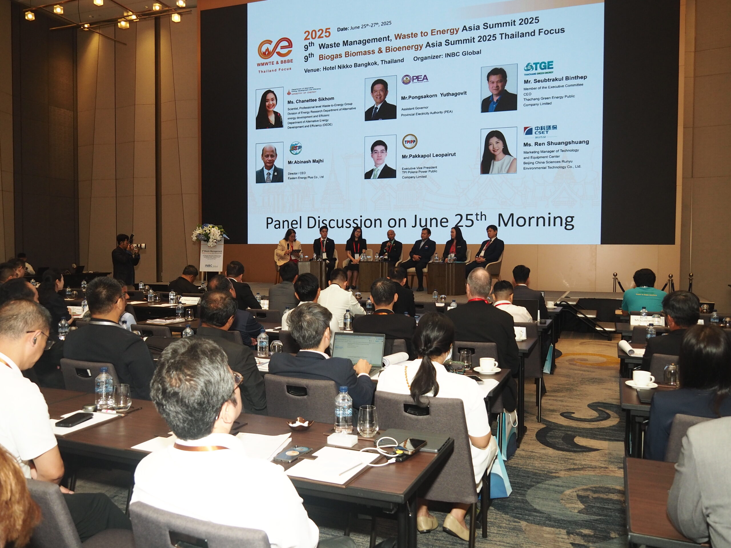 EEP ร่วมเวทีสัมมนาระดับเอเชีย EEP ร่วมเวทีสัมมนาระดับเอเชีย 9th Waste Management & Waste to Energy Asia Summit Thailand Focus เมื่อวันที่ 25 มิถุนายน 2568 ณ ห้องฟูจิ 2 บอลรูม ชั้น 4 โรงแรมนิกโก้ กรุงเทพฯ กลุ่มบริษัท อีสเทิร์น เอเนอร์จี้ พลัส จำกัด (EEP Group) ได้ตอกย้ำบทบาทการเป็นผู้นำด้านการจัดการขยะชุมชนและพลังงานสะอาดของประเทศไทย บนเวทีสัมมนาระดับภูมิภาค เอเซียในงาน “9th Waste Management & Waste to Energy Asia Summit Thailand Focus” ซึ่งจัดขึ้นโดย Innovation Networking Brainstorm Connection (INBC Global) โดยในงานนี้ นายอบีนาช มาจี้ ประธานเจ้าหน้าที่บริหารของกลุ่มบริษัท EEP ได้รับเกียรติเป็นวิทยากรปาฐกถาพิเศษ บรรยายภายใต้หัวข้อ “The latest development and future planning of EEP's waste management and Waste to Energy Business” การเข้าร่วมงานสัมมนาของกลุ่มบริษัท EEP ในครั้งนี้ สะท้อนถึงความมุ่งมั่นในการพัฒนาธุรกิจการบริหารจัดการขยะชุมชนอย่างครบวงจร ด้วยแนวทางที่ยั่งยืน เป็นมิตรต่อสิ่งแวดล้อม และตอบโจทย์การพัฒนาเศรษฐกิจหมุนเวียน (Circular Economy) ควบคู่กับการมีส่วนร่วมของชุมชน ภาพรวมการดำเนินงานของ EEP Group บริษัท อีสเทิร์น เอเนอร์จี้ พลัส จำกัด (EEP) ดำเนินธุรกิจบ่อฝังกลบขยะชุมชนภายในศูนย์บริหารจัดการขยะชุมชนแบบครบวงจร ตั้งอยู่ที่ตำบลแพรกษาใหม่ อำเภอเมืองสมุทรปราการ จังหวัดสมุทรปราการ โดยยึดแนวคิด Zero Waste ในการบริหารจัดการ รองรับขยะชุมชนจากรถเก็บขนขยะขององค์กรปกครองส่วนท้องถิ่นในจังหวัดสมุทรปราการ เพื่อเข้าสู่กระบวนการคัดแยกขยะอย่างเป็นระบบและนำมาผลิตเป็นเชื้อเพลิงขยะ RDF สำหรับป้อนเข้าสู่กระบวนการผลิตกระแสไฟฟ้าของโรงไฟฟ้าเชื้อเพลิงขยะ RDF ขนาด 9.9 เมกะวัตต์ ภายใต้ บริษัท ราชบุรี-อีอีพี รีนิวเอเบิ้ล เอนเนอจี้ จำกัด (R-EEP) รวมถึงบริการเก็บขนขยะชุมชนให้แก่บางองค์กรปกครองส่วนท้องถิ่นในจังหวัดสมุทรปราการ มายังบ่อฝังกลบขยะของบริษัท EEP ดำเนินงานโดยบริษัท สมุทรปราการ รีนิวเอเบิ้ล เอเนอร์จี้ จำกัด (SRE) และโครงการก่อสร้างโรงไฟฟ้าขยะชุมชนและบริหารจัดการโรงไฟฟ้า ทั้งหมด 3 โครงการ ได้แก่ โรงไฟฟ้าที่มีขนาดกำลังการผลิต 9.9 เมกะวัตต์ จำนวน 1 โรง และขนาดกำลังการผลิต 3.0 เมกะวัตต์ จำนวน 2 โรง ของบริษัท มหานคร กรีน เอเนอร์จี้ จำกัด (MHG) โดยมีกำหนดเริ่มเดินเครื่องภายในเดือนธันวาคม พ.ศ. 2569 บริษัท EEP มีเป้าหมายในการก้าวสู่ความเป็นผู้นำด้านการบริหารจัดการขยะชุมชนแบบครบวงจร ภายใต้การนำของนายอบีนาช มาจี้ CEO กลุ่มบริษัท EEP โดยใช้แนวคิดการบริหารจัดการขยะชุมชน แบบ 360 องศา ซึ่งคำนึงถึงสิ่งแวดล้อมและชุมชนเป็นหัวใจสำคัญ ด้วยการบูรณาการองค์ความรู้ด้านวิศวกรรมศาสตร์ วิทยาศาสตร์ และเทคโนโลยี เข้ามาใช้ในการบริหารจัดการขยะมูลฝอยชุมชนอย่างเป็นระบบ ควบคู่กับความใส่ใจต่อสิ่งแวดล้อมและความยั่งยืนในระยะยาว อาทิเช่น การพัฒนาและประยุกต์ใช้เทคโนโลยีในการจัดการก๊าซมีเทน โดยใช้วัสดุเสมือนดินที่ได้จากกระบวนการรื้อร่อน มาเป็นวัสดุปิดทับขยะบริเวณบ่อฝังกลบ ซึ่งมีคุณสมบัติเป็นชั้น Methane oxidation layer : MOL ช่วยลดปริมาณก๊าซมีเทนและกลิ่นจากการฝังกลบขยะได้ พร้อมนำนวัตกรรมการฝังกลบแบบกึ่งเติมอากาศ (Semi-aerobic landfill) มาใช้เป็นแห่งแรกในประเทศไทย รวมถึงใช้โดรนตรวจวัดอุณหภูมิ (Thermal Drone) เพื่อตรวจจับความร้อนสะสม (Hot spot) ลดความเสี่ยงการเกิดไฟไหม้ในหลุมฝังกลบขยะ ในด้านการจัดการกลิ่น กลุ่มบริษัท EEP ได้ร่วมมือกับสถาบันการศึกษา ในการนำเทคโนโลยี E-Nose (จมูกอิเล็กทรอนิกส์) มาติดตั้งในพื้นที่ชุมชนโดยรอบ พร้อมระบบแจ้งเตือนตลอด 24 ชั่วโมง เพื่อรับมือกับกลิ่นไม่พึงประสงค์อย่างมีประสิทธิภาพ รวมถึงติดตั้งระบบตรวจวัดค่าฝุ่น PM 2.5 ทั้งแบบออนไลน์และออฟไลน์ เพื่อเฝ้าระวังคุณภาพอากาศโดยรอบในพื้นที่ชุมชนและสถานประกอบการ นายอบีนาช มาจี้ CEO กลุ่มบริษัท EEP กล่าวว่า ด้วยวิสัยทัศน์อันก้าวไกลของผู้บริหารกลุ่มบริษัท EEP ในการเป็นผู้นำด้านการจัดการขยะชุมชนอย่างยั่งยืนระดับประเทศ โดยบูรณาการองค์ความรู้ด้านวิศวกรรม วิทยาศาสตร์ และเทคโนโลยีเพื่อสร้างนวัตกรรมที่ตอบโจทย์สิ่งแวดล้อมและสังคม พร้อมทำงานร่วมกับมหาวิทยาลัยชั้นนำในการวิจัยและพัฒนาโครงการในอนาคตเพื่อยกระดับการบริหารจัดการขยะในระดับประเทศ เพื่อให้สอดคล้องกับเป้าหมาย Net Zero Emission ของประเทศไทย และแนวทางการลดก๊าซเรือนกระจกตามที่ได้ตกลงไว้ในการประชุม COP26 ที่มุ่งเน้นการจำกัดอุณหภูมิโลก และสนับสนุนการเปลี่ยนผ่านสู่สังคมคาร์บอนต่ำอย่างยั่งยืน กลุ่มบริษัท EEP มุ่งมั่นขับเคลื่อนประเทศไทยสู่เป้าหมายด้านพลังงานสะอาดและการพัฒนาที่ยั่งยืนให้กับชุมชน สังคมในจังหวัดสมุทรปราการและประเทศชาติอย่างแท้จริง